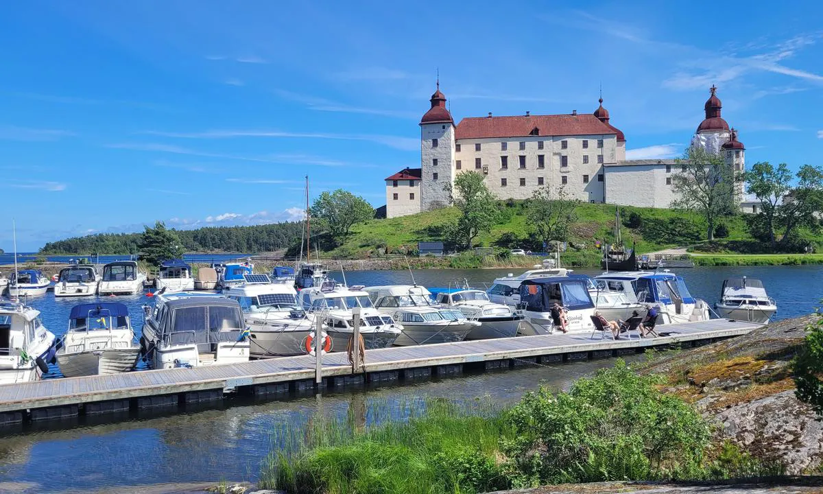 Läckö: {"base": "de", "no": "Utsikt mot gjestebryggen p\u00e5 motsatt side av slottet. H\u00f8yre side sett fra land.", "se": "Utsikt mot g\u00e4stbryggan mittemot slottsidan. H\u00f6ger sida sedd fr\u00e5n landet.", "en": "View of guest pier opposite the castle side. Right side seen from the land.", "da": "Udsigt til g\u00e6stebroen overfor slotsiden. H\u00f8jre side set fra land.", "fr": "Vue sur le ponton des visiteurs en face du c\u00f4t\u00e9 du ch\u00e2teau. C\u00f4t\u00e9 droit vu depuis la terre.", "de": "Blick auf G\u00e4stesteg gegen\u00fcber der Schlo\u00dfseite. Rechte Seite vom Land aus gesehen.", "es": "Vista al muelle de invitados frente al lado del castillo. Lado derecho visto desde tierra.", "it": "Vista sul molo degli ospiti di fronte al lato del castello. Visto dalla terra, sul lato destro.", "pt": "Vista do cais para visitantes em frente ao lado do castelo. Visto do lado direito a partir de terra.", "nl": "Uitzicht op de gastesteiger tegenover de kasteelzijde. Rechterkant vanaf het land gezien.", "pl": "Widok na pomost go\u015bcinny naprzeciwko strony zamkowej. Prawa strona patrz\u0105c od l\u0105du.", "uk": "\u0412\u0438\u0434 \u043d\u0430 \u043f\u0440\u0438\u0447\u0430\u043b \u0434\u043b\u044f \u0433\u043e\u0441\u0442\u0435\u0439 \u043d\u0430\u0432\u043f\u0440\u043e\u0442\u0438 \u0431\u043e\u043a\u0443 \u0437\u0430\u043c\u043a\u0443. \u041f\u0440\u0430\u0432\u0430 \u0441\u0442\u043e\u0440\u043e\u043d\u0430 \u0437 \u0431\u043e\u043a\u0443 \u0431\u0435\u0440\u0435\u0433\u0430.", "ro": "Vedere spre pontonul pentru oaspe\u021bi, vizavi de partea castelului. Partea dreapt\u0103 v\u0103zut\u0103 de pe \u021b\u0103rm.", "tr": "Saray taraf\u0131n\u0131n kar\u015f\u0131s\u0131ndaki misafir iskelesine bak\u0131\u015f. Karadan bak\u0131ld\u0131\u011f\u0131nda sa\u011f tarafta.", "el": "\u0398\u03ad\u03b1 \u03c3\u03c4\u03b7\u03bd \u03c0\u03c1\u03bf\u03b2\u03bb\u03ae\u03c4\u03b1 \u03c4\u03bf\u03c5 \u03b5\u03c0\u03b9\u03c3\u03ba\u03ad\u03c0\u03c4\u03b7 \u03b1\u03c0\u03ad\u03bd\u03b1\u03bd\u03c4\u03b9 \u03b1\u03c0\u03cc \u03c4\u03b7\u03bd \u03c0\u03bb\u03b5\u03c5\u03c1\u03ac \u03c4\u03bf\u03c5 \u03ba\u03ac\u03c3\u03c4\u03c1\u03bf\u03c5. \u0394\u03b5\u03be\u03b9\u03ac \u03c0\u03bb\u03b5\u03c5\u03c1\u03ac \u03b1\u03c0\u03cc \u03c4\u03b7\u03bd \u03be\u03b7\u03c1\u03ac \u03cc\u03c0\u03c9\u03c2 \u03c6\u03b1\u03af\u03bd\u03b5\u03c4\u03b1\u03b9.", "cs": "Pohled na molo pro hosty naproti z\u00e1meck\u00e9 stran\u011b. Prav\u00e1 strana z pohledu ze zem\u011b.", "hu": "Kil\u00e1t\u00e1s a vend\u00e9gst\u00e9gre a kast\u00e9ly oldal\u00e1val szemben. A jobb oldalr\u00f3l n\u00e9zve, sz\u00e1razf\u00f6ld fel\u0151l.", "fi": "N\u00e4kym\u00e4 vieraslaiturille linnan puolelta katsottuna. Oikea puoli maalta katsottuna.", "bg": "\u0418\u0437\u0433\u043b\u0435\u0434 \u043a\u044a\u043c \u043a\u0435\u044f \u0437\u0430 \u0433\u043e\u0441\u0442\u0438 \u0441\u0440\u0435\u0449\u0443 \u0441\u0442\u0440\u0430\u043d\u0430\u0442\u0430 \u043d\u0430 \u0437\u0430\u043c\u044a\u043a\u0430. \u0414\u044f\u0441\u043d\u0430 \u0441\u0442\u0440\u0430\u043d\u0430, \u0433\u043b\u0435\u0434\u0430\u043d\u0430 \u043e\u0442 \u0441\u0443\u0448\u0430\u0442\u0430.", "sr": "\u041f\u043e\u0433\u043b\u0435\u0434 \u043d\u0430 \u043f\u0440\u0438\u0441\u0442\u0430\u043d \u0437\u0430 \u0433\u043e\u0441\u0442\u0435 \u043d\u0430\u0441\u0443\u043f\u0440\u043e\u0442 \u0441\u0442\u0440\u0430\u043d\u0435 \u0441\u0430 \u0437\u0430\u043c\u043a\u043e\u043c. \u0414\u0435\u0441\u043d\u0430 \u0441\u0442\u0440\u0430\u043d\u0430 \u0433\u043b\u0435\u0434\u0430\u043d\u043e \u0441\u0430 \u043a\u043e\u043f\u043d\u0430.", "et": "Vaade k\u00fclaliste kai peale lossi vastas. Parempoolne k\u00fclg, maapinnalt vaadatuna.", "lv": "Skats uz viesu piest\u0101tni pret\u012b pils pusei. Lab\u0101 puse no sauszemes skatoties.", "lt": "Vaizdas \u012f sve\u010di\u0173 prieplauk\u0105 prie\u0161ais pilies pus\u0119. De\u0161in\u0117 pus\u0117 \u017ei\u016brint nuo kranto."}