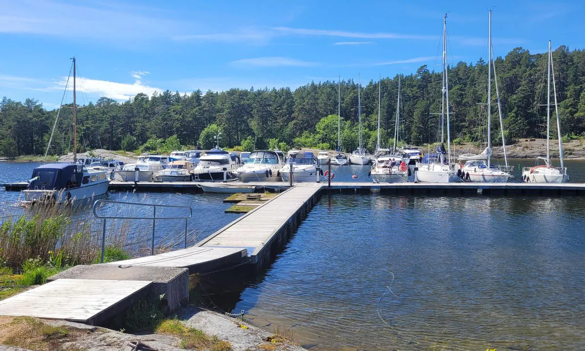 Läckö: {"base": "de", "no": "Indre gjestebrygge p\u00e5 slottssiden.", "se": "Inre g\u00e4stbrygga p\u00e5 slottsidan.", "en": "Inner guest pier on the castle side.", "da": "Indre g\u00e6stebro p\u00e5 slotsiden.", "fr": "Ponton int\u00e9rieur pour invit\u00e9s du c\u00f4t\u00e9 du ch\u00e2teau.", "de": "Innerer G\u00e4stesteg auf der Schlo\u00dfseite.", "es": "Muelle de invitados interior en el lado del castillo.", "it": "Pontile interno per ospiti sul lato del castello.", "pt": "Pont\u00e3o interno para visitantes no lado do castelo.", "nl": "Innerste gastensteiger aan de kasteelzijde.", "pl": "Wewn\u0119trzny pomost go\u015bcinny po stronie zamku.", "uk": "\u0412\u043d\u0443\u0442\u0440\u0456\u0448\u043d\u0456\u0439 \u043f\u0440\u0438\u0447\u0430\u043b \u0434\u043b\u044f \u0433\u043e\u0441\u0442\u0435\u0439 \u0437 \u0431\u043e\u043a\u0443 \u0437\u0430\u043c\u043a\u0443.", "ro": "Debarcader interior pentru oaspe\u021bi pe partea castelului.", "tr": "\u0130\u00e7 misafir iskelesi \u015fato taraf\u0131nda.", "el": "\u0395\u03c3\u03c9\u03c4\u03b5\u03c1\u03b9\u03ba\u03ae \u03c0\u03c1\u03bf\u03b2\u03bb\u03ae\u03c4\u03b1 \u03b5\u03c0\u03b9\u03c3\u03ba\u03b5\u03c0\u03c4\u03ce\u03bd \u03c3\u03c4\u03b7\u03bd \u03c0\u03bb\u03b5\u03c5\u03c1\u03ac \u03c4\u03bf\u03c5 \u03ba\u03ac\u03c3\u03c4\u03c1\u03bf\u03c5.", "cs": "Vnit\u0159n\u00ed hostinsk\u00fd m\u016fstek na stran\u011b z\u00e1mku.", "hu": "Bels\u0151 vend\u00e9gst\u00e9g a kast\u00e9ly oldalon.", "fi": "Sis\u00e4inen vieraslaituri linnan puolella.", "bg": "\u0412\u044a\u0442\u0440\u0435\u0448\u043d\u043e \u0433\u043e\u0441\u0442\u0435\u043d\u0441\u043a\u043e \u043f\u0440\u0438\u0441\u0442\u0430\u043d\u0438\u0449\u0435 \u043e\u0442 \u0441\u0442\u0440\u0430\u043d\u0430\u0442\u0430 \u043d\u0430 \u0437\u0430\u043c\u044a\u043a\u0430.", "sr": "Unutra\u0161nji gostinski mol na strani dvorca.", "et": "Sise k\u00fclalistekai lossipoolses k\u00fcljes.", "lv": "Iek\u0161\u0113jais viesu pontons pie pils puses.", "lt": "Vidinis sve\u010di\u0173 prieplauka prie pilies \u0161ono."}