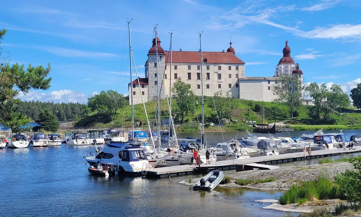 Läckö: {"base": "de", "no": "Utsikt mot gjestebryggen overfor slottsiden. Venstre side sett fra land.", "se": "Utsikt mot g\u00e4stbrygga mittemot slottsidan. V\u00e4nster sida fr\u00e5n land sett.", "en": "View of the guest dock opposite the castle side. Left side as seen from the land.", "da": "Udsigt til g\u00e6stebroen overfor slotsiden. Venstre side set fra land.", "fr": "Vue sur le ponton des invit\u00e9s en face du c\u00f4t\u00e9 du ch\u00e2teau. C\u00f4t\u00e9 gauche vu de la terre.", "de": "Blick auf G\u00e4stesteg gegen\u00fcber der Schlo\u00dfseite. Linke Seite vom Land aus gesehen.", "es": "Vista al muelle de invitados frente al lado del castillo. Visto desde tierra, es el lado izquierdo.", "it": "Vista sul molo per gli ospiti di fronte al lato del castello. Lato sinistro visto dalla terra.", "pt": "Vista para o cais de visitantes em frente ao lado do castelo. Lado esquerdo visto da terra.", "nl": "<strong>Uitzicht op de gastensteiger tegenover de kasteelzijde. Gezien vanaf het land aan de linkerkant.</strong>", "pl": "Widok na pomost go\u015bcinny naprzeciw strony zamku. Lewa strona widziana z l\u0105du.", "uk": "\u0412\u0438\u0434 \u043d\u0430 \u0433\u043e\u0441\u0442\u044c\u043e\u0432\u0438\u0439 \u043f\u0440\u0438\u0447\u0430\u043b \u043d\u0430\u0432\u043f\u0440\u043e\u0442\u0438 \u0431\u043e\u043a\u0443 \u0437\u0430\u043c\u043a\u0443. \u041b\u0456\u0432\u0430 \u0441\u0442\u043e\u0440\u043e\u043d\u0430, \u044f\u043a\u0449\u043e \u0434\u0438\u0432\u0438\u0442\u0438\u0441\u044f \u0437 \u0431\u0435\u0440\u0435\u0433\u0430.", "ro": "Vedere a pontonului pentru oaspe\u021bi, vizavi de partea castelului. Partea st\u00e2ng\u0103, privit\u0103 dinspre \u021b\u0103rm.", "tr": "Kale taraf\u0131n\u0131n kar\u015f\u0131s\u0131ndaki misafir iskelesine bak\u0131\u015f. Karadan bak\u0131ld\u0131\u011f\u0131nda sol tarafta.", "el": "\u0398\u03ad\u03b1 \u03c3\u03c4\u03b7\u03bd \u03c0\u03c1\u03bf\u03b2\u03bb\u03ae\u03c4\u03b1 \u03b5\u03c0\u03b9\u03c3\u03ba\u03b5\u03c0\u03c4\u03ce\u03bd \u03b1\u03c0\u03ad\u03bd\u03b1\u03bd\u03c4\u03b9 \u03b1\u03c0\u03cc \u03c4\u03b7\u03bd \u03c0\u03bb\u03b5\u03c5\u03c1\u03ac \u03c4\u03bf\u03c5 \u03ba\u03ac\u03c3\u03c4\u03c1\u03bf\u03c5. \u0391\u03c1\u03b9\u03c3\u03c4\u03b5\u03c1\u03ae \u03c0\u03bb\u03b5\u03c5\u03c1\u03ac \u03cc\u03c0\u03c9\u03c2 \u03c6\u03b1\u03af\u03bd\u03b5\u03c4\u03b1\u03b9 \u03b1\u03c0\u03cc \u03c4\u03b7\u03bd \u03be\u03b7\u03c1\u03ac.", "cs": "Pohled na molo pro hosty naproti stran\u011b z\u00e1mku. Lev\u00e1 strana z pohledu ze zem\u011b.", "hu": "Kil\u00e1t\u00e1s a vend\u00e9gst\u00e9gre a kast\u00e9llyal szemk\u00f6zti oldalr\u00f3l. A sz\u00e1razf\u00f6ld fel\u0151l n\u00e9zve a bal oldalon.", "fi": "N\u00e4kym\u00e4 vieraslaiturille linnan vastap\u00e4\u00e4t\u00e4. Vasemmalla puolella maalta katsottuna.", "bg": "\u0418\u0437\u0433\u043b\u0435\u0434 \u043a\u044a\u043c \u0433\u043e\u0441\u0442\u0443\u0432\u0430\u0449\u0438\u044f \u043a\u0435\u0439 \u0441\u0440\u0435\u0449\u0443 \u0441\u0442\u0440\u0430\u043d\u0430\u0442\u0430 \u043d\u0430 \u0437\u0430\u043c\u044a\u043a\u0430. \u041b\u044f\u0432\u0430 \u0441\u0442\u0440\u0430\u043d\u0430, \u0433\u043b\u0435\u0434\u0430\u043d\u0430 \u043e\u0442 \u0441\u0443\u0448\u0430\u0442\u0430.", "sr": "Pogled na gostinjski gat nasuprot strani sa dvorcem. Leva strana gledano sa kopna.", "et": "Vaade k\u00fclalistekai vastu lossi poolt. Vasak pool maalt vaadatuna.", "lv": "Skats uz viesu piest\u0101tni no pils pret\u0113j\u0101s puses. Kreis\u0101 puse, skatoties no krasta.", "lt": "Vaizdas \u012f sve\u010di\u0173 prieplauk\u0105 prie\u0161ais pilies pus\u0119. Kair\u0117 pus\u0117 \u017ei\u016brint nuo kranto."}