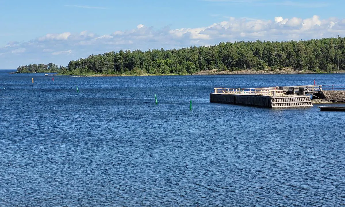 Läckö: {"base": "de", "no": "Utsikt over merkingene i innseilingen.", "se": "Vy \u00f6ver farledens utm\u00e4rkning.", "en": "View of the buoyage of the approach.", "da": "Udsigt til afm\u00e6rkningen af indsejlingen.", "fr": "Vue sur le balisage de l'acc\u00e8s.", "de": "Blick auf die Betonnung der Zufahrt.", "es": "Vista de la balizamiento del acceso.", "it": "Vista sulla segnalazione della via d'accesso.", "pt": "Vista da balizagem da entrada.", "nl": "Uitzicht op de betonning van de toegang.", "pl": "Widok na oznakowanie podej\u015bcia.", "uk": "\u0412\u0438\u0434 \u043d\u0430 \u0431\u043e\u043d\u0434\u0443\u0432\u0430\u043d\u043d\u044f \u043f\u0456\u0434\u0445\u043e\u0434\u0443.", "ro": "Vederea balizajului c\u0103ii de acces.", "tr": "Liman giri\u015finin i\u015faret \u015famand\u0131ralar\u0131n\u0131n g\u00f6r\u00fcn\u00fcm\u00fc.", "el": "\u0398\u03ad\u03b1 \u03c3\u03c4\u03b7 \u03c3\u03ae\u03bc\u03b1\u03bd\u03c3\u03b7 \u03c4\u03b7\u03c2 \u03c0\u03c1\u03cc\u03c3\u03b2\u03b1\u03c3\u03b7\u03c2.", "cs": "Pohled na ozna\u010den\u00ed vjezdu.", "hu": "Kil\u00e1t\u00e1s a megk\u00f6zel\u00edt\u00e9si csatorna v\u00edzi jelz\u00e9seire.", "fi": "N\u00e4kym\u00e4 v\u00e4yl\u00e4n poijutukseen.", "bg": "\u0418\u0437\u0433\u043b\u0435\u0434 \u043a\u044a\u043c \u043c\u0430\u0440\u043a\u0438\u0440\u043e\u0432\u043a\u0430\u0442\u0430 \u043d\u0430 \u0432\u0445\u043e\u0434\u0430.", "sr": "Pogled na ozna\u010davanje lukobrana.", "et": "Vaade sissep\u00e4\u00e4su poidele.", "lv": "Skats uz piek\u013cuves boju izvietojumu.", "lt": "Vaizdas \u012f \u012fva\u017eiavimo \u017eenklinim\u0105."}