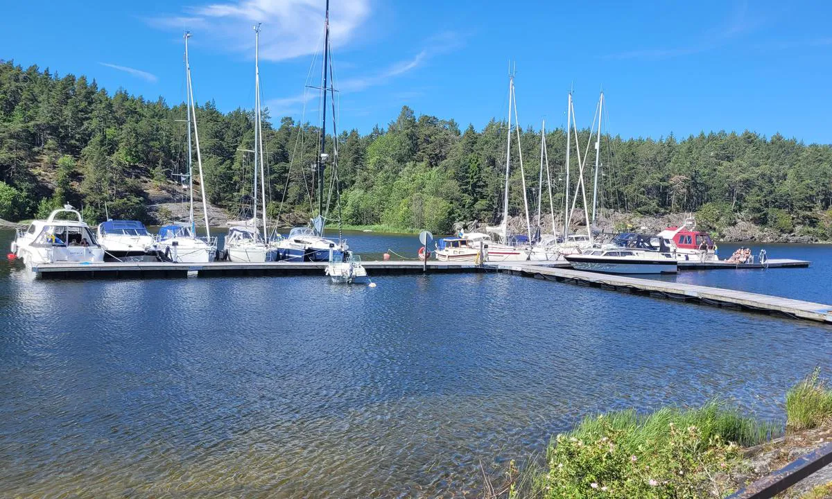 Läckö: {"base": "de", "no": "Ytterste gjestebrygge p\u00e5 slottsiden.", "se": "Yttersta g\u00e4stbryggan p\u00e5 slottsidan.", "en": "Outermost guest jetty on the castle side.", "da": "Yderste g\u00e6stebro p\u00e5 slotsiden.", "fr": "Ponton d'extr\u00e9mit\u00e9 pour invit\u00e9s du c\u00f4t\u00e9 ch\u00e2teau.", "de": "\u00c4u\u00dferster G\u00e4stesteg auf der Schlo\u00dfseite.", "es": "Muelle de invitados m\u00e1s exterior en el lado del castillo.", "it": "Ponte esterno per ospiti sul lato del castello.", "pt": "Cais de h\u00f3spedes mais externo do lado do castelo.", "nl": "Uiterste gaststeiger aan de kasteelzijde.", "pl": "Najdalszy pomost dla go\u015bci po stronie zamku.", "uk": "\u041d\u0430\u0439\u0437\u043e\u0432\u043d\u0456\u0448\u043d\u0456\u0439 \u0433\u043e\u0441\u0442\u044c\u043e\u0432\u0438\u0439 \u043f\u0440\u0438\u0447\u0430\u043b \u0437 \u0431\u043e\u043a\u0443 \u0437\u0430\u043c\u043a\u0443.", "ro": "De aplicabilitate: Pontonul cel mai \u00eendep\u0103rtat pentru oaspe\u021bi pe partea castelului.", "tr": "Kalenin taraf\u0131ndaki en u\u00e7 misafir iskelesi.", "el": "\u0391\u03c0\u03bf\u03bc\u03b1\u03ba\u03c1\u03c5\u03c3\u03bc\u03ad\u03bd\u03b7 \u03c0\u03c1\u03bf\u03b2\u03bb\u03ae\u03c4\u03b1 \u03b5\u03c0\u03b9\u03c3\u03ba\u03b5\u03c0\u03c4\u03ce\u03bd \u03c3\u03c4\u03b7\u03bd \u03c0\u03bb\u03b5\u03c5\u03c1\u03ac \u03c4\u03bf\u03c5 \u03ba\u03ac\u03c3\u03c4\u03c1\u03bf\u03c5.", "cs": "Nejvzd\u00e1len\u011bj\u0161\u00ed molo pro hosty na stran\u011b z\u00e1mku.", "hu": "A legt\u00e1volabbi vend\u00e9gm\u00f3l\u00f3 a kast\u00e9ly oldal\u00e1n.", "fi": "Uloin vieraslaituri linnan puolella.", "bg": "\u041d\u0430\u0439-\u0432\u044a\u043d\u0448\u043d\u0438\u044f\u0442 \u043a\u0435\u0439 \u0437\u0430 \u0433\u043e\u0441\u0442\u0438 \u043d\u0430 \u0441\u0442\u0440\u0430\u043d\u0430\u0442\u0430 \u043d\u0430 \u0437\u0430\u043c\u044a\u043a\u0430.", "sr": "Najudaljeniji gat za goste sa strane zamka.", "et": "K\u00f5ige v\u00e4limine k\u00fclaliskai lossipoolsel k\u00fcljel.", "lv": "\u0100r\u0113jais viesu piest\u0101tne pie pils.", "lt": "Pa\u010dioje i\u0161or\u0117je esan\u010dios sve\u010di\u0173 prieplaukos pilies pus\u0117je."}
