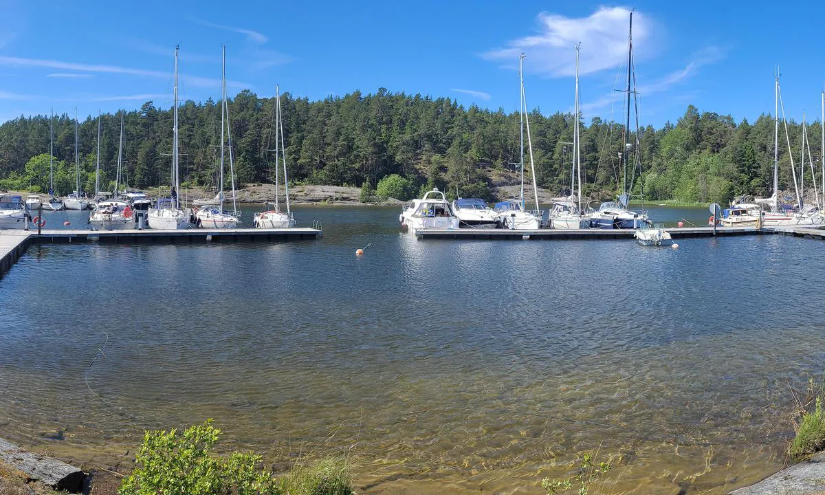 Läckö: {"base": "de", "no": "Utsikt over begge gjestebryggene p\u00e5 slottssiden.", "se": "Utsikt \u00f6ver b\u00e5da g\u00e4stbryggorna p\u00e5 slottsidan.", "en": "View of both guest docks on the castle side.", "da": "Udsigt over begge g\u00e6stebroer p\u00e5 slotsiden.", "fr": "Vue sur les deux pontons pour visiteurs du c\u00f4t\u00e9 du ch\u00e2teau.", "de": "Blick auf beide G\u00e4stestege an der Schlo\u00dfseite.", "es": "Vista de ambos muelles para invitados del lado del castillo.", "it": "Vista di entrambi i moli per gli ospiti sul lato del castello.", "pt": "Vista para ambas as docas de h\u00f3spedes do lado do castelo.", "nl": "Uitzicht op beide gaststeiger aan de kasteelzijde.", "pl": "Widok na oba pomosty dla go\u015bci po stronie zamku.", "uk": "\u0412\u0438\u0434 \u043d\u0430 \u043e\u0431\u0438\u0434\u0432\u0430 \u0433\u043e\u0441\u0442\u044c\u043e\u0432\u0456 \u043f\u0456\u0440\u0441\u0438 \u0437 \u0431\u043e\u043a\u0443 \u0437\u0430\u043c\u043a\u0443.", "ro": "Priveli\u0219te asupra ambelor debarcadere pentru oaspe\u021bi pe partea castelului.", "tr": "\u015eato taraf\u0131ndaki iki misafir iskelesine bak\u0131\u015f.", "el": "\u0398\u03ad\u03b1 \u03ba\u03b1\u03b9 \u03c3\u03c4\u03b9\u03c2 \u03b4\u03cd\u03bf \u03c0\u03c1\u03bf\u03b2\u03bb\u03ae\u03c4\u03b5\u03c2 \u03b5\u03c0\u03b9\u03c3\u03ba\u03b5\u03c0\u03c4\u03ce\u03bd \u03c3\u03c4\u03b7\u03bd \u03c0\u03bb\u03b5\u03c5\u03c1\u03ac \u03c4\u03bf\u03c5 \u03ba\u03ac\u03c3\u03c4\u03c1\u03bf\u03c5.", "cs": "Pohled na ob\u011b hostuj\u00edc\u00ed mola na stran\u011b z\u00e1mku.", "hu": "Kil\u00e1t\u00e1s a kast\u00e9ly oldal\u00e1n l\u00e9v\u0151 mindk\u00e9t vend\u00e9gst\u00e9gre.", "fi": "N\u00e4kym\u00e4 molemmille vieraslaitureille linnan puolella.", "bg": "\u041f\u043e\u0433\u043b\u0435\u0434 \u043a\u044a\u043c \u0434\u0432\u0430\u0442\u0430 \u043a\u0435\u044f \u0437\u0430 \u0433\u043e\u0441\u0442\u0438 \u043e\u0442 \u0441\u0442\u0440\u0430\u043d\u0430\u0442\u0430 \u043d\u0430 \u0437\u0430\u043c\u044a\u043a\u0430.", "sr": "Pogled na oba gostuju\u0107a pristani\u0161ta sa strane zamka.", "et": "Vaade m\u00f5lemale k\u00fclalistekai Schlo\u00dfi poolel.", "lv": "Skats uz ab\u0101m viesu piest\u0101tn\u0113m pie pils puses.", "lt": "Vaizdas \u012f abu sve\u010di\u0173 krantines i\u0161 pilies pus\u0117s."}