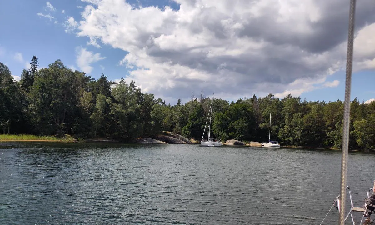 Lådnafladen - Horsslangen: {"base": "se", "no": "Lengst inne i vika mot vest finnes bergflater hvor andre la til.", "se": "L\u00e4ngst in i viken till v\u00e4ster finns bergh\u00e4llar d\u00e4r andra la till.", "en": "At the innermost part of the bay to the west, there are rock slabs where others moored.", "da": "L\u00e6ngst inde i bugten mod vest findes klippefremspring, hvor andre lagde til.", "fr": "Au fond de la baie, \u00e0 l'ouest, il y a des rochers o\u00f9 les autres accostaient.", "de": "Ganz am Ende der Bucht im Westen gibt es Felsen, an denen andere anlegten.", "es": "En lo m\u00e1s profundo de la bah\u00eda, al oeste, hay pe\u00f1ascos donde otros atracaban.", "it": "In fondo alla baia, a ovest, ci sono scogliere dove gli altri si sono ormeggiati.", "pt": "No fundo da ba\u00eda, a oeste, h\u00e1 afloramentos rochosos onde outros atracavam.", "nl": "Het verst in de baai aan de westkant zijn rotsplaten waar anderen aanmeerden.", "pl": "Najbardziej na zach\u00f3d, g\u0142\u0119boko w zatoce, znajduj\u0105 si\u0119 ska\u0142y, przy kt\u00f3rych cumowali inni.", "uk": "\u0423 \u043d\u0430\u0439\u0432\u0456\u0434\u0434\u0430\u043b\u0435\u043d\u0456\u0448\u0456\u0439 \u0437\u0430\u0445\u0456\u0434\u043d\u0456\u0439 \u0447\u0430\u0441\u0442\u0438\u043d\u0456 \u0431\u0443\u0445\u0442\u0438 \u0454 \u0441\u043a\u0435\u043b\u044f\u0441\u0442\u0456 \u0432\u0438\u0445\u043e\u0434\u0438, \u0434\u0435 \u0456\u043d\u0448\u0456 \u043f\u0440\u0438\u0448\u0432\u0430\u0440\u0442\u043e\u0432\u0443\u0432\u0430\u043b\u0438\u0441\u044f.", "ro": "\u00cen ad\u00e2ncul golfului spre vest exist\u0103 st\u00e2nci pe care al\u021bii acostau.", "tr": "Koyun en bat\u0131 ucunda, di\u011ferlerinin demirledi\u011fi kayal\u0131klar bulunmaktad\u0131r.", "el": "\u03a3\u03c4\u03bf \u03c0\u03b9\u03bf \u03b1\u03c0\u03bf\u03bc\u03b1\u03ba\u03c1\u03c5\u03c3\u03bc\u03ad\u03bd\u03bf \u03c3\u03b7\u03bc\u03b5\u03af\u03bf \u03c4\u03bf\u03c5 \u03ba\u03cc\u03bb\u03c0\u03bf\u03c5 \u03c3\u03c4\u03b1 \u03b4\u03c5\u03c4\u03b9\u03ba\u03ac \u03c5\u03c0\u03ac\u03c1\u03c7\u03bf\u03c5\u03bd \u03b2\u03c1\u03b1\u03c7\u03ce\u03b4\u03b5\u03b9\u03c2 \u03c0\u03bb\u03b1\u03b3\u03b9\u03ad\u03c2 \u03cc\u03c0\u03bf\u03c5 \u03ad\u03b4\u03b5\u03c3\u03b1\u03bd \u03ac\u03bb\u03bb\u03bf\u03b9.", "cs": "Uvnit\u0159 z\u00e1livu na z\u00e1pad\u011b se nach\u00e1zej\u00ed skaln\u00ed plochy, kde kotvily jin\u00e9 lod\u011b.", "hu": "A \u00f6b\u00f6l legbels\u0151, nyugati r\u00e9sz\u00e9n szikl\u00e1s partok tal\u00e1lhat\u00f3k, ahol m\u00e1sok horgonyoztak.", "fi": "Lahtipoukamman l\u00e4nsireunassa on kallioalueita, joihin muut ovat kiinnittyneet.", "bg": "\u041d\u0430\u0439-\u043d\u0430\u0432\u044a\u0442\u0440\u0435 \u0432 \u0437\u0430\u043b\u0438\u0432\u0430, \u043e\u0442 \u0437\u0430\u043f\u0430\u0434\u043d\u0430\u0442\u0430 \u0441\u0442\u0440\u0430\u043d\u0430, \u0438\u043c\u0430 \u0441\u043a\u0430\u043b\u043d\u0438 \u043f\u043b\u043e\u0447\u0438, \u043a\u044a\u0434\u0435\u0442\u043e \u0434\u0440\u0443\u0433\u0438\u0442\u0435 \u0430\u043a\u043e\u0441\u0442\u0438\u0440\u0430\u0445\u0430.", "sr": "Najdublje u uvali, na zapadu, nalaze se stene na kojima su drugi pristajali.", "et": "K\u00f5ige l\u00e4\u00e4nepoolsemas lahesopis on kaljused, kus teised on ankurdunud.", "lv": "Tuv\u0101k l\u012b\u010da rietumu da\u013cai ir klintis, kur piest\u0101ja citi.", "lt": "Giliausiai \u012flankos vakaruose yra uolos, kur kitados \u0161vartuodavosi kiti laivai."}