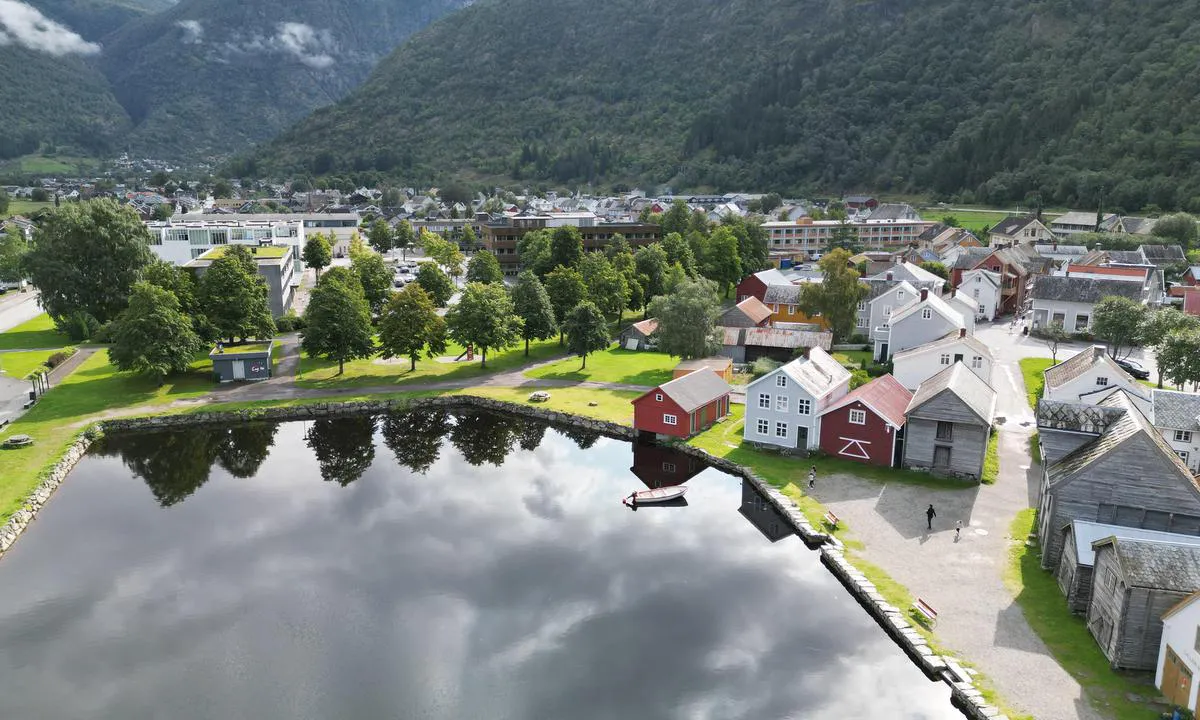 Lærdal Båthavn: Løytnantsbrygga and wiev towards center of village.