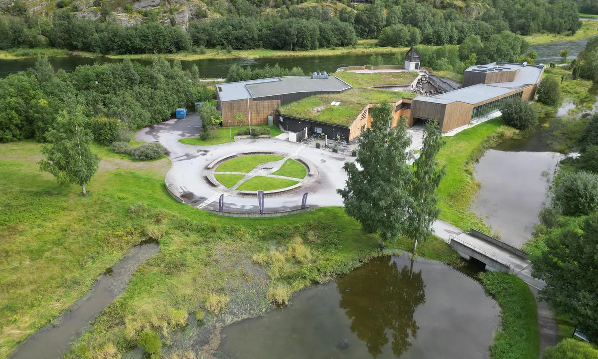 Lærdal Båthavn: Salomon centre.  It tells the story about the salmon, fromm breeding in river, the journey to ocean, and the way back to the same river.
Here is also a restaurant.