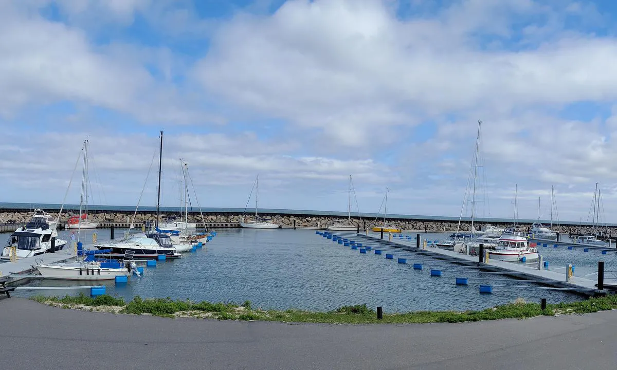 Læsø Østerby Havn: {"base": "de", "no": "Gjestehavn med flytebrygger og bom.", "se": "G\u00e4sthamn med flytbryggor och bom.", "en": "Guest harbour with floating docks and boom.", "da": "G\u00e6stehavn med flydebroer og bom.", "fr": "Port de plaisance avec des pontons flottants et un syst\u00e8me de perches.", "de": "G\u00e4stehafen mit Schwimmstegen und Boom.", "es": "Puerto de invitados con pantalanes flotantes y barrera flotante.", "it": "Porto per ospiti con moli galleggianti e braccio di carico.", "pt": "Marina para visitantes com pont\u00f5es flutuantes e barreira flutuante.", "nl": "Gastenhaven met drijvende steigers en boom.", "pl": "Port go\u015bcinny z p\u0142ywaj\u0105cymi pomostami i bomami.", "uk": "\u0413\u043e\u0441\u0442\u044c\u043e\u0432\u0438\u0439 \u043f\u043e\u0440\u0442 \u0437 \u043f\u043b\u0430\u0432\u0443\u0447\u0438\u043c\u0438 \u043f\u0440\u0438\u0447\u0430\u043b\u0430\u043c\u0438 \u0456 \u0431\u0443\u043a\u0456\u043d\u0433\u043e\u043c.", "ro": "Port pentru oaspe\u021bi cu pontoane flotante \u0219i bar\u0103 de protec\u021bie.", "tr": "Y\u00fczer iskeleler ve bom bulunan misafir liman\u0131.", "el": "\u039b\u03b9\u03bc\u03ac\u03bd\u03b9 \u03b5\u03c0\u03b9\u03c3\u03ba\u03b5\u03c0\u03c4\u03ce\u03bd \u03bc\u03b5 \u03c0\u03bb\u03c9\u03c4\u03ad\u03c2 \u03b1\u03c0\u03bf\u03b2\u03ac\u03b8\u03c1\u03b5\u03c2 \u03ba\u03b1\u03b9 \u03bc\u03c0\u03b1\u03bb\u03cc\u03bd\u03b9.", "cs": "P\u0159\u00edstav pro hosty s plovouc\u00edmi moly a b\u00f3je.", "hu": "Vend\u00e9ghaj\u00f3kik\u00f6t\u0151 \u00fasz\u00f3st\u00e9ggel \u00e9s boommal.", "fi": "Vierasvenesatama, jossa on kelluvia laitureita ja buumi.", "bg": "\u0413\u043e\u0441\u0442\u0443\u0432\u0430\u0449\u043e \u043f\u0440\u0438\u0441\u0442\u0430\u043d\u0438\u0449\u0435 \u0441 \u043f\u043b\u0430\u0432\u0430\u0449\u0438 \u043f\u043e\u043d\u0442\u043e\u043d\u0438 \u0438 \u0431\u0443\u043c.", "sr": "\u041b\u0443\u043a\u0430 \u0437\u0430 \u0433\u043e\u0441\u0442\u0435 \u0441\u0430 \u043f\u043b\u0443\u0442\u0430\u0458\u0443\u045b\u0438\u043c \u043f\u0440\u0438\u0441\u0442\u0430\u043d\u0438\u0448\u0442\u0438\u043c\u0430 \u0438 \u0431\u0443\u043c\u043e\u043c.", "et": "K\u00fclasadam ujukpukkide ja rajaga.", "lv": "Viesu osta ar peldo\u0161iem pontoniem un boomu.", "lt": "Sve\u010diai uostas su pl\u016bduriuojan\u010diais tilteliais ir bumu."}