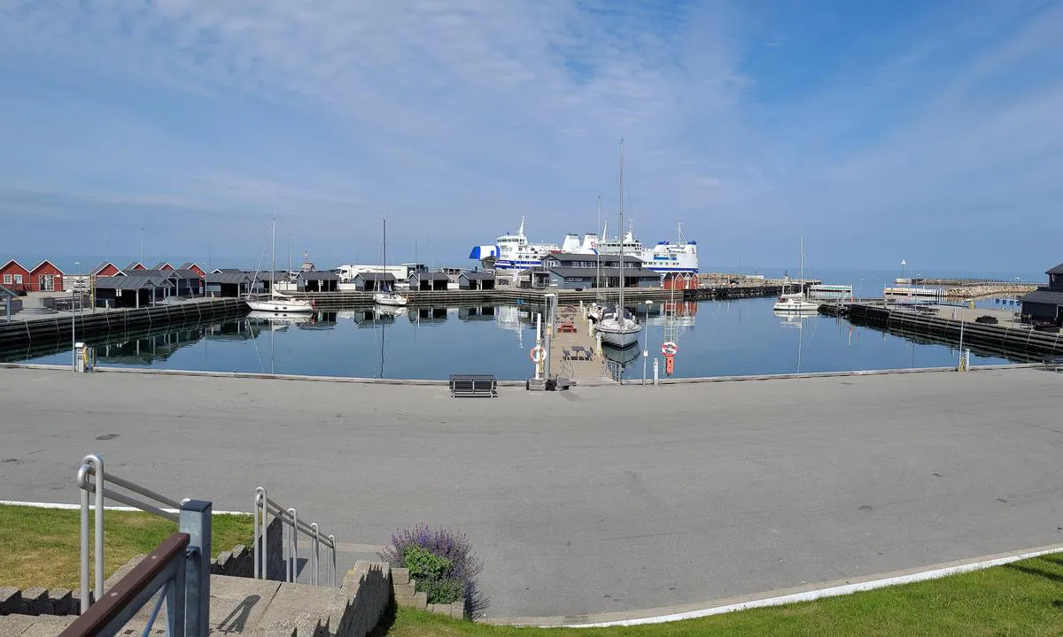 Læsø - Vesterø Havn: Mittleres Hafenbecken, Zufahrt unf Fähre im Hintergrund.