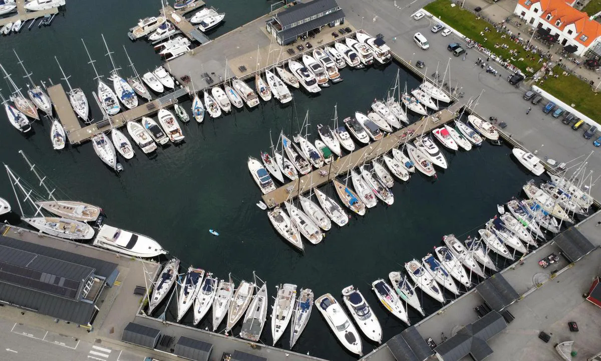 Læsø - Vesterø Havn: {"base": "no", "no": "Vestre basseng er for gjestende b\u00e5ter.", "se": "V\u00e4stra bass\u00e4ngen \u00e4r f\u00f6r g\u00e4stb\u00e5tar.", "en": "The west basin is for visiting boats.", "da": "Vest bassinet er for g\u00e6stende b\u00e5de.", "fr": "Le bassin ouest est r\u00e9serv\u00e9 aux bateaux visiteurs.", "de": "Das Westbecken ist f\u00fcr G\u00e4ste-Boote.", "es": "El dep\u00f3sito de oeste es para barcos visitantes.", "it": "Il bacino occidentale \u00e8 per le barche ospiti.", "pt": "A bacia oeste \u00e9 para barcos visitantes.", "nl": "Het westelijke bassin is voor bezoekende boten.", "pl": "Zachodni basen jest przeznaczony dla go\u015bciuj\u0105cych \u0142odzi.", "uk": "\u0417\u0430\u0445\u0456\u0434\u043d\u0438\u0439 \u0431\u0430\u0441\u0435\u0439\u043d \u043f\u0440\u0438\u0437\u043d\u0430\u0447\u0435\u043d\u0438\u0439 \u0434\u043b\u044f \u0433\u043e\u0441\u0442\u0435\u0432\u0438\u0445 \u0441\u0443\u0434\u0435\u043d.", "ro": "Bazinul vestic este pentru ambarca\u021biunile vizitatoare.", "tr": "Bat\u0131 havuzu misafir tekneler i\u00e7indir.", "el": "\u0397 \u03b4\u03c5\u03c4\u03b9\u03ba\u03ae \u03bb\u03b5\u03ba\u03ac\u03bd\u03b7 \u03b5\u03af\u03bd\u03b1\u03b9 \u03b3\u03b9\u03b1 \u03b5\u03c0\u03b9\u03c3\u03ba\u03ad\u03c0\u03c4\u03b5\u03c2 \u03c3\u03ba\u03b1\u03c6\u03ce\u03bd.", "cs": "Z\u00e1padn\u00ed baz\u00e9n je pro hostuj\u00edc\u00ed lod\u011b.", "hu": "A nyugati medence a vend\u00e9ghaj\u00f3k sz\u00e1m\u00e1ra van fenntartva.", "fi": "L\u00e4nsiallas on vierasveneille.", "bg": "\u0417\u0430\u043f\u0430\u0434\u043d\u0438\u044f\u0442 \u0431\u0430\u0441\u0435\u0439\u043d \u0435 \u0437\u0430 \u0433\u043e\u0441\u0442\u0443\u0432\u0430\u0449\u0438 \u043b\u043e\u0434\u043a\u0438.", "sr": "Zapadni bazen je za gostuju\u0107e \u010damce.", "et": "L\u00e4\u00e4ne bassein on k\u00fclalislaevadele.", "lv": "Rietumu baseins ir paredz\u0113ts viesu laiv\u0101m.", "lt": "Vakarinis baseinas yra skirtas sve\u010diams su valtimis."}