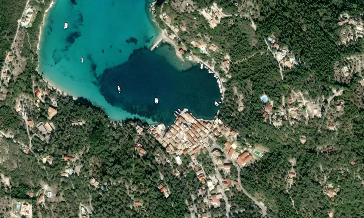 Flyfoto av Lakka Harbour