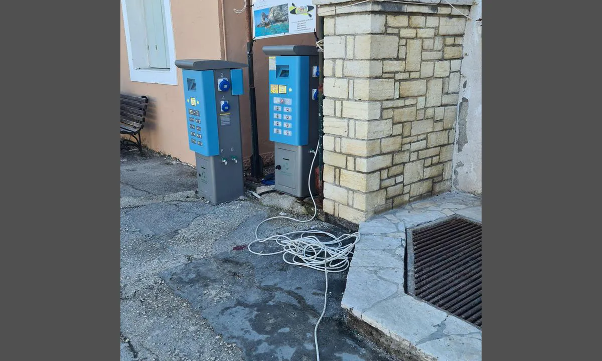 Lakka Harbour: {"base": "en", "no": "str\u00f8m og vann, drivstoff kan bestilles og kommer med drivstoffbil", "se": "el och vatten, br\u00e4nsle kan best\u00e4llas och kommer med br\u00e4nslebil", "en": "electricity and water, fuel can be ordered and comes by fuel truck", "da": "elektricitet og vand, br\u00e6ndstof kan bestilles og leveres med tankbil", "fr": "\u00e9lectricit\u00e9 et eau, le carburant peut \u00eatre command\u00e9 et arrive par camion-citerne", "de": "Elektrizit\u00e4t und Wasser, Treibstoff kann bestellt werden und kommt per Tankwagen", "es": "electricidad y agua, el combustible se puede pedir y llega en cami\u00f3n cisterna de combustible", "it": "elettricit\u00e0 e acqua, il carburante pu\u00f2 essere ordinato e arriva con un camion cisterna", "pt": "eletricidade e \u00e1gua, combust\u00edvel pode ser encomendado e vem por caminh\u00e3o de combust\u00edvel", "nl": "elektriciteit en water, brandstof kan worden besteld en wordt geleverd door een brandstoftruck", "pl": "pr\u0105d i woda, paliwo mo\u017cna zam\u00f3wi\u0107 i jest dostarczane cystern\u0105", "uk": "\u0435\u043b\u0435\u043a\u0442\u0440\u0438\u043a\u0430 \u0442\u0430 \u0432\u043e\u0434\u0430, \u043f\u0430\u043b\u044c\u043d\u0435 \u043c\u043e\u0436\u043d\u0430 \u0437\u0430\u043c\u043e\u0432\u0438\u0442\u0438, \u0456 \u0439\u043e\u0433\u043e \u0434\u043e\u0441\u0442\u0430\u0432\u043b\u044f\u044e\u0442\u044c \u043f\u0430\u043b\u0438\u0432\u043d\u043e\u044e \u0432\u0430\u043d\u0442\u0430\u0436\u0456\u0432\u043a\u043e\u044e", "ro": "electricitate \u0219i ap\u0103, combustibilul poate fi comandat \u0219i vine cu camionul de combustibil", "tr": "elektrik ve su, yak\u0131t sipari\u015f edilebilir ve yak\u0131t kamyonu ile gelir", "el": "\u03b7\u03bb\u03b5\u03ba\u03c4\u03c1\u03b9\u03c3\u03bc\u03cc\u03c2 \u03ba\u03b1\u03b9 \u03bd\u03b5\u03c1\u03cc, \u03c4\u03bf \u03ba\u03b1\u03cd\u03c3\u03b9\u03bc\u03bf \u03bc\u03c0\u03bf\u03c1\u03b5\u03af \u03bd\u03b1 \u03c0\u03b1\u03c1\u03b1\u03b3\u03b3\u03b5\u03bb\u03b8\u03b5\u03af \u03ba\u03b1\u03b9 \u03ad\u03c1\u03c7\u03b5\u03c4\u03b1\u03b9 \u03bc\u03b5 \u03b2\u03c5\u03c4\u03b9\u03bf\u03c6\u03cc\u03c1\u03bf \u03ba\u03b1\u03c5\u03c3\u03af\u03bc\u03c9\u03bd", "cs": "elekt\u0159ina a voda, palivo lze objednat a p\u0159ij\u00ed\u017ed\u00ed cisternov\u00fdm vozem", "hu": "elektromoss\u00e1g \u00e9s v\u00edz, \u00fczemanyag rendelhet\u0151 \u00e9s \u00fczemanyag-teheraut\u00f3val \u00e9rkezik", "fi": "s\u00e4hk\u00f6- ja vesiliit\u00e4nn\u00e4t, polttoainetta voidaan tilata ja se toimitetaan polttoainerekalla", "bg": "\u0435\u043b\u0435\u043a\u0442\u0440\u0438\u0447\u0435\u0441\u0442\u0432\u043e \u0438 \u0432\u043e\u0434\u0430, \u0433\u043e\u0440\u0438\u0432\u043e \u043c\u043e\u0436\u0435 \u0434\u0430 \u0441\u0435 \u043f\u043e\u0440\u044a\u0447\u0430 \u0438 \u0438\u0434\u0432\u0430 \u0441 \u0446\u0438\u0441\u0442\u0435\u0440\u043d\u0430", "sr": "struja i voda, gorivo se mo\u017ee naru\u010diti i dolazi cisternom", "et": "elekter ja vesi, k\u00fctust saab tellida ja see tuuakse k\u00fctuseveokiga", "lv": "elektr\u012bba un \u016bdens, degvielu var pas\u016bt\u012bt, un t\u0101 tiek pieg\u0101d\u0101ta ar degvielas cisternu", "lt": "elektra ir vanduo, kur\u0105 galima u\u017esisakyti ir pristatomas kuro sunkve\u017eimiu"}