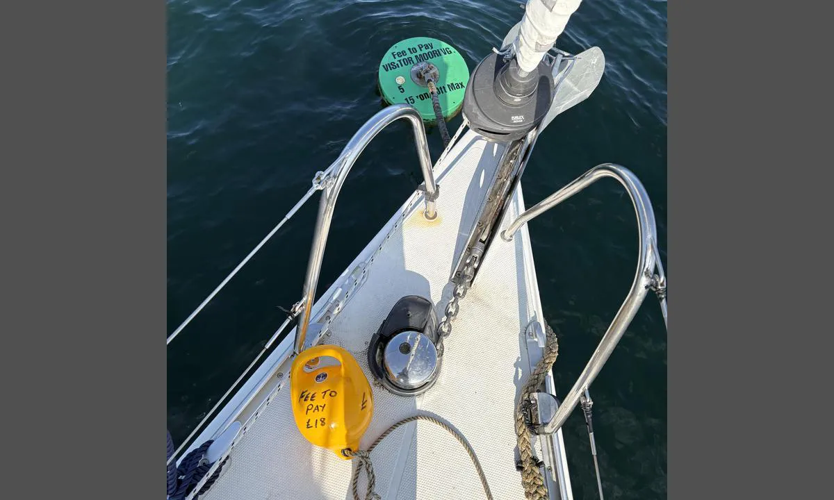 Lamlash - Isle of Arran: {"base": "de", "no": "B\u00f8yerne er veldig gode og har en liten hjelpeb\u00f8ye med en fort\u00f8yningsline festet. Gjesteb\u00f8yer er gr\u00f8nne og merket.", "se": "Bojarna \u00e4r mycket bra och har en liten hj\u00e4lpb\u00f6ja med en f\u00f6rt\u00f6jningslina. G\u00e4stb\u00f4jarna \u00e4r gr\u00f6na och markerade.", "en": "The buoys are very good and have a small auxiliary buoy with a mooring line attached. The guest buoys are green and marked.", "da": "Bojerne er meget gode og har en lille hj\u00e6lpeboje med en fort\u00f8jning p\u00e5.\nG\u00e6stebojerne er gr\u00f8nne og markerede.", "fr": "Les bou\u00e9es sont tr\u00e8s bonnes et disposent d'une petite bou\u00e9e auxiliaire avec une amarre attach\u00e9e. Les bou\u00e9es visiteurs sont vertes et signal\u00e9es.", "de": "Die Bojen sind sehr gut und haben eine kleine Hilfsboje mit einem Festmacher dran.\r\nDie G\u00e4stebojen sind gr\u00fcn und gekennzeichnet.", "es": "Las boyas son muy buenas y tienen una boya auxiliar peque\u00f1a con un amarre. Las boyas para visitantes son verdes y est\u00e1n se\u00f1alizadas.", "it": "Le boe sono molto buone e hanno una piccola boa di ausilio con un cimetta attaccata. Le boe per ospiti sono verdi e segnalate.", "pt": "As b\u00f3ias s\u00e3o muito boas e t\u00eam uma b\u00f3ia auxiliar pequena com uma amarra presa.\nAs b\u00f3ias para visitantes s\u00e3o verdes e sinalizadas.", "nl": "De boeien zijn erg goed en hebben een kleine hulpboei met een landvast eraan. De gastboeien zijn groen en gemarkeerd.", "pl": "Boje s\u0105 bardzo dobre i maj\u0105 ma\u0142\u0105 bojk\u0119 pomocnicz\u0105 z cum\u0105 przymocowan\u0105.\nBoje dla go\u015bci s\u0105 zielone i oznaczone.", "uk": "\u0411\u0443\u0457 \u0434\u0443\u0436\u0435 \u0445\u043e\u0440\u043e\u0448\u0456 \u0456 \u043c\u0430\u044e\u0442\u044c \u043c\u0430\u043b\u0435\u043d\u044c\u043a\u0438\u0439 \u0434\u043e\u043f\u043e\u043c\u0456\u0436\u043d\u0438\u0439 \u0431\u0443\u0439 \u0437 \u043f\u0440\u0438\u0448\u0432\u0430\u0440\u0442\u043e\u0432\u043e\u0447\u043d\u0438\u043c \u043a\u0456\u043d\u0446\u0435\u043c.\n\u0413\u043e\u0441\u0442\u044c\u043e\u0432\u0456 \u0431\u0443\u0457 \u0437\u0435\u043b\u0435\u043d\u0456 \u0442\u0430 \u043f\u043e\u0437\u043d\u0430\u0447\u0435\u043d\u0456.", "ro": "Bojile sunt foarte bune \u0219i au o boj\u0103 auxiliar\u0103 mic\u0103 cu o ambarca\u021biune de andocare ata\u0219at\u0103. Bojile pentru oaspe\u021bi sunt verzi \u0219i semnalizate.", "tr": "\u015eamand\u0131ralar \u00e7ok iyidir ve \u00fczerinde bir ba\u011flama halat\u0131 bulunan k\u00fc\u00e7\u00fck bir yard\u0131mc\u0131 \u015famand\u0131ras\u0131 vard\u0131r. Misafir \u015famand\u0131ralar\u0131 ye\u015fil renktedir ve i\u015faretlenmi\u015ftir.", "el": "\u039f\u03b9 \u03c6\u03c9\u03bb\u03b9\u03ad\u03c2 \u03b5\u03af\u03bd\u03b1\u03b9 \u03c0\u03bf\u03bb\u03cd \u03ba\u03b1\u03bb\u03ad\u03c2 \u03ba\u03b1\u03b9 \u03ad\u03c7\u03bf\u03c5\u03bd \u03bc\u03b9\u03b1 \u03bc\u03b9\u03ba\u03c1\u03ae \u03b2\u03bf\u03b7\u03b8\u03b7\u03c4\u03b9\u03ba\u03ae \u03c6\u03c9\u03bb\u03b9\u03ac \u03bc\u03b5 \u03c0\u03c1\u03bf\u03c3\u03b1\u03c1\u03b1\u03b3\u03bc\u03ad\u03bd\u03bf \u03c3\u03c7\u03bf\u03b9\u03bd\u03af.", "cs": "Bojen jsou velmi dobr\u00e9 a maj\u00ed malou pomocnou b\u00f3ji s pevnou p\u0159ivazovac\u00ed \u0161\u0148\u016frou.\nHostitelsk\u00e9 boje jsou zelen\u00e9 a ozna\u010den\u00e9.", "hu": "A b\u00f3j\u00e1k nagyon j\u00f3k, \u00e9s van egy kis seg\u00e9db\u00f3ja egy kik\u00f6t\u0151k\u00f6t\u00e9llel.", "fi": "Poijut ovat eritt\u00e4in hyv\u00e4t ja niiss\u00e4 on pieni apupoi, jossa on kiinnitysk\u00f6ysi.<br>Vierasp\u00f6ij\u00e4t ovat vihreit\u00e4 ja merkittyj\u00e4.", "bg": "\u0411\u0443\u0439\u043e\u0432\u0435\u0442\u0435 \u0441\u0430 \u043c\u043d\u043e\u0433\u043e \u0434\u043e\u0431\u0440\u0438 \u0438 \u0438\u043c\u0430\u0442 \u043c\u0430\u043b\u044a\u043a \u043f\u043e\u043c\u043e\u0449\u0435\u043d \u0431\u0443\u0439 \u0441 \u0432\u044a\u0436\u0435 \u0437\u0430 \u0437\u0430\u043a\u0430\u0447\u0430\u043d\u0435.<br>\u0413\u043e\u0441\u0442\u0443\u0432\u0430\u0449\u0438\u0442\u0435 \u0431\u0443\u0439\u043e\u0432\u0435 \u0441\u0430 \u0437\u0435\u043b\u0435\u043d\u0438 \u0438 \u043c\u0430\u0440\u043a\u0438\u0440\u0430\u043d\u0438.", "sr": "Bojen su veoma dobre i imaju malu pomo\u0107nu boju sa privezom. Gostuju\u0107e boje su zelene i ozna\u010dene.", "et": "Puksid on v\u00e4ga head ja neil on v\u00e4ike abipuks koos kinnitusk\u00f6iega.<br>K\u00fclalispuksid on rohelised ja t\u00e4histatud.", "lv": "Boju ir \u013coti labas un t\u0101m ir neliela pal\u012bgb\u016bda ar piestiprin\u0101mo virvi.\nViesu bojas ir za\u013cas un atz\u012bm\u0113tas.", "lt": "Bojos yra labai geros ir turi ma\u017e\u0105 pagalbin\u0119 boj\u0105 su priri\u0161imo virve.\\nSve\u010di\u0173 bojos yra \u017ealios ir pa\u017eym\u0117tos."}