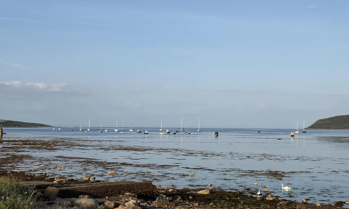 Lamlash - Isle of Arran: {"base": "de", "no": "Utsikt fra litt lengre frem over hele b\u00f8yeomr\u00e5det", "se": "Utsikt framifr\u00e5n \u00f6ver hela bojf\u00e4ltet", "en": "View from further ahead over the entire buoy field", "da": "Udsigt fra l\u00e6ngere fremme over hele b\u00f8jeomr\u00e5det", "fr": "Vue de plus loin sur l'ensemble du champ de bou\u00e9es", "de": "Blick von weiter vorne \u00fcber das gesamte Bojenfeld", "es": "Vista desde m\u00e1s adelante sobre todo el campo de boyas", "it": "Vista da pi\u00f9 avanti su tutto il campo boe", "pt": "Vista de mais \u00e0 frente sobre todo o campo de b\u00f3ias", "nl": "Uitzicht van iets verder naar voren over het gehele boeienveld", "pl": "Widok z przodu na ca\u0142e pole boi", "uk": "\u0412\u0438\u0434 \u0437 \u0431\u0456\u043b\u044c\u0448\u043e\u0433\u043e \u0432\u0456\u0434\u0441\u0442\u0430\u043d\u0456 \u043d\u0430 \u0432\u0441\u0435 \u043f\u043e\u043b\u0435 \u0431\u0443\u0439\u043a\u0456\u0432", "ro": "Privire din fa\u021b\u0103 peste \u00eentregul c\u00e2mp de balize", "tr": "Tam a\u00e7\u0131dan t\u00fcm \u015famand\u0131ra alan\u0131na bak\u0131\u015f", "el": "\u0386\u03c0\u03bf\u03c8\u03b7 \u03b1\u03c0\u03cc \u03c0\u03b9\u03bf \u03bc\u03c0\u03c1\u03bf\u03c3\u03c4\u03ac \u03c0\u03ac\u03bd\u03c9 \u03b1\u03c0\u03cc \u03bf\u03bb\u03cc\u03ba\u03bb\u03b7\u03c1\u03bf \u03c4\u03bf\u03bd \u03b1\u03b3\u03ba\u03c5\u03c1\u03bf\u03b2\u03cc\u03bb\u03b9\u03bf \u03b5\u03c0\u03af\u03c0\u03bb\u03b5\u03c5\u03c3\u03b7\u03c2", "cs": "Pohled zep\u0159edu p\u0159es cel\u00e9 pole b\u00f3j\u00ed", "hu": "Kil\u00e1t\u00e1s el\u0151r\u0151l a teljes b\u00f3j\u00e1k\u00f6zpontra", "fi": "N\u00e4kym\u00e4 edest\u00e4p\u00e4in koko poijukent\u00e4n yli", "bg": "\u041f\u0440\u0435\u0433\u043b\u0435\u0434 \u043e\u0442 \u043f\u043e-\u043e\u0442\u043f\u0440\u0435\u0434 \u043d\u0430\u0434 \u0446\u044f\u043b\u043e\u0442\u043e \u043f\u043e\u043b\u0435 \u0441 \u0431\u0443\u0439\u043e\u0432\u0435", "sr": "Pogled sa napred ka celom polju bova", "et": "Vaade veidi eemalt kogu poiarvele", "lv": "Skats no t\u0101l\u0101kas priek\u0161puses p\u0101r visu bultu lauku", "lt": "\u017dvilgsnis i\u0161 toliau per vis\u0105 pl\u016bduriuojan\u010di\u0173 \u017eenkl\u0173 lauk\u0105"}