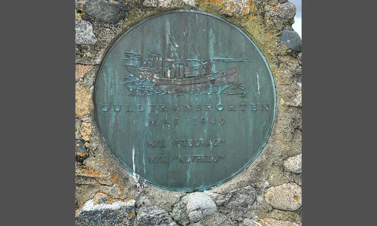 Lamøya - Inntian: {"base": "no", "no": "I april 1940 ble om lag 18 tonn av Norges Banks gullbeholdning omlastet fraktb\u00e5ter og fraktet videre fra Lam\u00f8yv\u00e5gen. Gullet ble trygt fraktet til Troms\u00f8 og videre til Storbritannia med fiskesk\u00f8ytene \u00abAlfhild\u00bb og \u00abSt\u00f8lv\u00e5g\u00bb. Til minne om denne innsatsen ble det i 1990 reist en bauta i Lam\u00f8yv\u00e5gen.", "se": "I april 1940 omlastades cirka 18 ton av Norges Banks guldreserv till fraktb\u00e5tar och transporterades vidare fr\u00e5n Lam\u00f8yv\u00e5gen. Guldet fraktades s\u00e4kert till Troms\u00f8 och vidare till Storbritannien med fiskeskonarna \u00abAlfhild\u00bb och \u00abSt\u00f8lv\u00e5g\u00bb. Till minne av denna insats restes en bautasten i Lam\u00f8yv\u00e5gen \u00e5r 1990.", "en": "In April 1940, about 18 tons of Norges Bank's gold reserves were transshipped onto freight boats and transported onward from Lam\u00f8yv\u00e5gen. The gold was safely transported to Troms\u00f8 and further to the United Kingdom by the fishing vessels \u00abAlfhild\u00bb and \u00abSt\u00f8lv\u00e5g\u00bb. In memory of this effort, a monument was erected in Lam\u00f8yv\u00e5gen in 1990.", "da": "I april 1940 blev omkring 18 ton af Norges Banks guldbeholdning omlastet transportskibe og fragtet videre fra Lam\u00f8yv\u00e5gen. Guldet blev trygt fragtet til Troms\u00f8 og videre til Storbritannien med fiskekutterne \u00abAlfhild\u00bb og \u00abSt\u00f8lv\u00e5g\u00bb. Til minde om denne indsats blev der i 1990 rejst en bautasten i Lam\u00f8yv\u00e5gen.", "fr": "En avril 1940, environ 18 tonnes de la r\u00e9serve d'or de Norges Bank ont \u00e9t\u00e9 transbord\u00e9es sur des bateaux de fret et transport\u00e9es depuis Lam\u00f8yv\u00e5gen. L'or a \u00e9t\u00e9 achemin\u00e9 en toute s\u00e9curit\u00e9 vers Troms\u00f8 puis vers le Royaume-Uni \u00e0 bord des navires de p\u00eache \u00abAlfhild\u00bb et \u00abSt\u00f8lv\u00e5g\u00bb. En m\u00e9moire de cet exploit, une st\u00e8le a \u00e9t\u00e9 \u00e9rig\u00e9e \u00e0 Lam\u00f8yv\u00e5gen en 1990.", "de": "Im April 1940 wurden etwa 18 Tonnen aus dem Goldbestand der Norges Bank auf Frachtschiffe umgeladen und weiter von Lam\u00f8yv\u00e5gen transportiert. Das Gold wurde sicher nach Troms\u00f8 und weiter nach Gro\u00dfbritannien mit den Fischkuttern \u00abAlfhild\u00bb und \u00abSt\u00f8lv\u00e5g\u00bb transportiert. Zum Gedenken an diesen Einsatz wurde 1990 ein Denkmal in Lam\u00f8yv\u00e5gen errichtet.", "es": "En abril de 1940, alrededor de 18 toneladas de las reservas de oro del Norges Bank fueron transferidas a barcos de carga y transportadas desde Lam\u00f8yv\u00e5gen. El oro fue llevado con seguridad a Troms\u00f8 y luego al Reino Unido en los pesqueros \u00abAlfhild\u00bb y \u00abSt\u00f8lv\u00e5g\u00bb. En memoria de esta haza\u00f1a, en 1990 se erigi\u00f3 un monumento en Lam\u00f8yv\u00e5gen.", "it": "Nel aprile del 1940, circa 18 tonnellate di riserva aurea della Norges Bank furono trasbordate su navi da carico e trasportate da Lam\u00f8yv\u00e5gen. L'oro fu trasportato in sicurezza a Troms\u00f8 e successivamente nel Regno Unito con i pescherecci \u00abAlfhild\u00bb e \u00abSt\u00f8lv\u00e5g\u00bb. In memoria di questo sforzo, nel 1990 fu eretto un monumento a Lam\u00f8yv\u00e5gen.", "pt": "Em abril de 1940, cerca de 18 toneladas da reserva de ouro do Norges Bank foram transferidas para barcos de carga e transportadas a partir de Lam\u00f8yv\u00e5gen. O ouro foi seguramente levado a Troms\u00f8 e depois para o Reino Unido nos barcos de pesca \u00abAlfhild\u00bb e \u00abSt\u00f8lv\u00e5g\u00bb. Em mem\u00f3ria deste esfor\u00e7o, um monumento foi erguido em Lam\u00f8yv\u00e5gen em 1990.", "nl": "In april 1940 werd ongeveer 18 ton van de goudvoorraad van Norges Bank overgeladen in vrachtschepen en verder vervoerd vanuit Lam\u00f8yv\u00e5gen. Het goud werd veilig naar Troms\u00f8 en verder naar Groot-Brittanni\u00eb vervoerd met de vissersschepen \u00abAlfhild\u00bb en \u00abSt\u00f8lv\u00e5g\u00bb. Ter nagedachtenis aan deze inspanning werd in 1990 een gedenkteken opgericht in Lam\u00f8yv\u00e5gen.", "pl": "W kwietniu 1940 roku oko\u0142o 18 ton z\u0142ota z rezerw Banku Norwegii zosta\u0142o prze\u0142adowanych na frachtowce i przewiezionych dalej z Lam\u00f8yv\u00e5gen. Z\u0142oto zosta\u0142o bezpiecznie przetransportowane do Troms\u00f8, a nast\u0119pnie do Wielkiej Brytanii kutrami rybackimi \u201eAlfhild\u201d i \u201eSt\u00f8lv\u00e5g\u201d. Na pami\u0105tk\u0119 tego wyczynu w 1990 roku w Lam\u00f8yv\u00e5gen wzniesiono obelisk.", "uk": "\u0423 \u043a\u0432\u0456\u0442\u043d\u0456 1940 \u0440\u043e\u043a\u0443 \u0431\u043b\u0438\u0437\u044c\u043a\u043e 18 \u0442\u043e\u043d\u043d \u0437\u043e\u043b\u043e\u0442\u043e\u0433\u043e \u0437\u0430\u043f\u0430\u0441\u0443 \u041d\u043e\u0440\u0432\u0435\u0437\u044c\u043a\u043e\u0433\u043e \u0431\u0430\u043d\u043a\u0443 \u0431\u0443\u043b\u043e \u043f\u0435\u0440\u0435\u0432\u0430\u043d\u0442\u0430\u0436\u0435\u043d\u043e \u043d\u0430 \u0432\u0430\u043d\u0442\u0430\u0436\u043d\u0456 \u0441\u0443\u0434\u043d\u0430 \u0442\u0430 \u043f\u0435\u0440\u0435\u0432\u0435\u0437\u0435\u043d\u043e \u0434\u0430\u043b\u0456 \u0437 \u041b\u0430\u043c\u0435\u0439\u0432\u0430\u0433\u0435\u043d. \u0417\u043e\u043b\u043e\u0442\u043e \u0431\u0443\u043b\u043e \u0431\u0435\u0437\u043f\u0435\u0447\u043d\u043e \u0434\u043e\u0441\u0442\u0430\u0432\u043b\u0435\u043d\u043e \u0434\u043e \u0422\u0440\u043e\u043c\u0441\u0435 \u0456 \u0434\u0430\u043b\u0456 \u0432 \u0421\u043f\u043e\u043b\u0443\u0447\u0435\u043d\u0435 \u041a\u043e\u0440\u043e\u043b\u0456\u0432\u0441\u0442\u0432\u043e \u0440\u0438\u0431\u0430\u043b\u044c\u0441\u044c\u043a\u0438\u043c\u0438 \u0441\u0443\u0434\u043d\u0430\u043c\u0438 \u00ab\u0410\u043b\u044c\u0444\u0456\u043b\u044c\u0434\u00bb \u0442\u0430 \u00ab\u0421\u0442\u0443\u043b\u044c\u0432\u0430\u0433\u00bb. \u041d\u0430 \u0437\u0433\u0430\u0434\u043a\u0443 \u043f\u0440\u043e \u0446\u0435\u0439 \u0432\u043d\u0435\u0441\u043e\u043a \u0443 1990 \u0440\u043e\u0446\u0456 \u0432 \u041b\u0430\u043c\u0435\u0439\u0432\u0430\u0433\u0435\u043d \u0431\u0443\u043b\u043e \u0432\u0441\u0442\u0430\u043d\u043e\u0432\u043b\u0435\u043d\u043e \u043f\u0430\u043c'\u044f\u0442\u043d\u0438\u043a.", "ro": "\u00cen aprilie 1940, aproximativ 18 tone din rezervele de aur ale B\u0103ncii Na\u021bionale a Norvegiei au fost transbordate pe nave de marf\u0103 \u0219i transportate mai departe din Lam\u00f8yv\u00e5gen. Aurul a fost transportat \u00een siguran\u021b\u0103 la Troms\u00f8 \u0219i mai departe \u00een Marea Britanie cu \u0219alupe de pescuit \u201eAlfhild\u201d \u0219i \u201eSt\u00f8lv\u00e5g\u201d. \u00cen memoria acestui efort, \u00een 1990 a fost ridicat un monument \u00een Lam\u00f8yv\u00e5gen.", "tr": "Nisan 1940'ta, Norve\u00e7 Merkez Bankas\u0131'n\u0131n yakla\u015f\u0131k 18 ton alt\u0131n rezervi, Lam\u00f8yv\u00e5gen'de y\u00fck teknelerine y\u00fcklendi ve ta\u015f\u0131nd\u0131. Alt\u0131n g\u00fcvenli bir \u015fekilde Troms\u00f8'ya ve ard\u0131ndan bal\u0131k\u00e7\u0131 tekneleri \u00abAlfhild\u00bb ve \u00abSt\u00f8lv\u00e5g\u00bb ile Birle\u015fik Krall\u0131k'a ta\u015f\u0131nd\u0131. Bu gayreti anmak i\u00e7in 1990 y\u0131l\u0131nda Lam\u00f8yv\u00e5gen'de bir an\u0131t dikildi.", "el": "\u03a4\u03bf\u03bd \u0391\u03c0\u03c1\u03af\u03bb\u03b9\u03bf \u03c4\u03bf\u03c5 1940 \u03c0\u03b5\u03c1\u03af\u03c0\u03bf\u03c5 18 \u03c4\u03cc\u03bd\u03bf\u03b9 \u03b1\u03c0\u03cc \u03c4\u03b1 \u03b1\u03c0\u03bf\u03b8\u03ad\u03bc\u03b1\u03c4\u03b1 \u03c7\u03c1\u03c5\u03c3\u03bf\u03cd \u03c4\u03b7\u03c2 Norges Banks \u03bc\u03b5\u03c4\u03b1\u03c6\u03bf\u03c1\u03c4\u03ce\u03b8\u03b7\u03ba\u03b1\u03bd \u03c3\u03b5 \u03c6\u03bf\u03c1\u03c4\u03b7\u03b3\u03ac \u03c0\u03bb\u03bf\u03af\u03b1 \u03ba\u03b1\u03b9 \u03bc\u03b5\u03c4\u03b1\u03c6\u03ad\u03c1\u03b8\u03b7\u03ba\u03b1\u03bd \u03b1\u03c0\u03cc \u03c4\u03bf Lam\u00f8yv\u00e5gen. \u039f \u03c7\u03c1\u03c5\u03c3\u03cc\u03c2 \u03bc\u03b5\u03c4\u03b1\u03c6\u03ad\u03c1\u03b8\u03b7\u03ba\u03b5 \u03bc\u03b5 \u03b1\u03c3\u03c6\u03ac\u03bb\u03b5\u03b9\u03b1 \u03c3\u03c4\u03bf Troms\u00f8 \u03ba\u03b1\u03b9 \u03c3\u03c4\u03b7 \u03c3\u03c5\u03bd\u03ad\u03c7\u03b5\u03b9\u03b1 \u03c3\u03c4\u03bf \u0397\u03bd\u03c9\u03bc\u03ad\u03bd\u03bf \u0392\u03b1\u03c3\u03af\u03bb\u03b5\u03b9\u03bf \u03bc\u03b5 \u03c4\u03b1 \u03b1\u03bb\u03b9\u03b5\u03c5\u03c4\u03b9\u03ba\u03ac \u03c3\u03ba\u03ac\u03c6\u03b7 \u00abAlfhild\u00bb \u03ba\u03b1\u03b9 \u00abSt\u00f8lv\u00e5g\u00bb. \u03a3\u03c4\u03b7 \u03bc\u03bd\u03ae\u03bc\u03b7 \u03b1\u03c5\u03c4\u03ae\u03c2 \u03c4\u03b7\u03c2 \u03c0\u03c1\u03bf\u03c3\u03c0\u03ac\u03b8\u03b5\u03b9\u03b1\u03c2, \u03c4\u03bf 1990 \u03b1\u03bd\u03b5\u03b3\u03ad\u03c1\u03b8\u03b7\u03ba\u03b5 \u03bc\u03b9\u03b1 \u03c3\u03c4\u03ae\u03bb\u03b7 \u03c3\u03c4\u03bf Lam\u00f8yv\u00e5gen.", "cs": "V dubnu 1940 bylo p\u0159elo\u017eeno asi 18 tun zlat\u00fdch rezerv Norges Bank na n\u00e1kladn\u00ed lod\u011b a p\u0159evezeno z Lam\u00f8yv\u00e5gen. Zlato bylo bezpe\u010dn\u011b p\u0159epraveno do Troms\u00f8 a d\u00e1le do Velk\u00e9 Brit\u00e1nie ryb\u00e1\u0159sk\u00fdmi \u010dluny \u201eAlfhild\u201c a \u201eSt\u00f8lv\u00e5g\u201c. Na pam\u00e1tku tohoto \u00fasil\u00ed byl v roce 1990 v Lam\u00f8yv\u00e5gen postaven pam\u00e1tn\u00edk.", "hu": "1940 \u00e1prilis\u00e1ban k\u00f6r\u00fclbel\u00fcl 18 tonna Norges Banks aranyk\u00e9szletet \u00e1tpakolt\u00e1k teherhaj\u00f3kra \u00e9s tov\u00e1bb sz\u00e1ll\u00edtott\u00e1k Lam\u00f8yv\u00e5genb\u0151l. Az aranyat biztons\u00e1gosan Troms\u00f8be vitt\u00e9k, majd tov\u00e1bb az Egyes\u00fclt Kir\u00e1lys\u00e1gba a \u201eAlfhild\u201d \u00e9s \u201eSt\u00f8lv\u00e5g\u201d hal\u00e1szhaj\u00f3kkal. Ennek az er\u0151fesz\u00edt\u00e9snek az eml\u00e9k\u00e9re 1990-ben egy eml\u00e9km\u0171vet \u00e1ll\u00edtottak Lam\u00f8yv\u00e5genben.", "fi": "Huhtikuussa 1940 noin 18 tonnia Norjan Pankin kultavarannosta lastattiin rahtialuksiin ja kuljetettiin edelleen Lam\u00f8yv\u00e5genista. Kulta kuljetettiin turvallisesti Tromssaan ja edelleen Isoon-Britanniaan kalastusaluksilla \u00abAlfhild\u00bb ja \u00abSt\u00f8lv\u00e5g\u00bb. T\u00e4m\u00e4n ponnistelun muistoksi Lam\u00f8yv\u00e5genissa pystytettiin vuonna 1990 muistomerkki.", "bg": "\u041f\u0440\u0435\u0437 \u0430\u043f\u0440\u0438\u043b 1940 \u0433. \u043e\u043a\u043e\u043b\u043e 18 \u0442\u043e\u043d\u0430 \u043e\u0442 \u0437\u043b\u0430\u0442\u043d\u0438\u044f \u0440\u0435\u0437\u0435\u0440\u0432 \u043d\u0430 Norges Bank \u0431\u044f\u0445\u0430 \u043f\u0440\u0435\u0442\u043e\u0432\u0430\u0440\u0435\u043d\u0438 \u043d\u0430 \u0442\u043e\u0432\u0430\u0440\u043d\u0438 \u043a\u043e\u0440\u0430\u0431\u0438 \u0438 \u0442\u0440\u0430\u043d\u0441\u043f\u043e\u0440\u0442\u0438\u0440\u0430\u043d\u0438 \u043e\u0442 Lam\u00f8yv\u00e5gen. \u0417\u043b\u0430\u0442\u043e\u0442\u043e \u0431\u0435\u0448\u0435 \u0431\u0435\u0437\u043e\u043f\u0430\u0441\u043d\u043e \u0442\u0440\u0430\u043d\u0441\u043f\u043e\u0440\u0442\u0438\u0440\u0430\u043d\u043e \u0434\u043e \u0422\u0440\u043e\u043c\u0441\u043e \u0438 \u0441\u043b\u0435\u0434 \u0442\u043e\u0432\u0430 \u0434\u043e \u0412\u0435\u043b\u0438\u043a\u043e\u0431\u0440\u0438\u0442\u0430\u043d\u0438\u044f \u0441 \u0440\u0438\u0431\u043e\u043b\u043e\u0432\u043d\u0438\u0442\u0435 \u043b\u043e\u0434\u043a\u0438 \u00abAlfhild\u00bb \u0438 \u00abSt\u00f8lv\u00e5g\u00bb. \u0412 \u043f\u0430\u043c\u0435\u0442 \u043d\u0430 \u0442\u0435\u0437\u0438 \u0443\u0441\u0438\u043b\u0438\u044f \u043f\u0440\u0435\u0437 1990 \u0433. \u0432 Lam\u00f8yv\u00e5gen \u0431\u0435 \u0438\u0437\u0434\u0438\u0433\u043d\u0430\u0442 \u043f\u0430\u043c\u0435\u0442\u043d\u0438\u043a.", "sr": "U aprilu 1940. godine oko 18 tona zlatne rezerve Norve\u0161ke banke preba\u010deno je brodovima za teret i dalje transportovano iz Lam\u00f8yv\u00e5gena. Zlato je sigurno preba\u010deno u Troms\u00f8 i dalje u Veliku Britaniju ribarskim brodovima \u201eAlfhild\u201c i \u201eSt\u00f8lv\u00e5g\u201c. U znak se\u0107anja na ovaj poduhvat, 1990. godine je podignut spomenik u Lam\u00f8yv\u00e5genu.", "et": "1940. aasta aprillis laaditi umbes 18 tonni Norra Panga kuldvarudest \u00fcmber kaubalaevadele ja transporditi edasi Lam\u00f8yv\u00e5genist. Kuld viidi ohutult Troms\u00f8sse ja sealt edasi Suurbritanniasse kalapaatidega \u00abAlfhild\u00bb ja \u00abSt\u00f8lv\u00e5g\u00bb. Selle panuse m\u00e4lestuseks p\u00fcstitati 1990. aastal Lam\u00f8yv\u00e5genisse m\u00e4lestussammas.", "lv": "1940. gada apr\u012bl\u012b apm\u0113ram 18 tonnas Norv\u0113\u0123ijas Bankas zelta kr\u0101jumu tika p\u0101rkrautas no kravas ku\u0123iem un nog\u0101d\u0101tas no Lam\u00f8yv\u00e5genas. Zelts tika dro\u0161i nog\u0101d\u0101ts uz Troms\u0113 un t\u0101l\u0101k uz Lielbrit\u0101niju ar zvejas tra\u013ciem \u00abAlfhild\u00bb un \u00abSt\u00f8lv\u00e5g\u00bb. Par piemi\u0146u \u0161im sasniegumam 1990. gad\u0101 Lam\u00f8yv\u00e5gen\u0101 tika uzst\u0101d\u012bts piemineklis.", "lt": "1940 m. baland\u012f apie 18 ton\u0173 Norvegijos banko aukso rezervo buvo perkrauta frachtlaiviais ir perve\u017eta i\u0161 Lam\u00f8yv\u00e5gen. Auksas buvo saugiai perve\u017etas \u012f Troms\u00f8 ir toliau \u012f Did\u017ei\u0105j\u0105 Britanij\u0105 \u017evejybos laivais \u201eAlfhild\u201c ir \u201eSt\u00f8lv\u00e5g\u201c. 1990 m. Lam\u00f8yv\u00e5gen \u0161iai iniciatyvai atminti buvo pastatytas paminklas."}