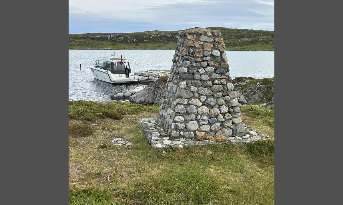 Lamøya - Inntian: {"base": "no", "no": "Lam\u00f8yv\u00e5gen er en naturhavn p\u00e5 \u00f8ya Inntian i Fr\u00f8ya kommune, Tr\u00f8ndelag. Stedet er historisk kjent for den ber\u00f8mte Gulltransporten under andre verdenskrig", "se": "Lam\u00f8yv\u00e5gen \u00e4r en naturhamn p\u00e5 \u00f6n Inntian i Fr\u00f8ya kommun, Tr\u00f8ndelag. Platsen \u00e4r historiskt k\u00e4nd f\u00f6r den ber\u00f6mda Guldtransporten under andra v\u00e4rldskriget.", "en": "Lam\u00f8yv\u00e5gen is a natural harbor on the island of Inntian in Fr\u00f8ya municipality, Tr\u00f8ndelag. The place is historically known for the famous Gold Transport during World War II.", "da": "Lam\u00f8yv\u00e5gen er en naturhavn p\u00e5 \u00f8en Inntian i Fr\u00f8ya kommune, Tr\u00f8ndelag. Stedet er historisk kendt for den ber\u00f8mte Guldtransport under anden verdenskrig.", "fr": "Lam\u00f8yv\u00e5gen est un port naturel sur l'\u00eele d'Inntian dans la commune de Fr\u00f8ya, Tr\u00f8ndelag. L'endroit est historiquement connu pour le c\u00e9l\u00e8bre transport d'or pendant la Seconde Guerre mondiale.", "de": "Lam\u00f8yv\u00e5gen ist ein Naturhafen auf der Insel Inntian in der Gemeinde Fr\u00f8ya, Tr\u00f8ndelag. Der Ort ist historisch bekannt f\u00fcr den ber\u00fchmten Goldtransport w\u00e4hrend des Zweiten Weltkriegs.", "es": "Lam\u00f8yv\u00e5gen es un puerto natural en la isla Inntian en el municipio de Fr\u00f8ya, Tr\u00f8ndelag. El lugar es hist\u00f3ricamente conocido por el famoso Transporte de Oro durante la Segunda Guerra Mundial.", "it": "Lam\u00f8yv\u00e5gen \u00e8 un porto naturale sull'isola Inntian nel comune di Fr\u00f8ya, Tr\u00f8ndelag. Il luogo \u00e8 storicamente noto per il famoso Trasporto dell'oro durante la seconda guerra mondiale.", "pt": "Lam\u00f8yv\u00e5gen \u00e9 um porto natural na ilha de Inntian, no munic\u00edpio de Fr\u00f8ya, Tr\u00f8ndelag. O local \u00e9 historicamente conhecido pelo famoso transporte de ouro durante a Segunda Guerra Mundial.", "nl": "Lam\u00f8yv\u00e5gen is een natuurlijke haven op het eiland Inntian in de gemeente Fr\u00f8ya, Tr\u00f8ndelag. De plaats is historisch bekend vanwege het beroemde Gulltransport tijdens de Tweede Wereldoorlog.", "pl": "Lam\u00f8yv\u00e5gen to naturalny port na wyspie Inntian w gminie Fr\u00f8ya, Tr\u00f8ndelag. Miejsce to jest historycznie znane z s\u0142ynnego Transportu Z\u0142ota podczas drugiej wojny \u015bwiatowej.", "uk": "\u041b\u0430\u043c\u043e\u0439\u0432\u043e\u0433\u0435\u043d - \u0446\u0435 \u043f\u0440\u0438\u0440\u043e\u0434\u043d\u0430 \u0433\u0430\u0432\u0430\u043d\u044c \u043d\u0430 \u043e\u0441\u0442\u0440\u043e\u0432\u0456 \u0406\u043d\u044c\u0442\u044c\u044f\u043d \u0443 \u043a\u043e\u043c\u0443\u043d\u0456 \u0424\u0440\u044c\u043e\u044f, \u0422\u0440\u0435\u043d\u0434\u0435\u043b\u0430\u0433. \u041c\u0456\u0441\u0446\u0435 \u0456\u0441\u0442\u043e\u0440\u0438\u0447\u043d\u043e \u0432\u0456\u0434\u043e\u043c\u0435 \u0437\u0430\u0432\u0434\u044f\u043a\u0438 \u0437\u043d\u0430\u043c\u0435\u043d\u0438\u0442\u043e\u043c\u0443 \u0417\u043e\u043b\u043e\u0442\u043e\u0432\u043e\u043c\u0443 \u0442\u0440\u0430\u043d\u0441\u043f\u043e\u0440\u0442\u0443 \u043f\u0456\u0434 \u0447\u0430\u0441 \u0414\u0440\u0443\u0433\u043e\u0457 \u0441\u0432\u0456\u0442\u043e\u0432\u043e\u0457 \u0432\u0456\u0439\u043d\u0438.", "ro": "Lam\u00f8yv\u00e5gen este un port natural pe insula Inntian \u00een comuna Fr\u00f8ya, Tr\u00f8ndelag. Locul este cunoscut istoric pentru faimosul Transport de aur din al Doilea R\u0103zboi Mondial.", "tr": "Lam\u00f8yv\u00e5gen, Fr\u00f8ya belediyesi Tr\u00f8ndelag'te Inntian adas\u0131nda yer alan do\u011fal bir limand\u0131r. Buras\u0131, \u0130kinci D\u00fcnya Sava\u015f\u0131 s\u0131ras\u0131nda \u00fcnl\u00fc Alt\u0131n Ta\u015f\u0131mac\u0131l\u0131\u011f\u0131 ile tarihi olarak bilinir.", "el": "\u039f Lam\u00f8yv\u00e5gen \u03b5\u03af\u03bd\u03b1\u03b9 \u03ad\u03bd\u03b1 \u03c6\u03c5\u03c3\u03b9\u03ba\u03cc \u03bb\u03b9\u03bc\u03ac\u03bd\u03b9 \u03c3\u03c4\u03bf \u03bd\u03b7\u03c3\u03af Inntian \u03c3\u03c4\u03bf\u03bd \u03b4\u03ae\u03bc\u03bf Fr\u00f8ya, Tr\u00f8ndelag. \u039f \u03c4\u03cc\u03c0\u03bf\u03c2 \u03b5\u03af\u03bd\u03b1\u03b9 \u03b9\u03c3\u03c4\u03bf\u03c1\u03b9\u03ba\u03ac \u03b3\u03bd\u03c9\u03c3\u03c4\u03cc\u03c2 \u03b3\u03b9\u03b1 \u03c4\u03b7\u03bd \u03c0\u03b5\u03c1\u03af\u03c6\u03b7\u03bc\u03b7 \u039c\u03b5\u03c4\u03b1\u03c6\u03bf\u03c1\u03ac \u03a7\u03c1\u03c5\u03c3\u03bf\u03cd \u03ba\u03b1\u03c4\u03ac \u03c4\u03b7 \u03b4\u03b9\u03ac\u03c1\u03ba\u03b5\u03b9\u03b1 \u03c4\u03bf\u03c5 \u0394\u03b5\u03c5\u03c4\u03ad\u03c1\u03bf\u03c5 \u03a0\u03b1\u03b3\u03ba\u03bf\u03c3\u03bc\u03af\u03bf\u03c5 \u03a0\u03bf\u03bb\u03ad\u03bc\u03bf\u03c5.", "cs": "Lam\u00f8yv\u00e5gen je p\u0159\u00edrodn\u00ed p\u0159\u00edstav na ostrov\u011b Inntian ve Fr\u00f8ya komun\u011b, Tr\u00f8ndelag. M\u00edsto je historicky zn\u00e1m\u00e9 pro slavn\u00fd Zlat\u00fd transport b\u011bhem druh\u00e9 sv\u011btov\u00e9 v\u00e1lky.", "hu": "Lam\u00f8yv\u00e5gen egy term\u00e9szetes kik\u00f6t\u0151 Inntian szigeten, Fr\u00f8ya k\u00f6zs\u00e9gben, Tr\u00f8ndelag megy\u00e9ben. A hely t\u00f6rt\u00e9netileg ismert a h\u00edres Aranysz\u00e1ll\u00edt\u00e1sr\u00f3l, amely a m\u00e1sodik vil\u00e1gh\u00e1bor\u00fa alatt zajlott.", "fi": "Lam\u00f8yv\u00e5gen on luonnonsatama Inntianin saarella, joka sijaitsee Fr\u00f8yan kunnassa, Tr\u00f8ndelagissa. Paikka on historiallisesti tunnettu kuuluisasta Kulta-kuljetuksesta toisen maailmansodan aikana.", "bg": "Lam\u00f8yv\u00e5gen \u0435 \u043f\u0440\u0438\u0440\u043e\u0434\u043d\u043e \u043f\u0440\u0438\u0441\u0442\u0430\u043d\u0438\u0449\u0435 \u043d\u0430 \u043e\u0441\u0442\u0440\u043e\u0432 Inntian \u0432 \u043e\u0431\u0449\u0438\u043d\u0430 Fr\u00f8ya, Tr\u00f8ndelag. \u041c\u044f\u0441\u0442\u043e\u0442\u043e \u0435 \u0438\u0441\u0442\u043e\u0440\u0438\u0447\u0435\u0441\u043a\u0438 \u0438\u0437\u0432\u0435\u0441\u0442\u043d\u043e \u0441 \u043f\u0440\u043e\u0447\u0443\u0442\u0438\u044f \u0417\u043b\u0430\u0442\u0435\u043d \u0442\u0440\u0430\u043d\u0441\u043f\u043e\u0440\u0442 \u043f\u043e \u0432\u0440\u0435\u043c\u0435 \u043d\u0430 \u0412\u0442\u043e\u0440\u0430\u0442\u0430 \u0441\u0432\u0435\u0442\u043e\u0432\u043d\u0430 \u0432\u043e\u0439\u043d\u0430.", "sr": "Lam\u00f8yv\u00e5gen \u0458\u0435 \u043f\u0440\u0438\u0440\u043e\u0434\u043d\u0430 \u043b\u0443\u043a\u0430 \u043d\u0430 \u043e\u0441\u0442\u0440\u0432\u0443 \u0418\u043d\u043d\u0442\u0438\u0458\u0430\u043d \u0443 \u043e\u043f\u0448\u0442\u0438\u043d\u0438 \u0424\u0440\u043e\u0458\u0430, \u0422\u0440\u043e\u043d\u0434\u0445\u0435\u0458\u043c. \u041c\u0435\u0441\u0442\u043e \u0458\u0435 \u0438\u0441\u0442\u043e\u0440\u0438\u0458\u0441\u043a\u0438 \u043f\u043e\u0437\u043d\u0430\u0442\u043e \u043f\u043e \u0447\u0443\u0432\u0435\u043d\u043e\u043c \u0417\u043b\u0430\u0442\u043d\u043e\u043c \u0442\u0440\u0430\u043d\u0441\u043f\u043e\u0440\u0442\u0443 \u0442\u043e\u043a\u043e\u043c \u0414\u0440\u0443\u0433\u043e\u0433 \u0441\u0432\u0435\u0442\u0441\u043a\u043e\u0433 \u0440\u0430\u0442\u0430.", "et": "Lam\u00f8yv\u00e5gen on looduslik sadam Inntiani saarel Fr\u00f8ya vallas Tr\u00f8ndelagis. Koht on ajalooliselt tuntud kuulsa Kullatranspordi poolest Teise maailmas\u00f5ja ajal.", "lv": "Lam\u00f8yv\u00e5gen ir dabas osta Inntian sal\u0101 Fr\u00f8ya pa\u0161vald\u012bb\u0101, Tr\u00f8ndelag. Vieta ir v\u0113sturiski paz\u012bstama ar slaveno Zelta transportu Otr\u0101 pasaules kara laik\u0101.", "lt": "Lam\u00f8yv\u00e5gen yra nat\u016brali prieplauka Inntian saloje Fr\u00f8ya savivaldyb\u0117je, Tr\u00f8ndelag. \u0160i vieta yra istori\u0161kai \u017einoma d\u0117l garsiosios Aukso transportavimo operacijos Antrojo pasaulinio karo metu."}
