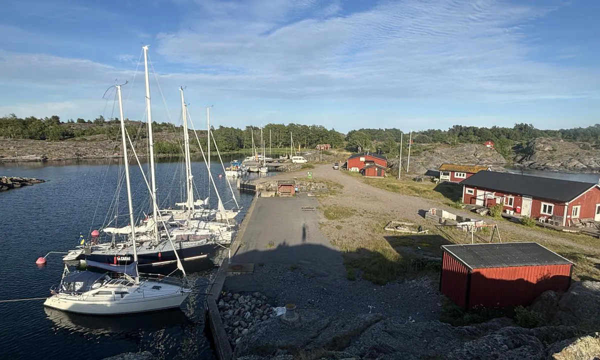 Landsort - Norrhamnen: {"base": "no", "no": "Flott havn!  Fine fasiliteter, kiosk, kunstgalleri, sykkelutleie.  3 km til pub/restaurant/butikk.", "se": "Fin hamn! Bra faciliteter, kiosk, konstgalleri, cykeluthyrning. 3 km till pub/restaurang/butik.", "en": "Great harbour! Excellent facilities, kiosk, art gallery, bicycle rental. 3 km to pub/restaurant/shop.", "da": "Flot havn! Fine faciliteter, kiosk, kunstgalleri, cykeludlejning. 3 km til pub/restaurant/butik.", "fr": "Superbe port ! Belles installations, kiosque, galerie d'art, location de v\u00e9los. 3 km jusqu'au pub/restaurant/magasin.", "de": "Gro\u00dfartiger Hafen! Tolle Einrichtungen, Kiosk, Kunstgalerie, Fahrradverleih. 3 km bis zu Pub/Restaurant/Gesch\u00e4ft.", "es": "\u00a1Estupendo puerto! Excelentes instalaciones, quiosco, galer\u00eda de arte, alquiler de bicicletas. 3 km hasta el pub/restaurante/tienda.", "it": "<p>Bel porto! Ottime strutture, chiosco, galleria d'arte, noleggio biciclette. 3 km fino a pub/ristorante/negozio.</p>", "pt": "Porto excelente! Boas instala\u00e7\u00f5es, quiosque, galeria de arte, aluguel de bicicletas. 3 km at\u00e9 o pub/restaurante/loja.", "nl": "Geweldige haven! Mooie faciliteiten, kiosk, kunstgalerij, fietsverhuur. 3 km naar pub/restaurant/winkel.", "pl": "\u015awietny port! Dobre udogodnienia, kiosk, galeria sztuki, wynajem rower\u00f3w. 3 km do pubu/restauracji/sklepu.", "uk": "\u0427\u0443\u0434\u043e\u0432\u0430 \u0433\u0430\u0432\u0430\u043d\u044c! \u0413\u0430\u0440\u043d\u0456 \u0437\u0440\u0443\u0447\u043d\u043e\u0441\u0442\u0456, \u043a\u0456\u043e\u0441\u043a, \u0445\u0443\u0434\u043e\u0436\u043d\u044f \u0433\u0430\u043b\u0435\u0440\u0435\u044f, \u043f\u0440\u043e\u043a\u0430\u0442 \u0432\u0435\u043b\u043e\u0441\u0438\u043f\u0435\u0434\u0456\u0432. 3 \u043a\u043c \u0434\u043e \u043f\u0430\u0431\u0443/\u0440\u0435\u0441\u0442\u043e\u0440\u0430\u043d\u0443/\u043a\u0440\u0430\u043c\u043d\u0438\u0446\u0456.", "ro": "Port frumos! Facilit\u0103\u021bi excelente, chio\u0219c, galerie de art\u0103, \u00eenchiriere de biciclete. 3 km p\u00e2n\u0103 la pub/restaurant/magazin.", "tr": "Harika liman! G\u00fczel tesisler, b\u00fcfe, sanat galerisi, bisiklet kiralama. Pub/restoran/ma\u011faza 3 km mesafede.", "el": "\u03a5\u03c0\u03ad\u03c1\u03bf\u03c7\u03bf \u03bb\u03b9\u03bc\u03ac\u03bd\u03b9! \u03a9\u03c1\u03b1\u03af\u03b5\u03c2 \u03b5\u03b3\u03ba\u03b1\u03c4\u03b1\u03c3\u03c4\u03ac\u03c3\u03b5\u03b9\u03c2, \u03c0\u03b5\u03c1\u03af\u03c0\u03c4\u03b5\u03c1\u03bf, \u03b3\u03ba\u03b1\u03bb\u03b5\u03c1\u03af \u03c4\u03ad\u03c7\u03bd\u03b7\u03c2, \u03b5\u03bd\u03bf\u03b9\u03ba\u03af\u03b1\u03c3\u03b7 \u03c0\u03bf\u03b4\u03b7\u03bb\u03ac\u03c4\u03c9\u03bd. 3 \u03c7\u03bb\u03bc. \u03bc\u03ad\u03c7\u03c1\u03b9 \u03c4\u03b7\u03bd \u03c0\u03b1\u03bc\u03c0/\u03b5\u03c3\u03c4\u03b9\u03b1\u03c4\u03cc\u03c1\u03b9\u03bf/\u03ba\u03b1\u03c4\u03ac\u03c3\u03c4\u03b7\u03bc\u03b1.", "cs": "Skv\u011bl\u00fd p\u0159\u00edstav! Dobr\u00e9 za\u0159\u00edzen\u00ed, kiosek, um\u011bleck\u00e1 galerie, p\u016fj\u010dovna kol. 3 km do hospody/restaurace/obchodu.", "hu": "Remek kik\u00f6t\u0151! Kiv\u00e1l\u00f3 l\u00e9tes\u00edtm\u00e9nyek, kioszk, m\u0171v\u00e9szeti gal\u00e9ria, ker\u00e9kp\u00e1rk\u00f6lcs\u00f6nz\u0151. 3 km-re kocsma/\u00e9tterem/bolt.", "fi": "Mainio satama! Hyv\u00e4t tilat, kioski, taidegalleria, py\u00f6r\u00e4vuokraamo. 3 km pubiin/ravintolaan/kauppaan.", "bg": "\u0427\u0443\u0434\u0435\u0441\u043d\u043e \u043f\u0440\u0438\u0441\u0442\u0430\u043d\u0438\u0449\u0435! \u0414\u043e\u0431\u0440\u0438 \u0441\u044a\u043e\u0440\u044a\u0436\u0435\u043d\u0438\u044f, \u043f\u0430\u0432\u0438\u043b\u0438\u043e\u043d, \u0445\u0443\u0434\u043e\u0436\u0435\u0441\u0442\u0432\u0435\u043d\u0430 \u0433\u0430\u043b\u0435\u0440\u0438\u044f, \u043d\u0430\u0435\u043c \u043d\u0430 \u0432\u0435\u043b\u043e\u0441\u0438\u043f\u0435\u0434\u0438. 3 \u043a\u043c \u0434\u043e \u043a\u0440\u044a\u0447\u043c\u0430/\u0440\u0435\u0441\u0442\u043e\u0440\u0430\u043d\u0442/\u043c\u0430\u0433\u0430\u0437\u0438\u043d.", "sr": "\u041e\u0434\u043b\u0438\u0447\u043d\u0430 \u043b\u0443\u043a\u0430! \u0424\u0438\u043d\u0430 \u043e\u043f\u0440\u0435\u043c\u0430, \u043a\u0438\u043e\u0441\u043a, \u0443\u043c\u0435\u0442\u043d\u0438\u0447\u043a\u0430 \u0433\u0430\u043b\u0435\u0440\u0438\u0458\u0430, \u0438\u0437\u043d\u0430\u0458\u043c\u0459\u0438\u0432\u0430\u045a\u0435 \u0431\u0438\u0446\u0438\u043a\u0430\u043b\u0430. 3 \u043a\u043c \u0434\u043e \u043f\u0430\u0431\u0430/\u0440\u0435\u0441\u0442\u043e\u0440\u0430\u043d/\u043f\u0440\u043e\u0434\u0430\u0432\u043d\u0438\u0446\u0430.", "et": "Suurep\u00e4rane sadam! Head rajatised, kiosk, kunstigalerii, jalgrattarent. 3 km pubini/restoranini/poeni.", "lv": "Lieliska osta! Lieliskas iesp\u0113jas, kiosks, m\u0101kslas galerija, velosip\u0113du noma. 3 km l\u012bdz b\u0101ram/restor\u0101nam/veikalam.", "lt": "Puikus uostas! Puikios patalpos, kioskas, meno galerija, dvira\u010di\u0173 nuoma. 3 km iki baro/restorano/parduotuv\u0117s."}