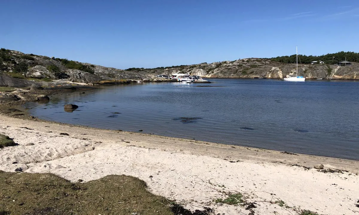 Långegärde - Kostersund: Close to the spot, you’ll find a small sandy beach, ideal for swimming