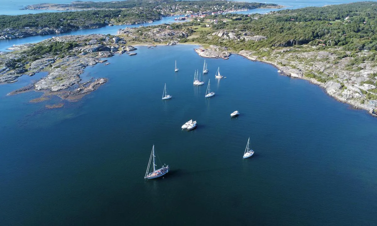 In the bay at Långegärdesholmen there is room for a lot of boats on anchor.