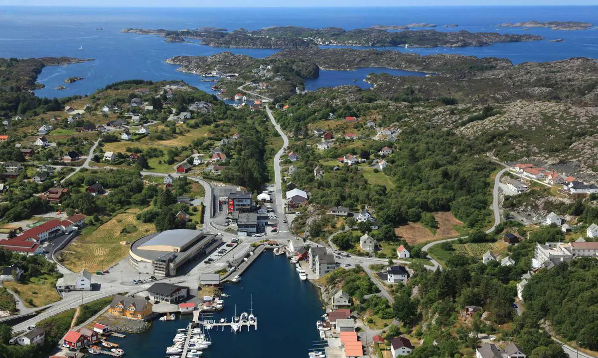 Bilde tatt fra Øst og inn Langevåg. Bømlo Båtlag med gjesteplasser på BB side og Langevåg gjestehavn helt innerst på BB side med ca. 20 gjesteplasser. Bilde er tatt av fotograf Geir Einarsen.