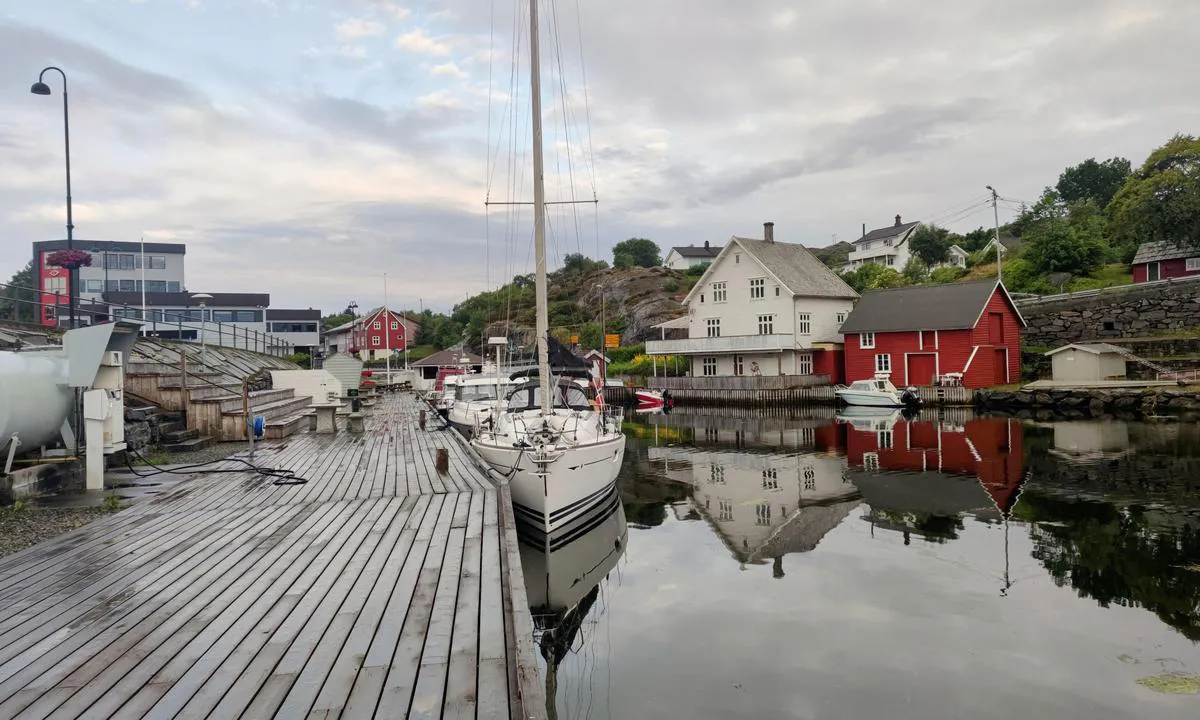 Langevåg Gjestehavn: Lå omtrent ved drivstoffpumpen. 2 meter dyp seilbåt gikk greit ved lavvann. I følge havnesjefen skla det gå med 2.2 meter dyp båt. Det var tilsynelatende grunnere lengre foran pumpen.