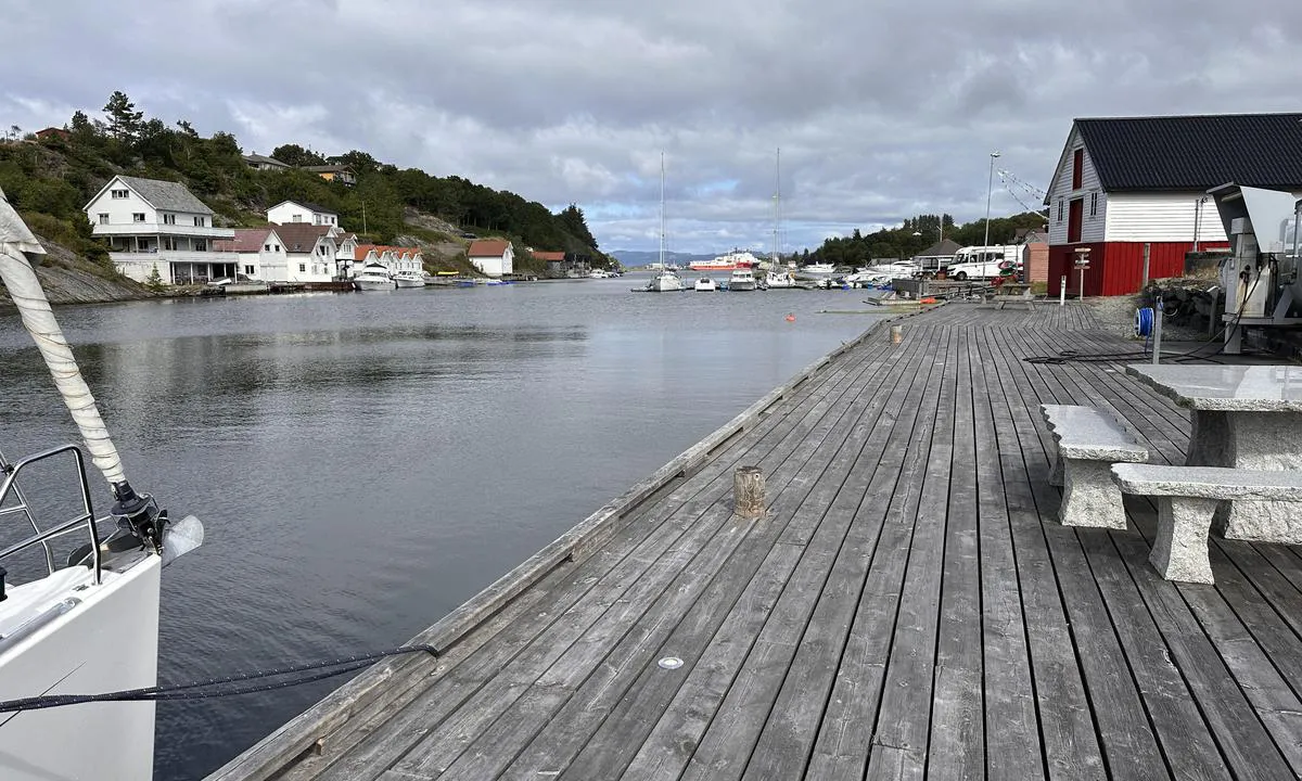 Langevåg Gjestehavn: Gjestehavn innerst i vågen, fint sted og god dybde.