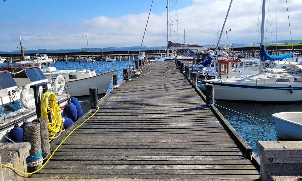 Langø Havn: {"base": "de", "no": "Ved den midtre bryggen i fiskerhavnen kun 1,20 dybde! (Mai 2026)", "se": "Vid den mellersta bryggan i fiskehamnen endast 1,20 djup! (Maj 2026)", "en": "At the middle pier in the fishing harbour, only 1.20 meters depth! (May 2026)", "da": "Ved den midterste bro i fiskerihavnen kun 1,20 dybde! (Maj 2026)", "fr": "Au quai central dans le port de p\u00eache, il n'y a que 1,20 m de profondeur ! (Mai 2026)", "de": "Am mittleren Steg im Fischerhafen nur 1,20 Tiefe! (Mai 2026)", "es": "\u00a1En el muelle medio del puerto pesquero solo hay 1,20 de profundidad! (Mayo de 2026)", "it": "Al pontile centrale del porto peschereccio solo 1,20 m di profondit\u00e0! (maggio 2026)", "pt": "No cais do meio no porto de pesca apenas 1,20 m de profundidade! (Maio de 2026)", "nl": "Aan de middelste steiger in de vissershaven slechts 1,20 diepte! (mei 2026)", "pl": "Na \u015brodkowym pomo\u015bcie w porcie rybackim tylko 1,20 g\u0142\u0119boko\u015bci! (Maj 2026)", "uk": "\u041d\u0430 \u0441\u0435\u0440\u0435\u0434\u043d\u044c\u043e\u043c\u0443 \u043f\u0440\u0438\u0447\u0430\u043b\u0456 \u0432 \u0440\u0438\u0431\u0430\u043b\u044c\u0441\u044c\u043a\u0456\u0439 \u0433\u0430\u0432\u0430\u043d\u0456 \u0433\u043b\u0438\u0431\u0438\u043d\u0430 \u043b\u0438\u0448\u0435 1,20 \u043c! (\u0422\u0440\u0430\u0432\u0435\u043d\u044c 2026)", "ro": "La pontonul din mijloc \u00een portul pesc\u0103resc doar 1,20 ad\u00e2ncime! (Mai 2026)", "tr": "Fisherman Liman\u0131nda orta iskelede sadece 1,20 derinlik! (May\u0131s 2026)", "el": "\u03a3\u03c4\u03bf\u03bd \u03bc\u03b5\u03c3\u03b1\u03af\u03bf \u03c0\u03c1\u03bf\u03ba\u03c5\u03bc\u03b1\u03af\u03b1 \u03c3\u03c4\u03bf \u03b1\u03bb\u03b9\u03b5\u03c5\u03c4\u03b9\u03ba\u03cc \u03bb\u03b9\u03bc\u03ac\u03bd\u03b9 \u03bc\u03cc\u03bd\u03bf 1,20 \u03b2\u03ac\u03b8\u03bf\u03c2! (\u039c\u03ac\u03b9\u03bf\u03c2 2026)", "cs": "Na st\u0159edn\u00edm molu v ryb\u00e1\u0159sk\u00e9m p\u0159\u00edstavu pouze 1,20 hloubka! (Kv 2026)", "hu": "A k\u00f6z\u00e9ps\u0151 m\u00f3l\u00f3n\u00e1l a hal\u00e1szkik\u00f6t\u0151ben csak 1,20 m\u00e9ter m\u00e9lys\u00e9g! (2026 m\u00e1jus)", "fi": "Keskimm\u00e4isell\u00e4 laiturilla kalasatamassa vain 1,20 m syvyytt\u00e4! (Toukokuu 2026)", "bg": "\u041d\u0430 \u0441\u0440\u0435\u0434\u043d\u0438\u044f \u043f\u043e\u043d\u0442\u043e\u043d \u0432 \u0440\u0438\u0431\u0430\u0440\u0441\u043a\u043e\u0442\u043e \u043f\u0440\u0438\u0441\u0442\u0430\u043d\u0438\u0449\u0435 \u0434\u044a\u043b\u0431\u043e\u0447\u0438\u043d\u0430\u0442\u0430 \u0435 \u0441\u0430\u043c\u043e 1,20 \u043c\u0435\u0442\u0440\u0430! (\u043c\u0430\u0439 2026 \u0433.)", "sr": "Na srednjem molu u ribarskoj luci samo 1,20 dubine! (maj 2026)", "et": "Kesksilla juures kalasadamas ainult 1,20 s\u00fcgavus! (Mai 2026)", "lv": "Vid\u0113j\u0101 piest\u0101tn\u0113 zvejnieku ost\u0101 tikai 1,20 dzi\u013cums! (2026. gada maijs)", "lt": "<p>Prie vidurinio tiltelio \u017evej\u0173 uoste tik 1,20 m gylis! (2026 m. gegu\u017e\u0117)</p>"}