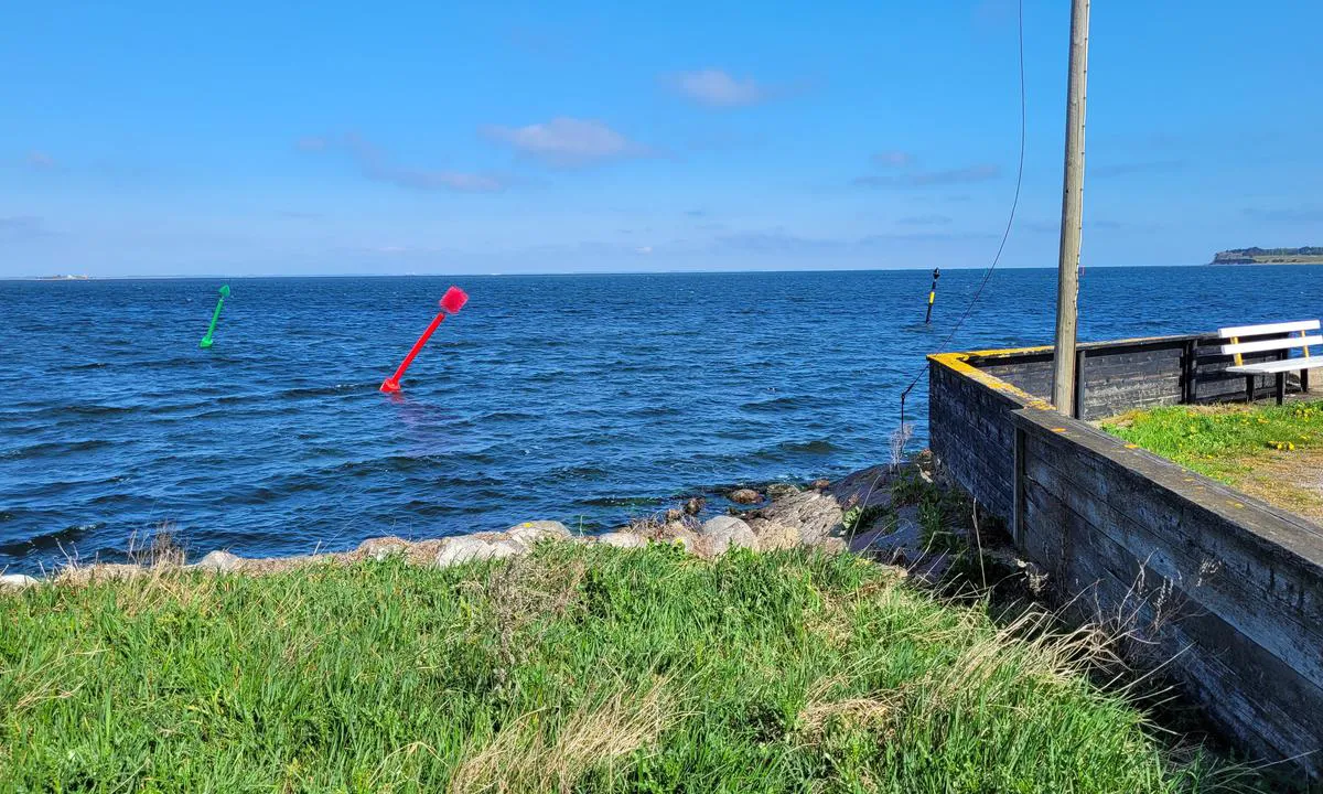 Langø Havn: {"base": "de", "no": "Utsikt mot havneinngangen, til venstre til sportsb\u00e5thavnen (1,90 dybde), til h\u00f8yre til fiskerihavnen", "se": "Utsikt mot hamninlopp, v\u00e4nster till fritidsb\u00e5tshamnen (1,90 djup), h\u00f6ger till fiskehamnen", "en": "View of the harbor entrance, left to the marina (1.90 depth), right to the fishing harbor", "da": "Udsigt over havneindl\u00f8b, til venstre til lystb\u00e5dehavnen (1,90 dybde), til h\u00f8jre til fiskerihavnen", "fr": "<p>Vue sur l'entr\u00e9e du port, \u00e0 gauche vers le port de plaisance (1,90 de profondeur), \u00e0 droite vers le port de p\u00eache</p>", "de": "Blick auf Hafeneinfahrt, links zum Sportboothafen (1,90 Tiefe), rechts zum Fischerhafen", "es": "Vista de la entrada del puerto, a la izquierda hacia el puerto deportivo (1,90 de profundidad), a la derecha hacia el puerto pesquero", "it": "Vista sull'entrata del porto, a sinistra verso il porto turistico (1,90 metri di profondit\u00e0), a destra verso il porto dei pescatori", "pt": "Vista para a entrada do porto, \u00e0 esquerda para o porto de esportes aqu\u00e1ticos (1,90 m de profundidade), \u00e0 direita para o porto dos pescadores", "nl": "Uitzicht op haveningang, links naar de jachthaven (1,90 diepte), rechts naar de vissershaven", "pl": "Widok na wej\u015bcie do portu, po lewej do mariny (g\u0142\u0119boko\u015b\u0107 1,90), po prawej do portu rybackiego", "uk": "\u0412\u0438\u0434 \u043d\u0430 \u0432\u0445\u0456\u0434 \u0432 \u0433\u0430\u0432\u0430\u043d\u044c, \u0437\u043b\u0456\u0432\u0430 \u0434\u043e \u0441\u043f\u043e\u0440\u0442\u0438\u0432\u043d\u043e\u0457 \u0433\u0430\u0432\u0430\u043d\u0456 (1,90 \u0433\u043b\u0438\u0431\u0438\u043d\u0430), \u0441\u043f\u0440\u0430\u0432\u0430 \u0434\u043e \u0440\u0438\u0431\u043e\u043b\u043e\u0432\u0435\u0446\u044c\u043a\u043e\u0457 \u0433\u0430\u0432\u0430\u043d\u0456.", "ro": "Vedere spre intrarea \u00een port, la st\u00e2nga spre portul de agrement (1,90 ad\u00e2ncime), la dreapta spre portul pesc\u0103resc", "tr": "Liman giri\u015fine bak\u0131\u015f, sola do\u011fru yat liman\u0131 (1,90 derinlik), sa\u011fa do\u011fru bal\u0131k\u00e7\u0131 liman\u0131", "el": "\u0398\u03ad\u03b1 \u03c3\u03c4\u03b7\u03bd \u03b5\u03af\u03c3\u03bf\u03b4\u03bf \u03c4\u03bf\u03c5 \u03bb\u03b9\u03bc\u03b1\u03bd\u03b9\u03bf\u03cd, \u03b1\u03c1\u03b9\u03c3\u03c4\u03b5\u03c1\u03ac \u03c0\u03c1\u03bf\u03c2 \u03c4\u03bf \u03bb\u03b9\u03bc\u03ac\u03bd\u03b9 \u03b1\u03bd\u03b1\u03c8\u03c5\u03c7\u03ae\u03c2 (1,90 \u03b2\u03ac\u03b8\u03bf\u03c2), \u03b4\u03b5\u03be\u03b9\u03ac \u03c0\u03c1\u03bf\u03c2 \u03c4\u03bf \u03b1\u03bb\u03b9\u03b5\u03c5\u03c4\u03b9\u03ba\u03cc \u03bb\u03b9\u03bc\u03ac\u03bd\u03b9", "cs": "Pohled na p\u0159\u00edstavn\u00ed vjezd, vlevo k p\u0159\u00edstavu pro sportovn\u00ed lod\u011b (hloubka 1,90 m), vpravo k ryb\u00e1\u0159sk\u00e9mu p\u0159\u00edstavu", "hu": "Kil\u00e1t\u00e1s a kik\u00f6t\u0151 bej\u00e1rat\u00e1ra, balra a sporthaj\u00f3 kik\u00f6t\u0151 (1,90 m\u00e9ter m\u00e9lys\u00e9g), jobbra a hal\u00e1szkik\u00f6t\u0151", "fi": "N\u00e4kym\u00e4 sataman sis\u00e4\u00e4nk\u00e4ynnille, vasemmalle urheiluvenev\u00e4yl\u00e4lle (1,90 syvyys), oikealle kalasatamaan", "bg": "\u0418\u0437\u0433\u043b\u0435\u0434 \u043a\u044a\u043c \u043f\u0440\u0438\u0441\u0442\u0430\u043d\u0438\u0449\u043d\u0438\u044f \u0432\u0445\u043e\u0434, \u043d\u0430\u043b\u044f\u0432\u043e \u043a\u044a\u043c \u0441\u043f\u043e\u0440\u0442\u043d\u043e\u0442\u043e \u043f\u0440\u0438\u0441\u0442\u0430\u043d\u0438\u0449\u0435 (\u0434\u044a\u043b\u0431\u043e\u0447\u0438\u043d\u0430 1,90 \u043c), \u043d\u0430\u0434\u044f\u0441\u043d\u043e \u043a\u044a\u043c \u0440\u0438\u0431\u0430\u0440\u0441\u043a\u043e\u0442\u043e \u043f\u0440\u0438\u0441\u0442\u0430\u043d\u0438\u0449\u0435", "sr": "Pogled na ulaz u luku, levo ka marini za sportske brodove (dubina 1,90), desno ka ribarskoj luci", "et": "Vaade sadamasuudmele, vasakul spordipaadisadam (1,90 s\u00fcgav), paremal kalurisadam", "lv": "Skats uz ostas ieeju, pa kreisi uz jahtu ostu (1,90 dzi\u013cums), pa labi uz zvejnieku ostu", "lt": "Vaizdas \u012f uosto \u012fplauk\u0105, kair\u0117je sporto laiv\u0173 uostas (1,90 gylis), de\u0161in\u0117je \u017evej\u0173 uostas"}