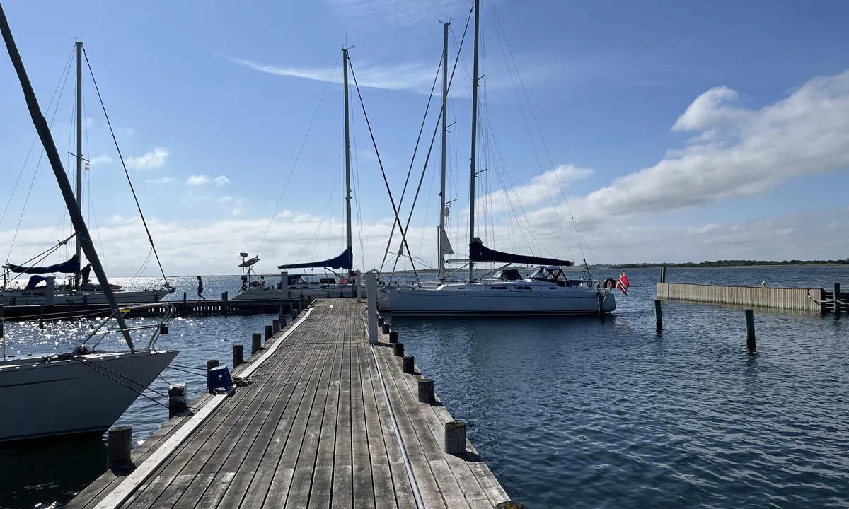 Langør Havn: {"base": "no", "no": "Ytterbassenget (til h\u00f8yre) er meget trangt og b\u00f8r unng\u00e5s av st\u00f8rre b\u00e5ter enn 34 fot pga hindringen i bakkant.", "se": "Ytterbass\u00e4ngen (till h\u00f6ger) \u00e4r mycket tr\u00e5ng och b\u00f6r undvikas av st\u00f6rre b\u00e5tar \u00e4n 34 fot p\u00e5 grund av hindret i bakre delen.", "en": "The outer basin (to the right) is very narrow and should be avoided by boats larger than 34 feet due to the obstruction at the rear.", "da": "Yderbassinet (til h\u00f8jre) er meget trangt og b\u00f8r undg\u00e5s af st\u00f8rre b\u00e5de end 34 fod p\u00e5 grund af forhindringen i bagkanten.", "fr": "Le bassin ext\u00e9rieur (\u00e0 droite) est tr\u00e8s \u00e9troit et devrait \u00eatre \u00e9vit\u00e9 par les bateaux de plus de 34 pieds en raison de l'obstacle \u00e0 l'arri\u00e8re.", "de": "Das Au\u00dfenbecken (rechts) ist sehr eng und sollte von gr\u00f6\u00dferen Booten als 34 Fu\u00df aufgrund des Hindernisses im hinteren Bereich vermieden werden.", "es": "El embalse exterior (a la derecha) es muy estrecho y debe ser evitado por embarcaciones de m\u00e1s de 34 pies debido al obst\u00e1culo en la parte trasera.", "it": "Il bacino esterno (a destra) \u00e8 molto stretto e dovrebbe essere evitato da barche pi\u00f9 grandi di 34 piedi a causa dell'ostacolo sul retro.", "pt": "A bacia externa (\u00e0 direita) \u00e9 muito estreita e deve ser evitada por embarca\u00e7\u00f5es maiores que 34 p\u00e9s devido ao obst\u00e1culo na parte traseira.", "nl": "Het buitenbassin (aan de rechterkant) is zeer krap en moet vermeden worden door boten groter dan 34 voet vanwege de hindernis aan de achterzijde.", "pl": "Basen zewn\u0119trzny (po prawej) jest bardzo ciasny i nale\u017cy go unika\u0107 dla wi\u0119kszych \u0142odzi ni\u017c 34 stopy z powodu przeszkody z ty\u0142u.", "uk": "\u0417\u043e\u0432\u043d\u0456\u0448\u043d\u0456\u0439 \u0431\u0430\u0441\u0435\u0439\u043d (\u043f\u0440\u0430\u0432\u043e\u0440\u0443\u0447) \u0434\u0443\u0436\u0435 \u0432\u0443\u0437\u044c\u043a\u0438\u0439 \u0456 \u0439\u043e\u0433\u043e \u0441\u043b\u0456\u0434 \u0443\u043d\u0438\u043a\u0430\u0442\u0438 \u0432\u0435\u043b\u0438\u043a\u0438\u043c \u0447\u043e\u0432\u043d\u0430\u043c \u0434\u043e\u0432\u0448\u0435 34 \u0444\u0443\u0442\u0438 \u0447\u0435\u0440\u0435\u0437 \u043f\u0435\u0440\u0435\u0448\u043a\u043e\u0434\u0443 \u0443 \u0437\u0430\u0434\u043d\u0456\u0439 \u0447\u0430\u0441\u0442\u0438\u043d\u0456.", "ro": "Bazinul exterior (la dreapta) este foarte \u00eengust \u0219i ar trebui evitat de b\u0103rci mai mari de 34 de picioare din cauza obstacolului din spate.", "tr": "Ytterbassenget (sa\u011fda) \u00e7ok dard\u0131r ve arka taraftaki engel nedeniyle 34 fottan daha b\u00fcy\u00fck tekneler taraf\u0131ndan ka\u00e7\u0131n\u0131lmal\u0131d\u0131r.", "el": "\u0397 \u03b5\u03be\u03c9\u03c4\u03b5\u03c1\u03b9\u03ba\u03ae \u03bb\u03b5\u03ba\u03ac\u03bd\u03b7 (\u03c3\u03c4\u03b1 \u03b4\u03b5\u03be\u03b9\u03ac) \u03b5\u03af\u03bd\u03b1\u03b9 \u03c0\u03bf\u03bb\u03cd \u03c3\u03c4\u03b5\u03bd\u03ae \u03ba\u03b1\u03b9 \u03c0\u03c1\u03ad\u03c0\u03b5\u03b9 \u03bd\u03b1 \u03b1\u03c0\u03bf\u03c6\u03b5\u03cd\u03b3\u03b5\u03c4\u03b1\u03b9 \u03b1\u03c0\u03cc \u03bc\u03b5\u03b3\u03b1\u03bb\u03cd\u03c4\u03b5\u03c1\u03b1 \u03c3\u03ba\u03ac\u03c6\u03b7 \u03b1\u03c0\u03cc 34 \u03c0\u03cc\u03b4\u03b9\u03b1 \u03bb\u03cc\u03b3\u03c9 \u03c4\u03bf\u03c5 \u03b5\u03bc\u03c0\u03bf\u03b4\u03af\u03bf\u03c5 \u03c3\u03c4\u03bf \u03c0\u03af\u03c3\u03c9 \u03bc\u03ad\u03c1\u03bf\u03c2.", "cs": "Vn\u011bj\u0161\u00ed baz\u00e9n (vpravo) je velmi \u00fazk\u00fd a m\u011bl by b\u00fdt vyh\u00fdb\u00e1n v\u011bt\u0161\u00edmi lod\u011bmi ne\u017e 34 stop kv\u016fli p\u0159ek\u00e1\u017ek\u00e1m v zadn\u00ed \u010d\u00e1sti.", "hu": "A k\u00fcls\u0151 medence (jobbra) nagyon sz\u0171k, \u00e9s a h\u00e1ts\u00f3 akad\u00e1ly miatt a 34 l\u00e1bn\u00e1l nagyobb haj\u00f3knak ker\u00fclni\u00fck kell.", "fi": "Ulkoallas (oikealla) on eritt\u00e4in ahdas ja suurempien kuin 34 jalkaa pitkien veneiden tulisi v\u00e4ltt\u00e4\u00e4 sit\u00e4 takana olevan esteen vuoksi.", "bg": "\u0412\u044a\u043d\u0448\u043d\u0438\u044f\u0442 \u0431\u0430\u0441\u0435\u0439\u043d (\u0432\u0434\u044f\u0441\u043d\u043e) \u0435 \u043c\u043d\u043e\u0433\u043e \u0442\u0435\u0441\u0435\u043d \u0438 \u0442\u0440\u044f\u0431\u0432\u0430 \u0434\u0430 \u0441\u0435 \u0438\u0437\u0431\u044f\u0433\u0432\u0430 \u043e\u0442 \u043f\u043e-\u0433\u043e\u043b\u0435\u043c\u0438 \u043b\u043e\u0434\u043a\u0438 \u043e\u0442 34 \u0444\u0443\u0442\u0430 \u043f\u043e\u0440\u0430\u0434\u0438 \u043f\u0440\u0435\u043f\u044f\u0442\u0441\u0442\u0432\u0438\u0435\u0442\u043e \u0432 \u0437\u0430\u0434\u043d\u0430\u0442\u0430 \u0447\u0430\u0441\u0442.", "sr": "Spoljni bazen (desno) je veoma uzan i treba ga izbegavati kod ve\u0107ih brodova od 34 stope zbog prepreka u pozadini.", "et": "V\u00e4line bassein (paremal) on v\u00e4ga kitsas ja seda peaksid v\u00e4ltima suuremad kui 34 jala pikkused paadid, kuna tagapool on takistus.", "lv": "\u0100r\u0113jais baseins (pa labi) ir \u013coti \u0161aurs un j\u0101izvair\u0101s no liel\u0101k\u0101m laiv\u0101m par 34 p\u0113d\u0101m, \u0146emot v\u0113r\u0101 \u0161\u0137\u0113rsli aizmugur\u0113.", "lt": "I\u0161orinis baseinas (de\u0161in\u0117je) yra labai siauras ir tur\u0117t\u0173 b\u016bti vengiamas didesni\u0173 nei 34 p\u0117d\u0173 laiv\u0173 d\u0117l galin\u0117s dalies kli\u016bties."}