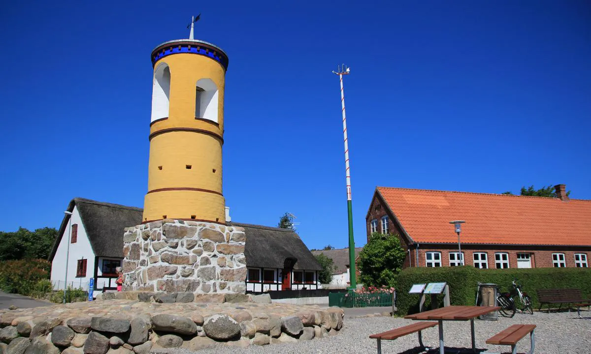 Langør/Stavn Fjord: Klokketårnet tilhører kirken som ligger litt vekk fra plassen, så ved feil vindretning kunne ikke buboerne høre klokkene, derfor denne