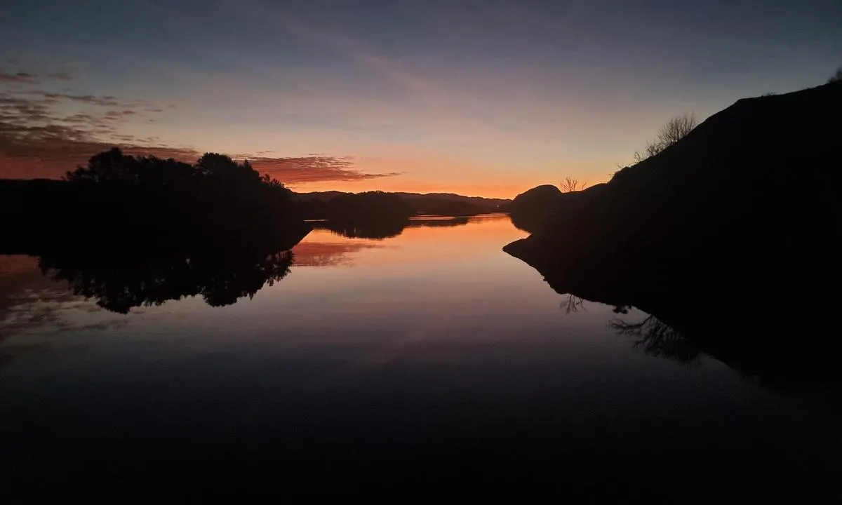Langøya - Fitjar: {"base": "no", "no": "Utsikt sydover fra akterdekket kl. 08.15 2. juledag 2025. Magisk lysopplevelse", "se": "Utsikt s\u00f6derut fr\u00e5n akterd\u00e4cket kl. 08.15 den 2:a juldagen 2025. Magisk ljusupplevelse", "en": "View southwards from the aft deck at 08:15 on the 2nd day of Christmas 2025. Magical lighting experience", "da": "Udsigt sydp\u00e5 fra agterd\u00e6kket kl. 08.15 den 2. juledag 2025. Magisk lysoplevelse", "fr": "Vue vers le sud depuis le pont arri\u00e8re \u00e0 08h15 le 26 d\u00e9cembre 2025. Exp\u00e9rience lumineuse magique", "de": "Aussicht s\u00fcdw\u00e4rts vom Achterdeck um 08:15 Uhr am 2. Weihnachtstag 2025. Magisches Lichterlebnis", "es": "Vista hacia el sur desde la cubierta de popa a las 08:15 el 26 de diciembre de 2025. Experiencia de luz m\u00e1gica", "it": "Vista verso sud dal ponte di poppa alle 08.15 del secondo giorno di Natale 2025. Un'esperienza di luce magica", "pt": "Vista para o sul da popa \u00e0s 08h15 no segundo dia de Natal de 2025. Experi\u00eancia de luz m\u00e1gica", "nl": "Uitzicht naar het zuiden vanaf het achterdek om 08.15 uur op de tweede kerstdag 2025. Magische lichtervaring", "pl": "Widok na po\u0142udnie z rufy o godz. 08:15 w drugi dzie\u0144 \u015bwi\u0105t Bo\u017cego Narodzenia 2025. Magiczne do\u015bwiadczenie \u015bwietlne", "uk": "\u0412\u0438\u0434 \u043d\u0430 \u043f\u0456\u0432\u0434\u0435\u043d\u044c \u0437 \u043a\u043e\u0440\u043c\u0438 \u043e 08:15 \u0443 \u0434\u0440\u0443\u0433\u0438\u0439 \u0434\u0435\u043d\u044c \u0420\u0456\u0437\u0434\u0432\u0430 2025 \u0440\u043e\u043a\u0443. \u041c\u0430\u0433\u0456\u0447\u043d\u0435 \u0441\u0432\u0456\u0442\u043b\u043e\u0432\u0435 \u0448\u043e\u0443", "ro": "Vedere spre sud de pe puntea din spate la ora 08:15 \u00een a doua zi de Cr\u0103ciun 2025. O experien\u021b\u0103 magic\u0103 a luminii", "tr": "K\u0131\u00e7 g\u00fcvertesinden g\u00fcneye do\u011fru manzara saat 08.15 2025 y\u0131l\u0131n\u0131n ikinci Noel g\u00fcn\u00fc. B\u00fcy\u00fcleyici \u0131\u015f\u0131k deneyimi", "el": "\u0398\u03ad\u03b1 \u03c0\u03c1\u03bf\u03c2 \u03bd\u03cc\u03c4\u03bf \u03b1\u03c0\u03cc \u03c4\u03bf \u03ba\u03b1\u03c4\u03ac\u03c3\u03c4\u03c1\u03c9\u03bc\u03b1 \u03c0\u03c1\u03cd\u03bc\u03bd\u03b7\u03c2 \u03c3\u03c4\u03b9\u03c2 08:15 \u03c4\u03b7 \u03b4\u03b5\u03cd\u03c4\u03b5\u03c1\u03b7 \u03bc\u03ad\u03c1\u03b1 \u03c4\u03c9\u03bd \u03a7\u03c1\u03b9\u03c3\u03c4\u03bf\u03c5\u03b3\u03ad\u03bd\u03bd\u03c9\u03bd 2025. \u039c\u03b1\u03b3\u03b9\u03ba\u03ae \u03b5\u03bc\u03c0\u03b5\u03b9\u03c1\u03af\u03b1 \u03c6\u03c9\u03c4\u03cc\u03c2", "cs": "Pohled na jih z z\u00e1di paluby v 08:15 26. prosince 2025. Magick\u00fd sv\u011bteln\u00fd z\u00e1\u017eitek", "hu": "Kil\u00e1t\u00e1s d\u00e9l fel\u00e9 a h\u00e1ts\u00f3 fed\u00e9lzetr\u0151l 2025 kar\u00e1csony m\u00e1sodik napj\u00e1n 08.15 \u00f3rakor. Var\u00e1zslatos f\u00e9ny\u00e9lm\u00e9ny", "fi": "N\u00e4kym\u00e4 etel\u00e4\u00e4n per\u00e4kannelta klo 08.15 joulup\u00e4iv\u00e4n\u00e4 2025. Taianomainen valaistuskokemus", "bg": "\u041f\u043e\u0433\u043b\u0435\u0434 \u043d\u0430 \u044e\u0433 \u043e\u0442 \u043a\u044a\u0440\u043c\u0430\u0442\u0430 \u0432 08:15 \u0447. \u043d\u0430 \u0432\u0442\u043e\u0440\u0438\u044f \u0434\u0435\u043d \u043d\u0430 \u041a\u043e\u043b\u0435\u0434\u0430 2025 \u0433. \u041c\u0430\u0433\u0438\u0447\u0435\u0441\u043a\u043e \u0441\u0432\u0435\u0442\u043b\u0438\u043d\u043d\u043e \u043f\u0440\u0435\u0436\u0438\u0432\u044f\u0432\u0430\u043d\u0435", "sr": "\u041f\u043e\u0433\u043b\u0435\u0434 \u043d\u0430 \u0458\u0443\u0433 \u0441\u0430 \u043a\u0440\u043c\u0435 \u0443 08:15 2. \u0434\u0430\u043d\u0430 \u0411\u043e\u0436\u0438\u045b\u0430 2025. \u041c\u0430\u0433\u0438\u0447\u043d\u043e \u0441\u0432\u0435\u0442\u043b\u043e\u0441\u043d\u043e \u0438\u0441\u043a\u0443\u0441\u0442\u0432\u043e", "et": "Vaade l\u00f5unasse ahtritekilt kl 08.15 2. j\u00f5ulup\u00fchal 2025. Maagiline valgus.", "lv": "Skats uz dienvidiem no kl\u0101ja aizmugures plkst. 08.15 otraj\u0101 Ziemassv\u0113tku dien\u0101, 2025. Ma\u0123iska gaismas pieredze", "lt": "Vaizdas \u012f pietus nuo laivagalio, 08:15, antr\u0105 Kal\u0117d\u0173 dien\u0105, 2025 metai. Magi\u0161ka \u0161viesos patirtis"}