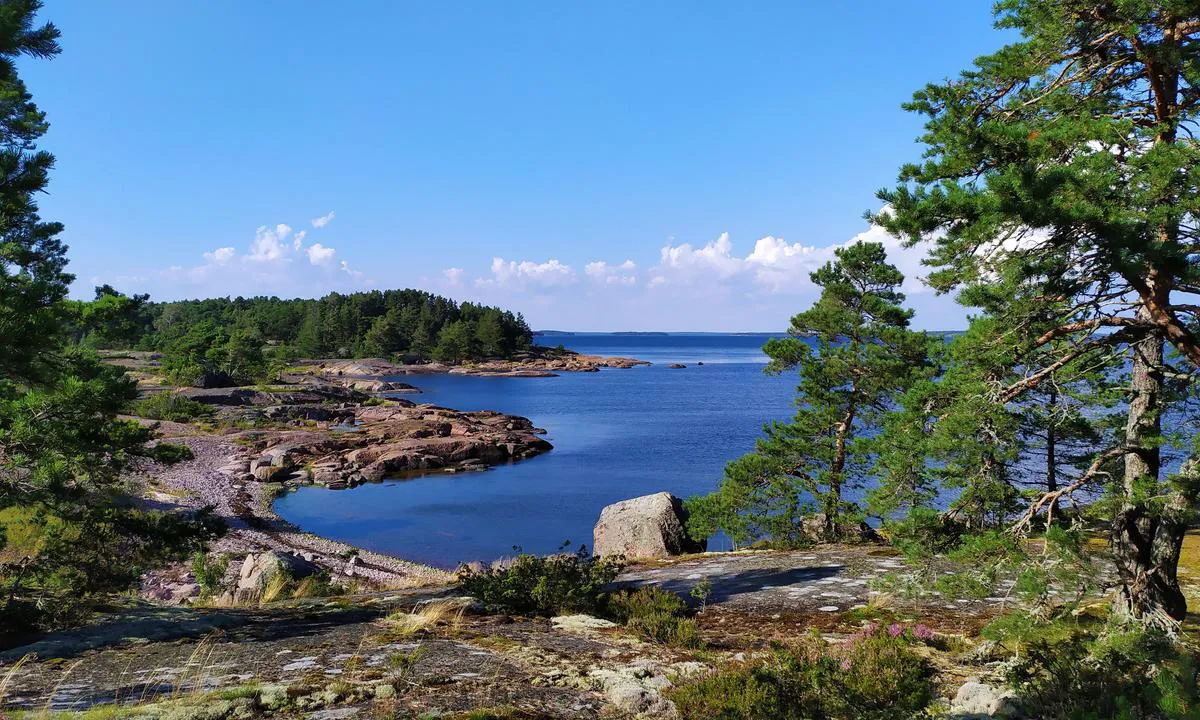 Lanskeri: There is steel rings on the rock, use aft anchor. No protection from east, little protection from south/north. Nature Protected area.