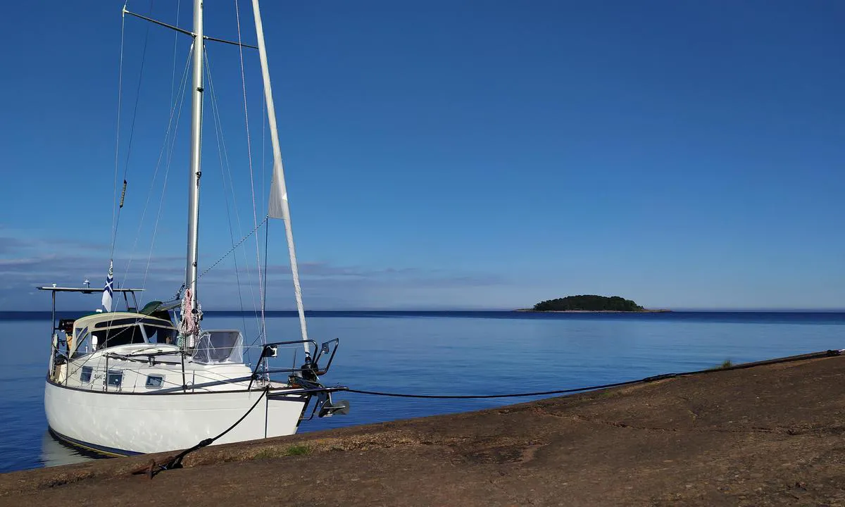 Lanskeri: You can not access to the island behind, it's bird protection area. Russian border is behind this island as well.