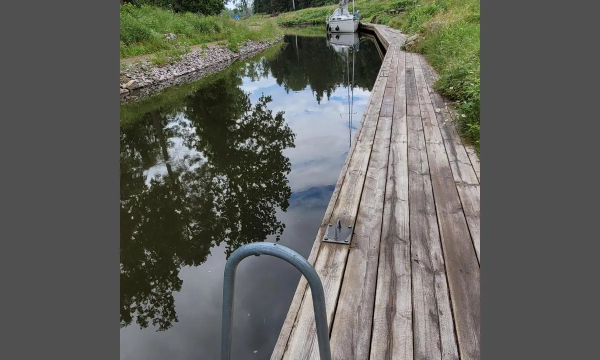 Lanthöjden: {"base": "de", "no": "Utsikt fra kaianlegget mot G\u00f6ta kanal.", "se": "Utsikt fr\u00e5n bryggans \u00e4nde mot G\u00f6ta kanal.", "en": "View from the pier end towards G\u00f6ta Canal.", "da": "Udsigt fra moleenden mod G\u00f6ta-kanalen.", "fr": "Vue depuis l'extr\u00e9mit\u00e9 de la jet\u00e9e en direction du canal de G\u00f6ta.", "de": "Blick vom Stegende Richtung G\u00f6takanal.", "es": "Vista desde el final del muelle hacia el canal de G\u00f6ta.", "it": "Vista dalla fine della banchina in direzione del canale di G\u00f6ta.", "pt": "Vista do final do cais em dire\u00e7\u00e3o ao Canal Gota.", "nl": "Uitzicht vanaf het steiger-einde richting G\u00f6ta-kanaal.", "pl": "Widok z ko\u0144ca pomostu w kierunku G\u00f6ta-Kanal.", "uk": "\u0412\u0438\u0434 \u0437 \u043a\u0456\u043d\u0446\u044f \u043f\u0456\u0440\u0441\u0443 \u0432 \u043d\u0430\u043f\u0440\u044f\u043c\u043a\u0443 \u0413\u0435\u0442\u0430\u043a\u0430\u043d\u0430\u043b\u0443.", "ro": "Privire de la cap\u0103tul pontonului \u00een direc\u021bia canalului G\u00f6takanal.", "tr": "\u0130skeleyin ucundan G\u00f6takanal y\u00f6n\u00fcne bak\u0131\u015f.", "el": "\u0398\u03ad\u03b1 \u03b1\u03c0\u03cc \u03c4\u03bf \u03ac\u03ba\u03c1\u03bf \u03c4\u03b7\u03c2 \u03c0\u03c1\u03bf\u03b2\u03bb\u03ae\u03c4\u03b1\u03c2 \u03c0\u03c1\u03bf\u03c2 \u03c4\u03b7 \u03b4\u03b9\u03ce\u03c1\u03c5\u03b3\u03b1 \u03c4\u03bf\u03c5 \u0393\u03ba\u03ad\u03c4\u03b1.", "cs": "Pohled z konce mola sm\u011brem k G\u00f6takan\u00e1lu.", "hu": "Kil\u00e1t\u00e1s a m\u00f3l\u00f3 v\u00e9g\u00e9r\u0151l a G\u00f6ta-csatorna fel\u00e9.", "fi": "N\u00e4k\u00f6ala laiturin p\u00e4\u00e4st\u00e4 kohti G\u00f6tan kanavaa.", "bg": "\u0418\u0437\u0433\u043b\u0435\u0434 \u043e\u0442 \u043a\u0440\u0430\u044f \u043d\u0430 \u043a\u0435\u0439\u044f \u043a\u044a\u043c \u043a\u0430\u043d\u0430\u043b\u0430 \u0413\u044c\u043e\u0442\u0430.", "sr": "\u041f\u043e\u0433\u043b\u0435\u0434 \u0441\u0430 \u043a\u0440\u0430\u0458\u0430 \u043f\u0440\u0438\u0441\u0442\u0430\u043d\u0438\u0448\u0442\u0430 \u0443 \u043f\u0440\u0430\u0432\u0446\u0443 \u0413\u0435\u0442\u0430 \u043a\u0430\u043d\u0430\u043b\u0430.", "et": "Vaade kai otsast G\u00f6ta kanalile.", "lv": "Skats no piest\u0101tnes gala G\u00f6takan\u0101la virzien\u0101.", "lt": "Vaizdas nuo prieplaukos galo G\u00f6takanalo link."}