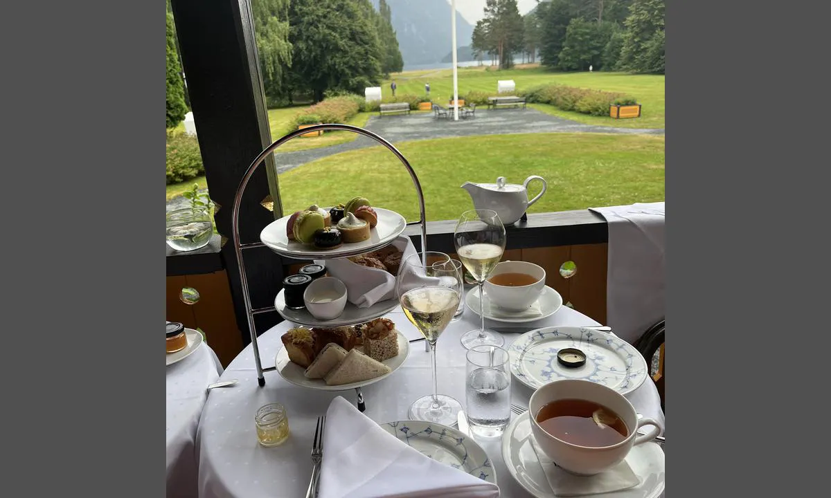Lastein Båthavn - Dalen: {"base": "no", "no": "Afternoon tea p\u00e5 Dalen hotell", "se": "Afternoon tea p\u00e5 Dalen hotell", "en": "Afternoon tea at Dalen Hotel", "da": "Afternoon tea p\u00e5 Dalen hotell", "fr": "Th\u00e9 de l'apr\u00e8s-midi \u00e0 l'h\u00f4tel Dalen", "de": "Nachmittagstee im Dalen Hotel", "es": "T\u00e9 de la tarde en el hotel Dalen", "it": "Tea pomeridiano all'hotel Dalen", "pt": "Ch\u00e1 da tarde no hotel Dalen", "nl": "Afternoon tea in het Dalen hotel", "pl": "Herbatka popo\u0142udniowa w hotelu Dalen", "uk": "\u041f\u0456\u0441\u043b\u044f\u043f\u043e\u043b\u0443\u0434\u043d\u0435\u0432\u0438\u0439 \u0447\u0430\u0439 \u0443 \u0433\u043e\u0442\u0435\u043b\u0456 \u0414\u0430\u043b\u0435\u043d", "ro": "Ceai de dup\u0103-amiaz\u0103 la hotelul Dalen", "tr": "\u00d6\u011fleden sonra \u00e7ay\u0131 Dalen otelinde", "el": "\u0391\u03c0\u03bf\u03b3\u03b5\u03c5\u03bc\u03b1\u03c4\u03b9\u03bd\u03cc \u03c4\u03c3\u03ac\u03b9 \u03c3\u03c4\u03bf \u03be\u03b5\u03bd\u03bf\u03b4\u03bf\u03c7\u03b5\u03af\u03bf Dalen", "cs": "Odpoledn\u00ed \u010daj v hotelu Dalen", "hu": "D\u00e9lut\u00e1ni tea a Dalen sz\u00e1llod\u00e1ban", "fi": "Iltap\u00e4iv\u00e4tee Dalenin hotellissa", "bg": "\u0421\u043b\u0435\u0434\u043e\u0431\u0435\u0434\u0435\u043d \u0447\u0430\u0439 \u0432 \u0445\u043e\u0442\u0435\u043b \u0414\u0430\u043b\u0435\u043d", "sr": "Popodnevni \u010daj u hotelu Dalen", "et": "P\u00e4rastl\u00f5unane tee Dalen hotellis", "lv": "P\u0113cpusdienas t\u0113ja Dalen viesn\u012bc\u0101", "lt": "Popiet\u0117s arbata Dalen vie\u0161butyje"}