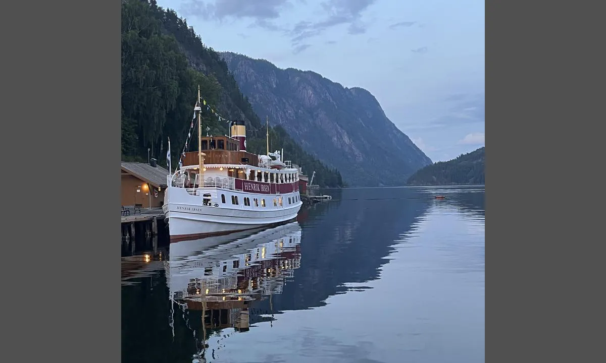 Lastein Båthavn - Dalen: {"base": "no", "no": "Henrik Ibsen til kai i Dalen", "se": "Henrik Ibsen till kaj i Dalen", "en": "Henrik Ibsen docks at Dalen", "da": "Henrik Ibsen til kaj i Dalen", "fr": "Henrik Ibsen \u00e0 quai \u00e0 Dalen", "de": "Henrik Ibsen am Kai in Dalen", "es": "Henrik Ibsen atraca en Dalen", "it": "Henrik Ibsen al molo di Dalen", "pt": "Henrik Ibsen ao cais em Dalen", "nl": "Henrik Ibsen aan de kaai in Dalen", "pl": "Henrik Ibsen przy nabrze\u017cu w Dalen", "uk": "\u0413\u0435\u043d\u0440\u0456\u043a \u0406\u0431\u0441\u0435\u043d \u043f\u0440\u0438\u0448\u0432\u0430\u0440\u0442\u0443\u0432\u0430\u0432\u0441\u044f \u0432 \u0414\u0430\u043b\u0435\u043d\u0456", "ro": "Henrik Ibsen la chei \u00een Dalen", "tr": "Henrik Ibsen Dalen Liman\u0131'na yana\u015ft\u0131", "el": "\u039f \u03a7\u03ad\u03bd\u03c1\u03b9\u03ba \u038a\u03c8\u03b5\u03bd \u03c3\u03c4\u03bf \u03bb\u03b9\u03bc\u03ac\u03bd\u03b9 \u03c4\u03bf\u03c5 \u039d\u03c4\u03ac\u03bb\u03b5\u03bd", "cs": "Henrik Ibsen se bl\u00ed\u017e\u00ed k molu v Dalenu", "hu": "Henrik Ibsen kik\u00f6t\u0151ben Dalenben", "fi": "Henrik Ibsen laiturissa Dalenissa", "bg": "\u0425\u0435\u043d\u0440\u0438\u043a \u0418\u0431\u0441\u0435\u043d \u043d\u0430 \u043a\u0435\u0439 \u0432 \u0414\u0430\u043b\u0435\u043d", "sr": "\u0425\u0435\u043d\u0440\u0438\u043a \u0418\u0431\u0437\u0435\u043d \u0434\u043e \u043f\u0440\u0438\u0441\u0442\u0430\u043d\u0430 \u0443 \u0414\u0430\u043b\u0435\u043d\u0443", "et": "Henrik Ibsen kai \u00e4\u00e4rde Dalenis", "lv": "Henrik Ibsens ku\u0123is piest\u0101j Dalen\u0101", "lt": "Henrikas Ibsenas prieplauka Dalene"}