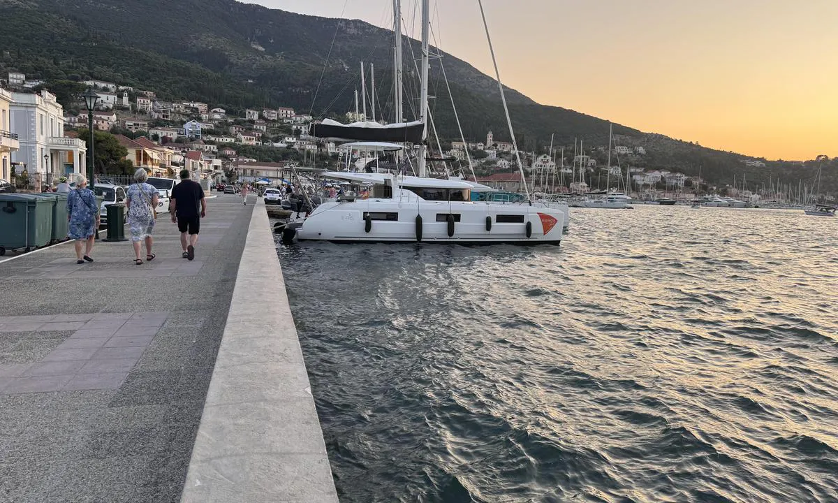 Lazareto: {"base": "no", "no": "God plass til Katamaran", "se": "Gott om plats f\u00f6r katamaran", "en": "Good space for Catamaran", "da": "God plads til katamaran", "fr": "Beaucoup d'espace pour les catamarans", "de": "Guter Platz f\u00fcr Katamaran", "es": "Buen espacio para el catamar\u00e1n", "it": "Ampio spazio per Catamarano", "pt": "Bom espa\u00e7o para Catamar\u00e3", "nl": "Goede plaats voor Catamaran", "pl": "Dobro miejsce dla katamaranu", "uk": "\u0414\u043e\u0441\u0442\u0430\u0442\u043d\u044c\u043e \u043c\u0456\u0441\u0446\u044f \u0434\u043b\u044f \u043a\u0430\u0442\u0430\u043c\u0430\u0440\u0430\u043d\u0456\u0432", "ro": "Spa\u021biu bun pentru catamaran", "tr": "Katamaran i\u00e7in bol yer", "el": "\u0386\u03c6\u03b8\u03bf\u03bd\u03bf\u03c2 \u03c7\u03ce\u03c1\u03bf\u03c2 \u03b3\u03b9\u03b1 \u039a\u03b1\u03c4\u03b1\u03bc\u03b1\u03c1\u03ac\u03bd", "cs": "Dostatek m\u00edsta pro katamar\u00e1n", "hu": "J\u00f3 hely Katamar\u00e1nok sz\u00e1m\u00e1ra", "fi": "Hyv\u00e4 paikka katamaraanille", "bg": "\u0414\u043e\u0431\u0440\u043e \u043c\u044f\u0441\u0442\u043e \u0437\u0430 \u043a\u0430\u0442\u0430\u043c\u0430\u0440\u0430\u043d", "sr": "Dobar prostor za katamaran", "et": "Hea koht katamaraanidele", "lv": "Laba vieta katamar\u0101niem", "lt": "Daug vietos katamaranui"}