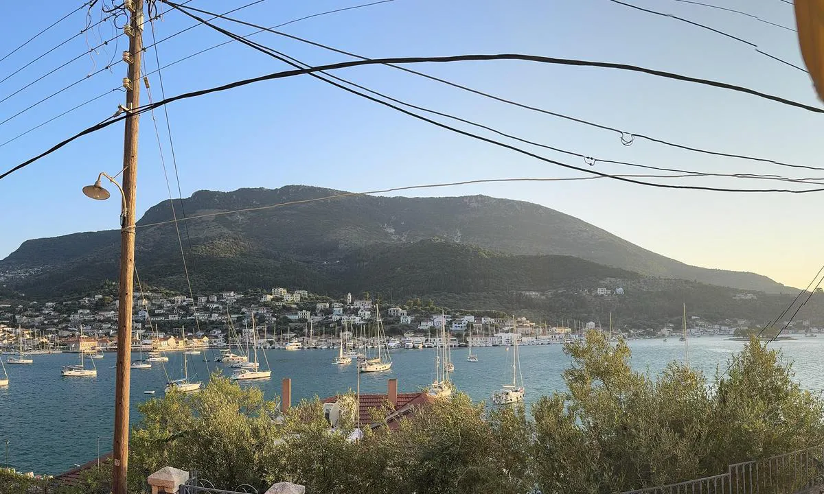 Lazareto: {"base": "no", "no": "Flott havn p\u00e5 svai og til land. Flott havn med alle fasiliteter. Gode restauranter.", "se": "Fantastisk hamn p\u00e5 svaj och vid land. Fantastisk hamn med alla faciliteter. Bra restauranger.", "en": "Great harbor for anchoring and docking. Excellent harbor with all facilities. Good restaurants.", "da": "Flot havn p\u00e5 svaj og til lands. Flot havn med alle faciliteter. Gode restauranter.", "fr": "Beau port pour mouillage et \u00e0 terre. Beau port avec toutes les installations. Bons restaurants.", "de": "Toller Hafen zum Schwojen und an Land. Toller Hafen mit allen Einrichtungen. Gute Restaurants.", "es": "Puerto magn\u00edfico para fondear y atracar. Puerto excelente con todas las facilidades. Buenos restaurantes.", "it": "Bel porto sia in rada che a terra. Bel porto con tutti i servizi. Buoni ristoranti.", "pt": "\u00d3timo porto ao ancorar ou atracar. \u00d3timo porto com todas as facilidades. Bons restaurantes.", "nl": "Mooie haven op de schommel en aan land. Mooie haven met alle voorzieningen. Goede restaurants.", "pl": "\u015awietna przysta\u0144 na kotwicy i na l\u0105dzie. \u015awietna przysta\u0144 ze wszystkimi udogodnieniami. Dobre restauracje.", "uk": "\u0427\u0443\u0434\u043e\u0432\u0430 \u0433\u0430\u0432\u0430\u043d\u044c \u0434\u043b\u044f \u0441\u0442\u043e\u044f\u043d\u043a\u0438 \u043d\u0430 \u044f\u043a\u043e\u0440\u0456 \u0442\u0430 \u043f\u0440\u0438\u0447\u0430\u043b\u044e\u0432\u0430\u043d\u043d\u044f \u0434\u043e \u0431\u0435\u0440\u0435\u0433\u0430. \u0427\u0443\u0434\u043e\u0432\u0430 \u0433\u0430\u0432\u0430\u043d\u044c \u0437 \u0443\u0441\u0456\u043c\u0430 \u0437\u0440\u0443\u0447\u043d\u043e\u0441\u0442\u044f\u043c\u0438. \u0413\u0430\u0440\u043d\u0456 \u0440\u0435\u0441\u0442\u043e\u0440\u0430\u043d\u0438.", "ro": "Port minunat pentru ancorare \u0219i pentru acostare la mal. Port minunat cu toate facilit\u0103\u021bile. Restaurante excelente.", "tr": "Harika demirleme ve k\u0131y\u0131ya yana\u015fma alan\u0131. T\u00fcm imkanlara sahip muhte\u015fem bir liman. \u0130yi restoranlar.", "el": "\u03a5\u03c0\u03ad\u03c1\u03bf\u03c7\u03bf \u03bb\u03b9\u03bc\u03ac\u03bd\u03b9 \u03b3\u03b9\u03b1 \u03b1\u03b3\u03ba\u03c5\u03c1\u03bf\u03b2\u03cc\u03bb\u03b9\u03bf \u03ba\u03b1\u03b9 \u03c0\u03c1\u03cc\u03c3\u03b4\u03b5\u03c3\u03b7. \u03a5\u03c0\u03ad\u03c1\u03bf\u03c7\u03bf \u03bb\u03b9\u03bc\u03ac\u03bd\u03b9 \u03bc\u03b5 \u03cc\u03bb\u03b5\u03c2 \u03c4\u03b9\u03c2 \u03b1\u03bd\u03ad\u03c3\u03b5\u03b9\u03c2. \u039a\u03b1\u03bb\u03cc \u03b5\u03c3\u03c4\u03b9\u03b1\u03c4\u03cc\u03c1\u03b9\u03b1.", "cs": "Skv\u011bl\u00e9 kotvi\u0161t\u011b na kotv\u011b a u b\u0159ehu. Skv\u011bl\u00e9 kotvi\u0161t\u011b se v\u0161emi za\u0159\u00edzen\u00edmi. Dobr\u00e9 restaurace.", "hu": "<p>Remek horgonyz\u00f3hely a haj\u00f3n \u00e9s a sz\u00e1razf\u00f6ld\u00f6n is. Kiv\u00e1l\u00f3 kik\u00f6t\u0151 minden l\u00e9tes\u00edtm\u00e9nnyel. J\u00f3 \u00e9ttermek.</p>", "fi": "Upea satama laiturilla ja ankkuroituna. Upea satama kaikilla mukavuuksilla. Hyvi\u00e4 ravintoloita.", "bg": "\u0427\u0443\u0434\u0435\u0441\u043d\u043e \u043f\u0440\u0438\u0441\u0442\u0430\u043d\u0438\u0449\u0435 \u043d\u0430 \u043a\u043e\u0442\u0432\u0430 \u0438 \u043d\u0430 \u0441\u0443\u0448\u0430\u0442\u0430. \u0427\u0443\u0434\u0435\u0441\u043d\u043e \u043f\u0440\u0438\u0441\u0442\u0430\u043d\u0438\u0449\u0435 \u0441 \u0432\u0441\u0438\u0447\u043a\u0438 \u0443\u0434\u043e\u0431\u0441\u0442\u0432\u0430. \u0414\u043e\u0431\u0440\u0438 \u0440\u0435\u0441\u0442\u043e\u0440\u0430\u043d\u0442\u0438.", "sr": "\u041e\u0434\u043b\u0438\u0447\u043d\u0430 \u043b\u0443\u043a\u0430 \u043d\u0430 \u0441\u0438\u0434\u0440\u0438\u0448\u0442\u0443 \u0438 \u0443\u0437 \u043e\u0431\u0430\u043b\u0443. \u041e\u0434\u043b\u0438\u0447\u043d\u0430 \u043b\u0443\u043a\u0430 \u0441\u0430 \u0441\u0432\u0438\u043c \u0441\u0430\u0434\u0440\u0436\u0430\u0458\u0438\u043c\u0430. \u0414\u043e\u0431\u0440\u0438 \u0440\u0435\u0441\u0442\u043e\u0440\u0430\u043d\u0438.", "et": "Suurep\u00e4rane sadam ankrus ja rannikul. Suurep\u00e4rane sadam, kus on k\u00f5ik mugavused. Head restoranid.", "lv": "Lieliska osta uz enkura un piekrastes piek\u013cuvi. Lieliska osta ar vis\u0101m \u0113rt\u012bb\u0101m. Labas restor\u0101ni.", "lt": "Puikus uostas \u0161vartuotis ir sausumoje. Puikus uostas su visomis patogumais. Geri restoranai."}