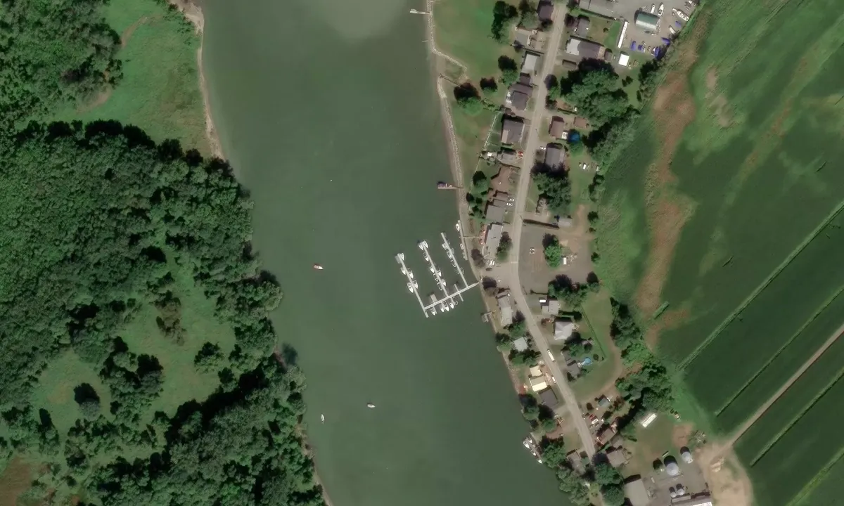 Satelite image of Le Club Nautique de la Batture