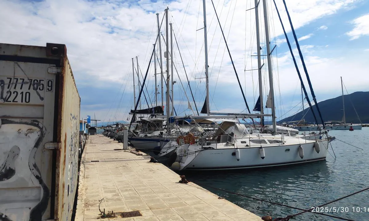 Lefkada Municipal Mooring: {"base": "en", "no": "Kommunal fort\u00f8yning.", "se": "Kommunala f\u00f6rt\u00f6jningar.", "en": "Municipal mooring.", "da": "Kommunal fort\u00f8jning.", "fr": "Mouillage municipal.", "de": "Kommunaler Liegeplatz.", "es": "Atraque municipal.", "it": "Ormeggio municipale.", "pt": "Ancoradouro municipal.", "nl": "Gemeentelijke aanlegplaats.", "pl": "Miejska keja.", "uk": "\u041c\u0443\u043d\u0456\u0446\u0438\u043f\u0430\u043b\u044c\u043d\u0435 \u0448\u0432\u0430\u0440\u0442\u0443\u0432\u0430\u043d\u043d\u044f.", "ro": "Mooring municipal.", "tr": "Belediye ba\u011flama yeri.", "el": "\u0394\u03b7\u03bc\u03bf\u03c4\u03b9\u03ba\u03ae \u03b1\u03b3\u03ba\u03c5\u03c1\u03bf\u03b2\u03cc\u03bb\u03b9\u03bf.", "cs": "M\u011bstsk\u00e9 kotvi\u0161t\u011b.", "hu": "\u00d6nkorm\u00e1nyzati kik\u00f6t\u0151hely.", "fi": "Kunnalliset laituripaikat.", "bg": "\u041e\u0431\u0449\u0438\u043d\u0441\u043a\u0438 \u043a\u0435\u0439.", "sr": "Op\u0161tinsko privezi\u0161te.", "et": "Munitsipaal kai.", "lv": "Pa\u0161vald\u012bbas piest\u0101tne.", "lt": "Savivaldyb\u0117s \u0161vartavimosi vieta."}