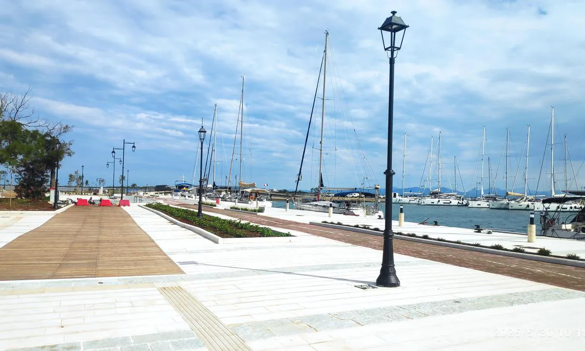 Lefkada Municipal Mooring: {"base": "en", "no": "Nord-siden av kommunal marina med b\u00e5ter fort\u00f8yd langs kaia. Pontoen synlig rett utenfor den kommunale fort\u00f8yningen er kun for charterb\u00e5ter.", "se": "Nordsidan av den kommunala marinans med b\u00e5tar f\u00f6rt\u00f6jda l\u00e4ngs sidan. Ponthonet synligt precis bortom den kommunala f\u00f6rt\u00f6jningen \u00e4r endast f\u00f6r charterb\u00e5tar.", "en": "North-Side of Municipal Marina with boats moored alongside. The pontoon visible just beyond the municipal mooring is for charter boats only.", "da": "Nord-side af den kommunale marina med b\u00e5de fort\u00f8jet langs kajen. Pontonen synlig lige ud over den kommunale fort\u00f8jning er kun for charterb\u00e5de.", "fr": "C\u00f4t\u00e9 nord de la marina municipale avec des bateaux amarr\u00e9s le long du quai. Le ponton visible juste au-del\u00e0 du mouillage municipal est r\u00e9serv\u00e9 aux bateaux de location.", "de": "Nordseite des st\u00e4dtischen Yachthafens mit l\u00e4ngsseits festgemachten Booten. Der direkt hinter den st\u00e4dtischen Liegepl\u00e4tzen sichtbare Ponton ist nur f\u00fcr Charterboote.", "es": "Lado norte del puerto deportivo municipal con barcos amarrados al costado. El pont\u00f3n visible justo m\u00e1s all\u00e1 del amarre municipal es solo para barcos de alquiler.", "it": "Lato nord del porto turistico comunale con barche ormeggiate affiancate. Il pontile visibile appena oltre l'ormeggio comunale \u00e8 riservato alle barche a noleggio.", "pt": "Lado Norte da Marina Municipal com barcos atracados ao longo. O pont\u00e3o vis\u00edvel logo al\u00e9m da amarra\u00e7\u00e3o municipal \u00e9 exclusivo para barcos de fretamento.", "nl": "Noordzijde van de Gemeentelijke Jachthaven met aangemeerde boten. De ponton net voorbij de gemeentelijke aanlegplaats is uitsluitend voor charterboten.", "pl": "P\u00f3\u0142nocna strona przystani miejskiej z zacumowanymi \u0142odziami. Pomost widoczny tu\u017c za miejskim miejscem cumowania przeznaczony jest wy\u0142\u0105cznie dla \u0142odzi czarterowych.", "uk": "\u041f\u0456\u0432\u043d\u0456\u0447\u043d\u0430 \u0441\u0442\u043e\u0440\u043e\u043d\u0430 \u043c\u0443\u043d\u0456\u0446\u0438\u043f\u0430\u043b\u044c\u043d\u043e\u0457 \u043c\u0430\u0440\u0438\u043d\u0438 \u0437 \u043f\u0440\u0438\u0448\u0432\u0430\u0440\u0442\u043e\u0432\u0430\u043d\u0438\u043c\u0438 \u0443\u0437\u0434\u043e\u0432\u0436 \u0447\u043e\u0432\u043d\u0430\u043c\u0438. \u041f\u043e\u043d\u0442\u043e\u043d, \u0432\u0438\u0434\u0438\u043c\u0438\u0439 \u0442\u0440\u043e\u0445\u0438 \u0437\u0430 \u043c\u0435\u0436\u0430\u043c\u0438 \u043c\u0443\u043d\u0456\u0446\u0438\u043f\u0430\u043b\u044c\u043d\u043e\u0433\u043e \u043c\u0456\u0441\u0446\u044f \u0448\u0432\u0430\u0440\u0442\u0443\u0432\u0430\u043d\u043d\u044f, \u043f\u0440\u0438\u0437\u043d\u0430\u0447\u0435\u043d\u0438\u0439 \u043b\u0438\u0448\u0435 \u0434\u043b\u044f \u0447\u0430\u0440\u0442\u0435\u0440\u043d\u0438\u0445 \u0447\u043e\u0432\u043d\u0456\u0432.", "ro": "Partea de nord a Marinei Municipale cu b\u0103rci acostate de-a lungul acesteia. Pontonul vizibil chiar dincolo de ancorarea municipal\u0103 este doar pentru b\u0103rci de charter.", "tr": "Belediye Marinas\u0131'n\u0131n Kuzey Taraf\u0131, yana\u015fm\u0131\u015f teknelerle. Belediye ba\u011flama yerinin hemen \u00f6tesinde g\u00f6r\u00fcnen y\u00fczer iskele sadece kiral\u0131k tekneler i\u00e7indir.", "el": "\u0397 \u0392\u03cc\u03c1\u03b5\u03b9\u03b1 \u03a0\u03bb\u03b5\u03c5\u03c1\u03ac \u03c4\u03b7\u03c2 \u0394\u03b7\u03bc\u03bf\u03c4\u03b9\u03ba\u03ae\u03c2 \u039c\u03b1\u03c1\u03af\u03bd\u03b1\u03c2 \u03bc\u03b5 \u03c3\u03ba\u03ac\u03c6\u03b7 \u03b4\u03b5\u03bc\u03ad\u03bd\u03b1 \u03ba\u03b1\u03c4\u03ac \u03bc\u03ae\u03ba\u03bf\u03c2. \u0397 \u03c0\u03bb\u03c9\u03c4\u03ae \u03b5\u03be\u03ad\u03b4\u03c1\u03b1 \u03c0\u03bf\u03c5 \u03b5\u03af\u03bd\u03b1\u03b9 \u03bf\u03c1\u03b1\u03c4\u03ae \u03bb\u03af\u03b3\u03bf \u03c0\u03b9\u03bf \u03c0\u03ad\u03c1\u03b1 \u03b1\u03c0\u03cc \u03c4\u03bf\u03bd \u03b4\u03b7\u03bc\u03bf\u03c4\u03b9\u03ba\u03cc \u03bc\u03cc\u03bb\u03bf \u03b5\u03af\u03bd\u03b1\u03b9 \u03bc\u03cc\u03bd\u03bf \u03b3\u03b9\u03b1 \u03bd\u03b1\u03c5\u03bb\u03c9\u03bc\u03ad\u03bd\u03b1 \u03c3\u03ba\u03ac\u03c6\u03b7.", "cs": "Severn\u00ed strana m\u011bstsk\u00e9 mar\u00edny s kotv\u00edc\u00edmi lod\u011bmi. Ponton viditeln\u00fd t\u011bsn\u011b za m\u011bstsk\u00fdm kotvi\u0161t\u011bm je ur\u010den pouze pro charterov\u00e9 lod\u011b.", "hu": "Az \u00f6nkorm\u00e1nyzati kik\u00f6t\u0151 \u00e9szaki oldal\u00e1n, ahol a haj\u00f3k az oldalukkal vannak kik\u00f6tve. Az \u00f6nkorm\u00e1nyzati kik\u00f6t\u0151h\u00f6z k\u00f6zvetlen\u00fcl csatlakoz\u00f3 ponton csak b\u00e9relhet\u0151 haj\u00f3k sz\u00e1m\u00e1ra van fenntartva.", "fi": "Kunnan sataman pohjoispuoli, jossa veneet ovat kiinnittynein\u00e4. Laituri, joka n\u00e4kyy hieman kunnan laiturin takana, on vain vuokraveneit\u00e4 varten.", "bg": "\u0421\u0435\u0432\u0435\u0440\u043d\u0430\u0442\u0430 \u0441\u0442\u0440\u0430\u043d\u0430 \u043d\u0430 \u041e\u0431\u0449\u0438\u043d\u0441\u043a\u043e\u0442\u043e \u043f\u0440\u0438\u0441\u0442\u0430\u043d\u0438\u0449\u0435 \u0441 \u0448\u0432\u0430\u0440\u0442\u043e\u0432\u0430\u043d\u0438 \u043b\u043e\u0434\u043a\u0438. \u041f\u043e\u043d\u0442\u043e\u043d\u044a\u0442, \u043a\u043e\u0439\u0442\u043e \u0441\u0435 \u0432\u0438\u0436\u0434\u0430 \u0442\u043e\u0447\u043d\u043e \u043e\u0442\u0432\u044a\u0434 \u043e\u0431\u0449\u0438\u043d\u0441\u043a\u043e\u0442\u043e \u0430\u043a\u043e\u0441\u0442\u0438\u0440\u0430\u043d\u0435, \u0435 \u0441\u0430\u043c\u043e \u0437\u0430 \u0447\u0430\u0440\u0442\u044a\u0440\u043d\u0438 \u043b\u043e\u0434\u043a\u0438.", "sr": "Severna strana op\u0161tinske marine sa usidrenim brodovima. Ponton vidljiv odmah iza op\u0161tinskog veza je samo za \u010darter brodove.", "et": "Munitsipaalsadama p\u00f5hjapoolne k\u00fclg koos sildunud paatidega. Otse munitsipaalpoidest kaugemal olev pontoon on ainult t\u0161arterpaatidele.", "lv": "Pa\u0161vald\u012bbas jahtu ostas zieme\u013cu puse ar piest\u0101ju\u0161\u0101m laiv\u0101m. Pontons, kas redzams tie\u0161i aiz pa\u0161vald\u012bbas pieturviet\u0101m, ir paredz\u0113ts tikai \u010dartera laiv\u0101m.", "lt": "Savivaldyb\u0117s prieplaukos \u0161iaurin\u0117 pus\u0117 su \u0161alia prisi\u0161vartavusiais laivais. Pontonas, matomas u\u017e savivaldyb\u0117s \u0161vartavimo vietos, skirtas tik u\u017esakomiesiems laivams."}