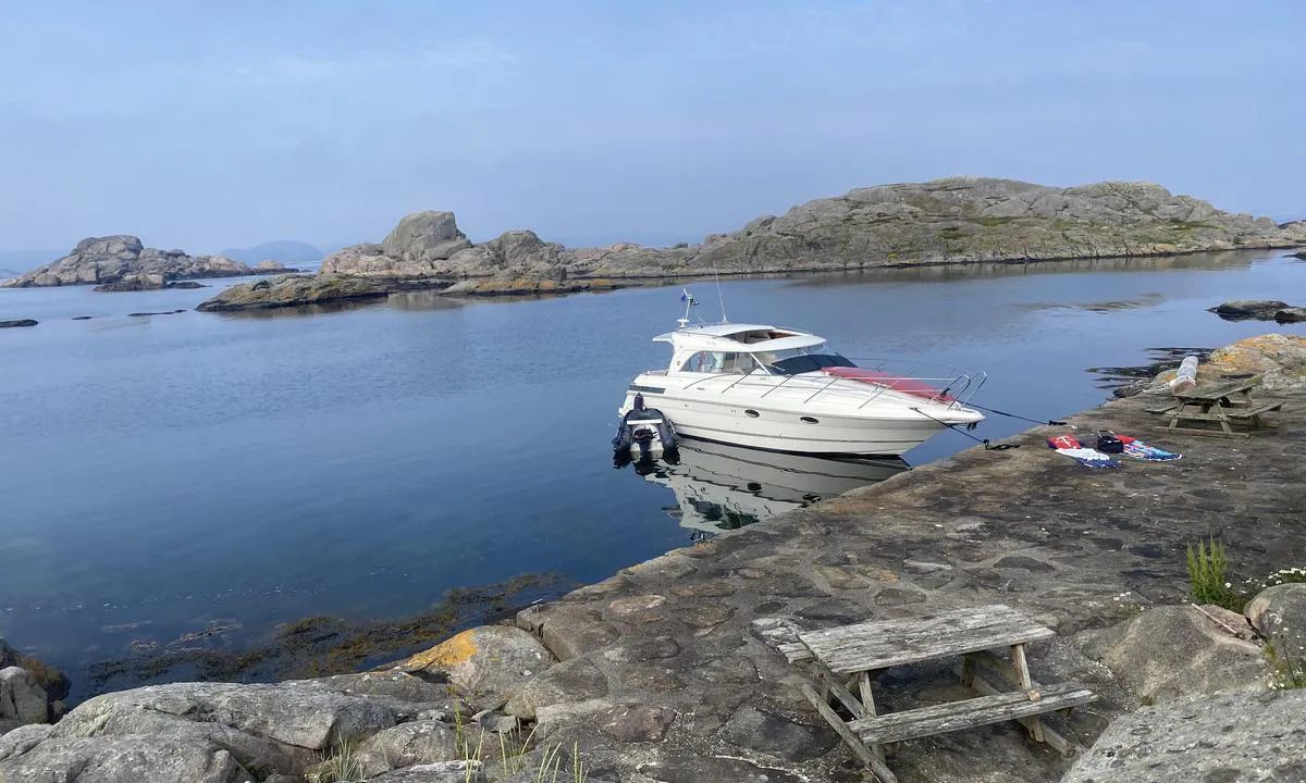 Lefsøyhavn: {"base": "no", "no": "Her b\u00f8r en dregge opp i mot steinbrygga da det er ca 1,2 meter dybde.\r\nMindre b\u00e5ter kan legge seg longside", "se": "H\u00e4r b\u00f6r man ankra upp mot stenbryggan eftersom det \u00e4r cirka 1,2 meter djup. Mindre b\u00e5tar kan l\u00e4gga sig l\u00e5ngsides", "en": "Here one should anchor up towards the stone pier as there is approximately 1.2 meters depth.<br/>Smaller boats can dock alongside.", "da": "Her b\u00f8r man kaste anker mod stenmolen, da der er ca. 1,2 meter dybde. Mindre b\u00e5de kan l\u00e6gge sig langs kajen", "fr": "Ici, il est conseill\u00e9 de mouiller l'ancre pr\u00e8s du quai de pierre, car la profondeur est d'environ 1,2 m\u00e8tre. Les petits bateaux peuvent se mettre \u00e0 couple.", "de": "Hier sollte man sich gegen den Steinsteg anlegen, da die Wassertiefe ca. 1,2 Meter betr\u00e4gt.<br> Kleinere Boote k\u00f6nnen l\u00e4ngsseits festmachen.", "es": "Aqu\u00ed deber\u00eda anclarse frente al muelle de piedra ya que hay aproximadamente 1,2 metros de profundidad. <br>Mant\u00e9nganse seguros que los botes m\u00e1s peque\u00f1os pueden atracarse de costado.", "it": "Qui dovresti ancorare vicino al molo di pietra poich\u00e9 la profondit\u00e0 \u00e8 di circa 1,2 metri. Barche pi\u00f9 piccole possono ormeggiare al longside.", "pt": "Aqui deve-se ancorar em dire\u00e7\u00e3o ao cais de pedra, pois h\u00e1 cerca de 1,2 metros de profundidade. <br> Barcos menores podem atracar de lado.", "nl": "Hier zou men tegen de stenen steiger moeten ankeren, omdat er een diepte is van ongeveer 1,2 meter. Kleinere boten kunnen langszij gaan liggen.", "pl": "Tutaj nale\u017cy zakotwiczy\u0107 si\u0119 w kierunku kamiennego nabrze\u017ca, poniewa\u017c g\u0142\u0119boko\u015b\u0107 wynosi oko\u0142o 1,2 metra.<br>Mniejsze \u0142odzie mog\u0105 zacumowa\u0107 burt\u0105.", "uk": "\u0422\u0443\u0442 \u0441\u043b\u0456\u0434 \u044f\u043a\u0456\u0440 \u0434\u043e \u043a\u0430\u043c\u2019\u044f\u043d\u043e\u0433\u043e \u043f\u0440\u0438\u0447\u0430\u043b\u0443, \u043e\u0441\u043a\u0456\u043b\u044c\u043a\u0438 \u0433\u043b\u0438\u0431\u0438\u043d\u0430 \u0441\u0442\u0430\u043d\u043e\u0432\u0438\u0442\u044c \u043f\u0440\u0438\u0431\u043b\u0438\u0437\u043d\u043e 1,2 \u043c\u0435\u0442\u0440\u0430.<br>\u041c\u0435\u043d\u0448\u0456 \u0447\u043e\u0432\u043d\u0438 \u043c\u043e\u0436\u0443\u0442\u044c \u043f\u0440\u0438\u0447\u0430\u043b\u0438\u0442\u0438 \u0431\u043e\u0440\u0442\u043e\u043c.", "ro": "Aici ar trebui s\u0103 arunca\u021bi ancora spre debarcaderul de piatr\u0103, deoarece ad\u00e2ncimea este de aproximativ 1,2 metri. B\u0103rcile mai mici pot s\u0103 acosteze \u00een lungime.", "tr": "Burada yakla\u015f\u0131k 1,2 metre derinlik oldu\u011fu i\u00e7in ta\u015f iskeleye do\u011fru demir at\u0131lmal\u0131d\u0131r.<br /> K\u00fc\u00e7\u00fck tekneler uzunlamas\u0131na yana\u015fabilir.", "el": "\u0395\u03b4\u03ce \u03b8\u03b1 \u03c0\u03c1\u03ad\u03c0\u03b5\u03b9 \u03bd\u03b1 \u03b1\u03b3\u03ba\u03c5\u03c1\u03bf\u03b2\u03bf\u03bb\u03ae\u03c3\u03b5\u03c4\u03b5 \u03ba\u03bf\u03bd\u03c4\u03ac \u03c3\u03c4\u03b7\u03bd \u03c0\u03ad\u03c4\u03c1\u03b9\u03bd\u03b7 \u03c0\u03c1\u03bf\u03b2\u03bb\u03ae\u03c4\u03b1 \u03ba\u03b1\u03b8\u03ce\u03c2 \u03c4\u03bf \u03b2\u03ac\u03b8\u03bf\u03c2 \u03b5\u03af\u03bd\u03b1\u03b9 \u03c0\u03b5\u03c1\u03af\u03c0\u03bf\u03c5 1,2 \u03bc\u03ad\u03c4\u03c1\u03b1.<br>\u039c\u03b9\u03ba\u03c1\u03cc\u03c4\u03b5\u03c1\u03b1 \u03c3\u03ba\u03ac\u03c6\u03b7 \u03bc\u03c0\u03bf\u03c1\u03bf\u03cd\u03bd \u03bd\u03b1 \u03b4\u03ad\u03c3\u03bf\u03c5\u03bd \u03c0\u03bb\u03b5\u03c5\u03c1\u03b9\u03ba\u03ac.", "cs": "Zde byste m\u011bli zakotvit sm\u011brem k kamenn\u00e9mu molu, proto\u017ee hloubka je p\u0159ibli\u017en\u011b 1,2 metru. Men\u0161\u00ed lod\u011b se mohou p\u0159iv\u00e1zat bokem.", "hu": "Itt \u00e9rdemes horgonyozni a k\u0151m\u00f3l\u00f3 fel\u00e9, mivel k\u00f6r\u00fclbel\u00fcl 1,2 m\u00e9ter m\u00e9lys\u00e9g van.<br/>Kisebb haj\u00f3k p\u00e1rhuzamosan is kik\u00f6thetnek.", "fi": "T\u00e4ss\u00e4 kannattaa ankkuroida kivisataman suuntaan, koska syvyys on noin 1,2 metri\u00e4. Pienemm\u00e4t veneet voivat kiinnitty\u00e4 kyljitt\u00e4in.", "bg": "\u0422\u0443\u043a \u0442\u0440\u044f\u0431\u0432\u0430 \u0434\u0430 \u0441\u0435 \u0437\u0430\u043a\u0440\u0435\u043f\u0438\u0442\u0435 \u0441\u0440\u0435\u0449\u0443 \u043a\u0430\u043c\u0435\u043d\u043d\u0438\u044f \u043a\u0435\u0439, \u0442\u044a\u0439 \u043a\u0430\u0442\u043e \u0434\u044a\u043b\u0431\u043e\u0447\u0438\u043d\u0430\u0442\u0430 \u0435 \u043e\u043a\u043e\u043b\u043e 1,2 \u043c\u0435\u0442\u0440\u0430. \u041f\u043e-\u043c\u0430\u043b\u043a\u0438 \u043b\u043e\u0434\u043a\u0438 \u043c\u043e\u0433\u0430\u0442 \u0434\u0430 \u0441\u0435 \u0440\u0430\u0437\u043f\u043e\u043b\u043e\u0436\u0430\u0442 \u043f\u043e \u0434\u044a\u043b\u0436\u0438\u043d\u0430.", "sr": "Ovdje bi trebalo baciti sidro prema kamenoj rivi, jer je dubina pribli\u017eno 1,2 metra. Manji brodovi mogu pristati bo\u010dno.", "et": "Siin tuleks ankurdada vastu kivist kai, kuna s\u00fcgavus on umbes 1,2 meetrit.<br>V\u00e4iksemad paadid v\u00f5ivad kiilule parkida.", "lv": "\u0160eit b\u016btu j\u0101izdegv\u0113j\u0101s pret\u012b akmens piest\u0101tnei, jo dzi\u013cums ir aptuveni 1,2 metri. Maz\u0101kas laivas var piest\u0101t garenvirzien\u0101.", "lt": "\u010cia reik\u0117t\u0173 inkaruoti prie\u0161 akmenin\u012f prieplauk\u0105, nes gylis yra apie 1,2 metro. Ma\u017eesni laivai gali pri\u0161vartuoti i\u0161ilgai"}