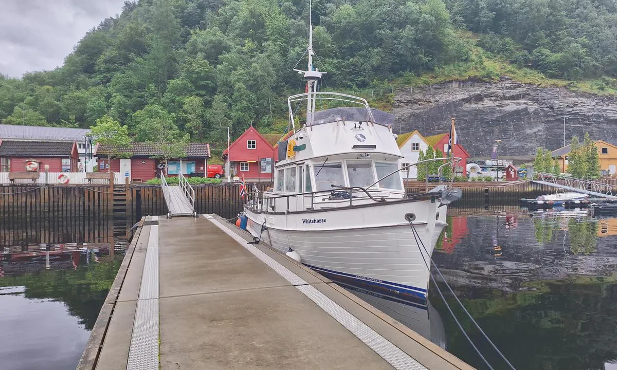 Leirvik Gjestehavn: {"base": "no", "no": "Gode fort\u00f8yningsmuligheter. (Bild: Dieter Schuerer, Juli 2026)", "se": "Bra f\u00f6rt\u00f6jningsm\u00f6jligheter. (Bild: Dieter Schuerer, juli 2026)", "en": "Good mooring facilities. (Photo: Dieter Schuerer, July 2026)", "da": "Gode fort\u00f8jningsmuligheder. (Billede: Dieter Schuerer, juli 2026)", "fr": "Bonnes possibilit\u00e9s d'amarrage. (Photo : Dieter Schuerer, juillet 2026)", "de": "Gute Anlegem\u00f6glichkeiten. (Bild: Dieter Schuerer, Juli 2026)", "es": "Buenas posibilidades de amarre. (Foto: Dieter Schuerer, julio 2026)", "it": "Buone possibilit\u00e0 di ormeggio. (Foto: Dieter Schuerer, luglio 2026)", "pt": "Boas possibilidades de amarra\u00e7\u00e3o. (Foto: Dieter Schuerer, Julho de 2026)", "nl": "Goede afmeerplaatsen. (Foto: Dieter Schuerer, juli 2026)", "pl": "Dobre mo\u017cliwo\u015bci cumowania. (Zdj\u0119cie: Dieter Schuerer, lipiec 2026)", "uk": "\u0414\u043e\u0431\u0440\u0456 \u0443\u043c\u043e\u0432\u0438 \u0434\u043b\u044f \u0448\u0432\u0430\u0440\u0442\u0443\u0432\u0430\u043d\u043d\u044f. (\u0424\u043e\u0442\u043e: \u0414\u0456\u0442\u0435\u0440 \u0428\u044e\u0435\u0440\u0435\u0440, \u043b\u0438\u043f\u0435\u043d\u044c 2026)", "ro": "Posibilit\u0103\u021bi bune de acostare. (Foto: Dieter Schuerer, iulie 2026)", "tr": "\u0130yi ba\u011flama imkanlar\u0131. (Foto\u011fraf: Dieter Schuerer, Temmuz 2026)", "el": "\u039a\u03b1\u03bb\u03ad\u03c2 \u03b4\u03c5\u03bd\u03b1\u03c4\u03cc\u03c4\u03b7\u03c4\u03b5\u03c2 \u03c0\u03c1\u03cc\u03c3\u03b4\u03b5\u03c3\u03b7\u03c2. (\u03a6\u03c9\u03c4\u03bf\u03b3\u03c1\u03b1\u03c6\u03af\u03b1: Dieter Schuerer, \u0399\u03bf\u03cd\u03bb\u03b9\u03bf\u03c2 2026)", "cs": "Dobr\u00e9 mo\u017enosti kotven\u00ed. (Foto: Dieter Schuerer, \u010dervenec 2026)", "hu": "J\u00f3 kik\u00f6t\u00e9si lehet\u0151s\u00e9gek. (K\u00e9p: Dieter Schuerer, 2026. j\u00falius)", "fi": "Hyv\u00e4t kiinnittymismahdollisuudet. (Kuva: Dieter Schuerer, hein\u00e4kuu 2026)", "bg": "\u0414\u043e\u0431\u0440\u0438 \u0432\u044a\u0437\u043c\u043e\u0436\u043d\u043e\u0441\u0442\u0438 \u0437\u0430 \u0430\u043a\u043e\u0441\u0442\u0438\u0440\u0430\u043d\u0435. (\u0421\u043d\u0438\u043c\u043a\u0430: \u0414\u0438\u0442\u0435\u0440 \u0428\u0443\u0435\u0440\u0435\u0440, \u044e\u043b\u0438 2026)", "sr": "\u0414\u043e\u0431\u0440\u0435 \u043c\u043e\u0433\u0443\u045b\u043d\u043e\u0441\u0442\u0438 \u0437\u0430 \u043f\u0440\u0438\u0447\u0432\u0440\u0448\u045b\u0438\u0432\u0430\u045a\u0435. (\u0421\u043b\u0438\u043a\u0430: \u0414\u0438\u0435\u0442\u0435\u0440 \u0428\u0443\u0435\u0440\u0435\u0440, \u0458\u0443\u043b 2026)", "et": "Hea ankrukohad.<br>(Pilt: Dieter Schuerer, juuli 2026)", "lv": "Labi piest\u0101\u0161an\u0101s iesp\u0113jas. (Att\u0113ls: Dieter Schuerer, j\u016blijs 2026)", "lt": "Geros priri\u0161imo galimyb\u0117s. (Nuotrauka: Dieter Schuerer, 2026 m. liepa)"}