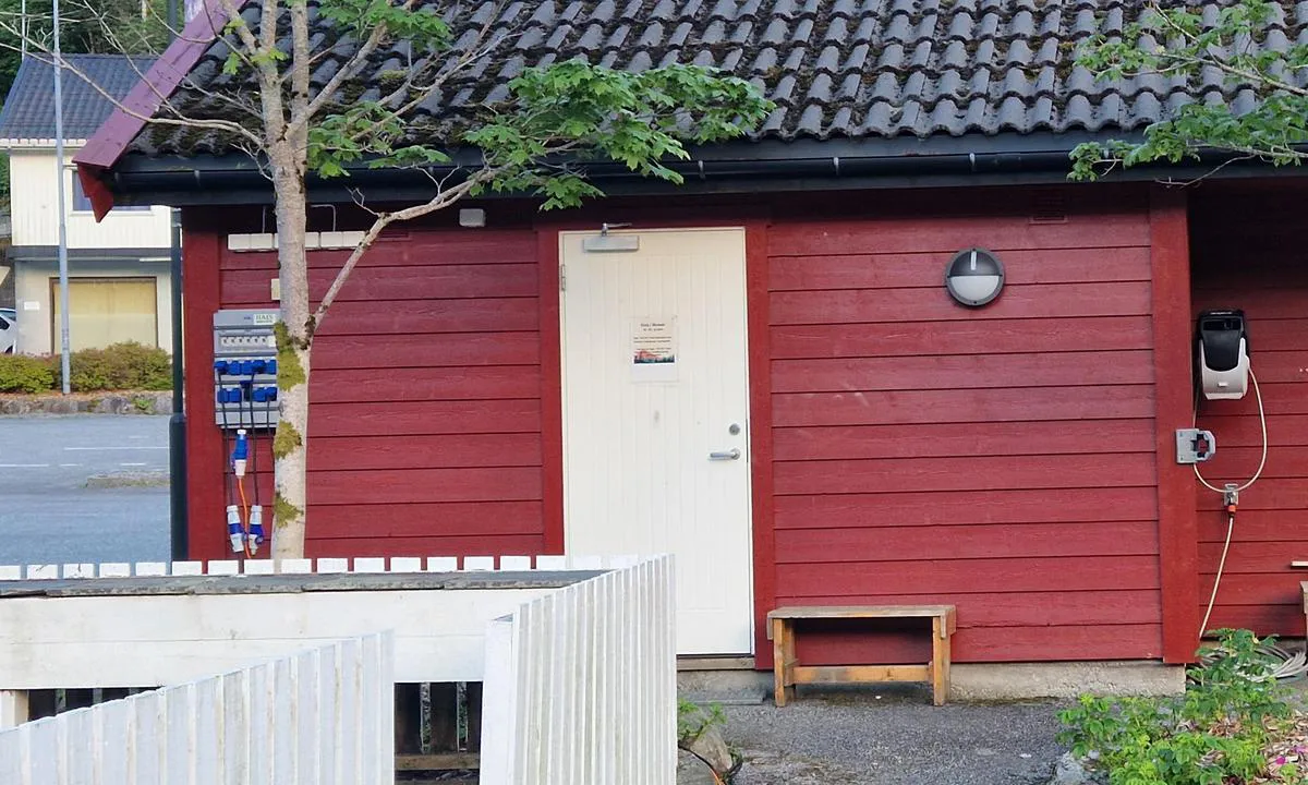 Leirvik Gjestehavn: Electric connection panel of the left (blue-grey box). You need a LONG cable. Water in the middle. Might have to use a pipe extension or move your boat to fill up.