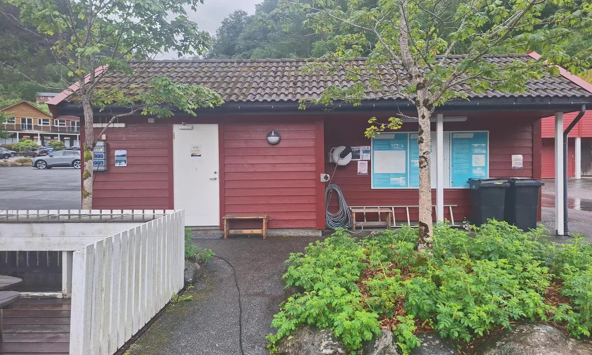 Leirvik Gjestehavn: {"base": "no", "no": "Str\u00f8m og vann finner du ved sanit\u00e6rbuda (Bild: Dieter Schuerer, Juli 2026)", "se": "Str\u00f6m och vatten hittar du vid sanit\u00e4rboden (Bild: Dieter Schuerer, Juli 2026)", "en": "Power and water can be found at the sanitary shed (Photo: Dieter Schuerer, July 2026)", "da": "Str\u00f8m og vand finder du ved sanit\u00e6rhuset (Billede: Dieter Schuerer, Juli 2026)", "fr": "\u00c9lectricit\u00e9 et eau se trouvent pr\u00e8s du block sanitaire (Photo : Dieter Schuerer, juillet 2026)", "de": "Strom und Wasser finden Sie beim Sanit\u00e4rgeb\u00e4ude (Bild: Dieter Schuerer, Juli 2026)", "es": "Electricidad y agua se encuentran junto a las instalaciones sanitarias (Foto: Dieter Schuerer, julio 2026)", "it": "Trovate elettricit\u00e0 e acqua presso la struttura sanitaria (Foto: Dieter Schuerer, luglio 2026)", "pt": "Energia el\u00e9trica e \u00e1gua est\u00e3o dispon\u00edveis junto \u00e0 cabine sanit\u00e1ria (Foto: Dieter Schuerer, julho de 2026)", "nl": "Stroom en water vind je bij het sanitairgebouw (Foto: Dieter Schuerer, juli 2026)", "pl": "Pr\u0105d i woda s\u0105 dost\u0119pne przy sanitariacie (Zdj\u0119cie: Dieter Schuerer, lipiec 2026)", "uk": "\u0415\u043b\u0435\u043a\u0442\u0440\u043e\u043f\u043e\u0441\u0442\u0430\u0447\u0430\u043d\u043d\u044f \u0442\u0430 \u0432\u043e\u0434\u0430 \u0434\u043e\u0441\u0442\u0443\u043f\u043d\u0456 \u0431\u0456\u043b\u044f \u0441\u0430\u043d\u0456\u0442\u0430\u0440\u043d\u043e\u0433\u043e \u0431\u0443\u0434\u0438\u043d\u043a\u0443 (\u0424\u043e\u0442\u043e: \u0414\u0456\u0442\u0435\u0440 \u0428\u044e\u0435\u0440\u0435\u0440, \u043b\u0438\u043f\u0435\u043d\u044c 2026)", "ro": "Curent electric \u0219i ap\u0103 g\u0103si\u021bi la cabina sanitar\u0103 (Imagine: Dieter Schuerer, iulie 2026)", "tr": "Ak\u0131m ve suyu sanitasyon kul\u00fcbesinde bulabilirsiniz (Resim: Dieter Schuerer, Temmuz 2026)", "el": "\u03a1\u03b5\u03cd\u03bc\u03b1 \u03ba\u03b1\u03b9 \u03bd\u03b5\u03c1\u03cc \u03b8\u03b1 \u03b2\u03c1\u03b5\u03af\u03c4\u03b5 \u03c3\u03c4\u03bf \u03c7\u03ce\u03c1\u03bf \u03c5\u03b3\u03b9\u03b5\u03b9\u03bd\u03ae\u03c2 (\u03a6\u03c9\u03c4: Dieter Schuerer, \u0399\u03bf\u03cd\u03bb\u03b9\u03bf\u03c2 2026)", "cs": "Proud a voda najdete u sanit\u00e1rn\u00edho st\u00e1nku (Foto: Dieter Schuerer, \u010dervenec 2026)", "hu": "\u00c1ramot \u00e9s vizet tal\u00e1lsz a szaniter\u00e9p\u00fcletn\u00e9l (K\u00e9p: Dieter Schuerer, 2026. j\u00falius)", "fi": "S\u00e4hk\u00f6 ja vesi l\u00f6ytyv\u00e4t saniteettikojulta (Kuva: Dieter Schuerer, hein\u00e4kuu 2026)", "bg": "\u0415\u043b\u0435\u043a\u0442\u0440\u0438\u0447\u0435\u0441\u0442\u0432\u043e \u0438 \u0432\u043e\u0434\u0430 \u0449\u0435 \u043d\u0430\u043c\u0435\u0440\u0438\u0442\u0435 \u043f\u0440\u0438 \u0441\u0430\u043d\u0438\u0442\u0430\u0440\u043d\u0430\u0442\u0430 \u0431\u0443\u0434\u043a\u0430 (\u0421\u043d\u0438\u043c\u043a\u0430: Dieter Schuerer, \u044e\u043b\u0438 2026)", "sr": "Struja i voda se nalaze kod sanitarne ku\u0107ice (Slika: Dieter Schuerer, jul 2026)", "et": "Voolu ja vee leiad sanitaarkompleksist (Pilt: Dieter Schuerer, juuli 2026)", "lv": "Elektroener\u0123iju un \u016bdeni atrad\u012bsi pie sanit\u0101r\u0101s \u0113kas (Att\u0113ls: Dieter Schuerer, 2026. gada j\u016blijs)", "lt": "Srov\u0119 ir vanden\u012f rasite prie sanitarini\u0173 patalp\u0173 (Nuotrauka: Dieter Schuerer, 2026 m. liepa)"}