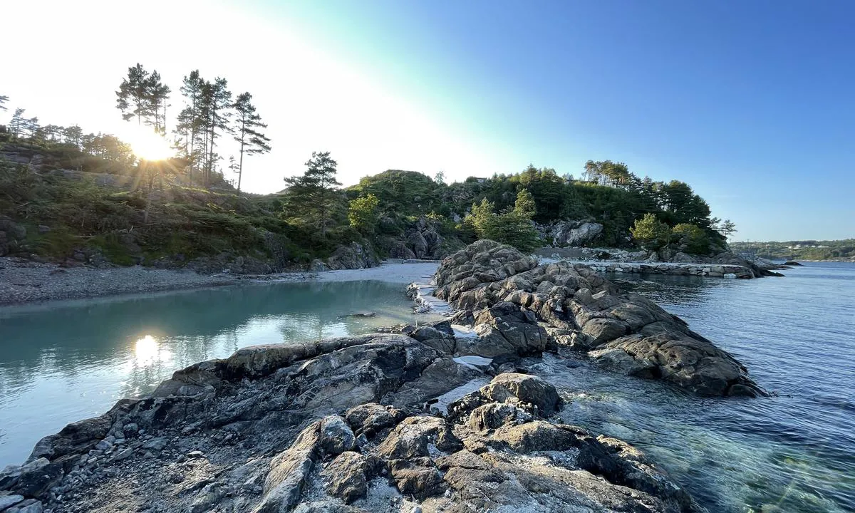 Leirvikjo - Bekkjarvik: Badeområde, følg strandpromenaden utover (motsatt vei av Bekkjarvik sentrum)