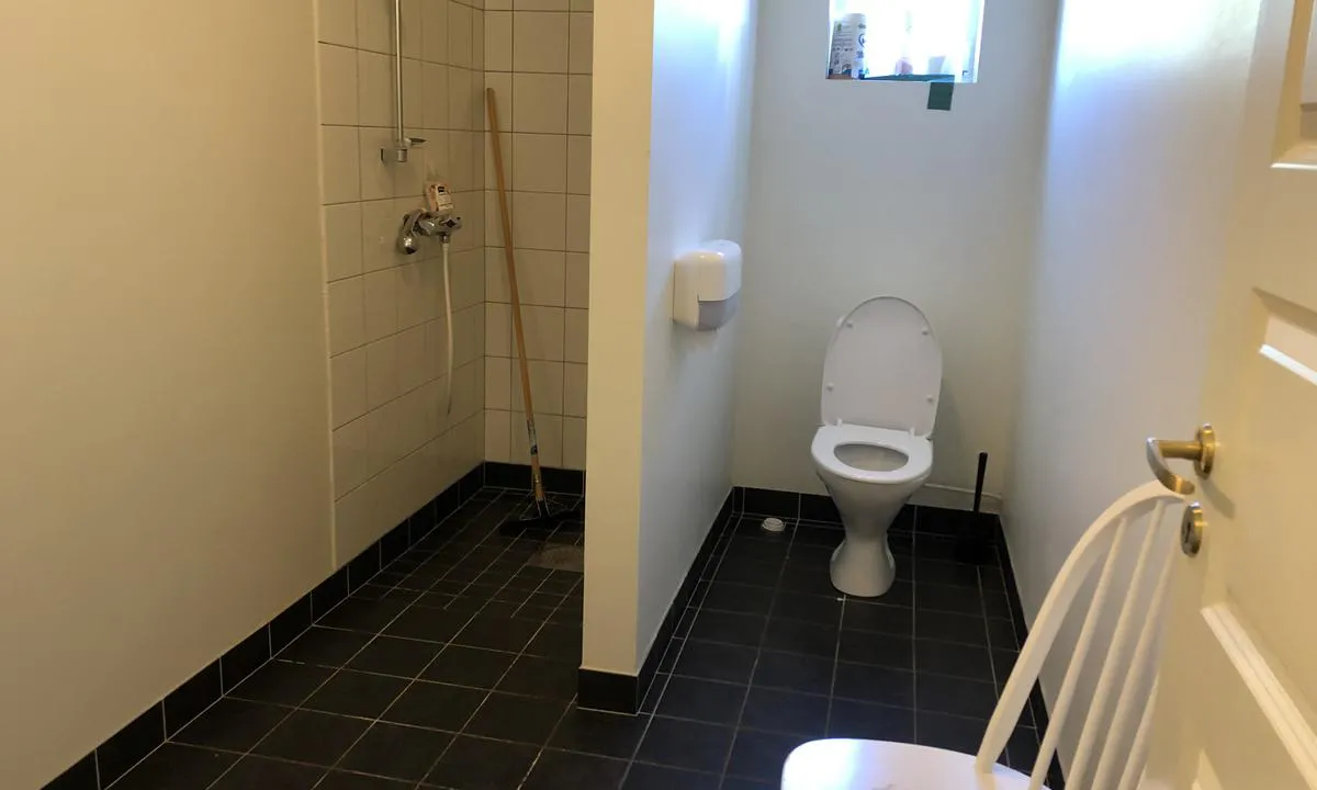 Det er fine dusjer og toaletter på Leka Brygge