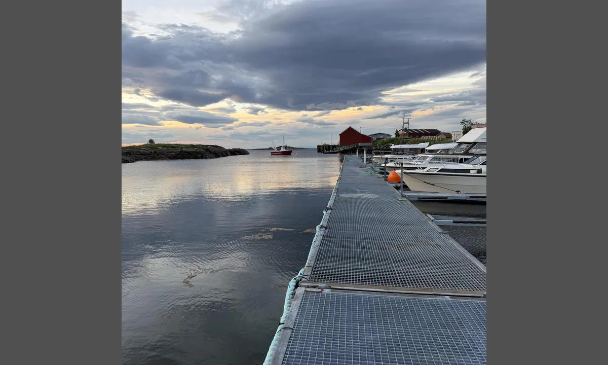 Leknes småbåthavn: {"base": "no", "no": "Innsegling kor den r\u00f8de b\u00e5ten ligg for b\u00f8ye.", "se": "Insegling d\u00e4r den r\u00f6da b\u00e5ten ligger vid boj.", "en": "Approach where the red boat is moored to the buoy.", "da": "Indsejling hvor den r\u00f8de b\u00e5d ligger for b\u00f8jen.", "fr": "Entr\u00e9e o\u00f9 le bateau rouge est amarr\u00e9 \u00e0 une bou\u00e9e.", "de": "Einfahrt, wo das rote Boot an der Boje liegt.", "es": "Navegaci\u00f3n hacia el puerto donde el barco rojo est\u00e1 amarrado a la boya.", "it": "Ingresso dove la barca rossa \u00e8 ormeggiata alla boa.", "pt": "Aproxima\u00e7\u00e3o onde o barco vermelho est\u00e1 amarrado \u00e0 boia.", "nl": "Invaart waar de rode boot aan een boei ligt.", "pl": "Wp\u0142yni\u0119cie tam, gdzie czerwona \u0142\u00f3d\u017a jest zakotwiczona na boi.", "uk": "\u0412\u0445\u0456\u0434 \u0443 \u0433\u0430\u0432\u0430\u043d\u044c, \u0434\u0435 \u0447\u0435\u0440\u0432\u043e\u043d\u0438\u0439 \u0447\u043e\u0432\u0435\u043d \u0441\u0442\u043e\u0457\u0442\u044c \u043d\u0430 \u044f\u043a\u043e\u0440\u0456.", "ro": "Accesul \u00een port unde se afl\u0103 barca ro\u0219ie legat\u0103 de geamandur\u0103.", "tr": "\u0130\u00e7entranslation ne g\u00f6r\u00fclen k\u0131rm\u0131z\u0131 teknenin \u015famand\u0131ras\u0131 boyunca.", "el": "\u0395\u03af\u03c3\u03bf\u03b4\u03bf\u03c2 \u03bb\u03b9\u03bc\u03ad\u03bd\u03b1 \u03cc\u03c0\u03bf\u03c5 \u03c4\u03bf \u03ba\u03cc\u03ba\u03ba\u03b9\u03bd\u03bf \u03c3\u03ba\u03ac\u03c6\u03bf\u03c2 \u03b2\u03c1\u03af\u03c3\u03ba\u03b5\u03c4\u03b1\u03b9 \u03b3\u03b9\u03b1 \u03bd\u03b1 \u03b4\u03ad\u03c3\u03b5\u03b9.", "cs": "Vjezd, kde \u010derven\u00e1 lo\u010f le\u017e\u00ed u b\u00f3je.", "hu": "Bej\u00e1rat, ahol a v\u00f6r\u00f6s haj\u00f3 van a b\u00f3j\u00e1n\u00e1l.", "fi": "Sis\u00e4\u00e4najo miss\u00e4 punainen vene on kiinnitetty poijuun.", "bg": "\u0412\u0445\u043e\u0434 \u043a\u044a\u0434\u0435\u0442\u043e \u0447\u0435\u0440\u0432\u0435\u043d\u0430\u0442\u0430 \u043b\u043e\u0434\u043a\u0430 \u0435 \u0441\u0432\u044a\u0440\u0437\u0430\u043d\u0430 \u0437\u0430 \u0431\u0443\u0439.", "sr": "\u0423\u043b\u0430\u0437\u0430\u043a \u0433\u0434\u0435 \u0458\u0435 \u0446\u0440\u0432\u0435\u043d\u0430 \u0431\u0440\u043e\u0434 \u0432\u0435\u0437\u0430\u043d \u0437\u0430 \u0431\u043e\u0432\u0443.", "et": "Sissep\u00e4\u00e4s, kus punane paat on poiga \u00fchendatud.", "lv": "Iepl\u016bde, kur sarkan\u0101 laiva ir pie bojas.", "lt": "\u012eplaukimas, kur raudonas laivas laikosi bojos."}