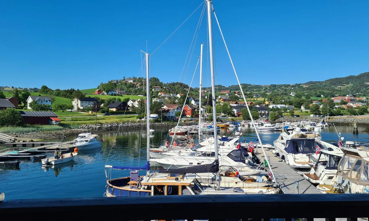 Leksvik Småbåthavn: Harrys spseri ved havnen anbefales.