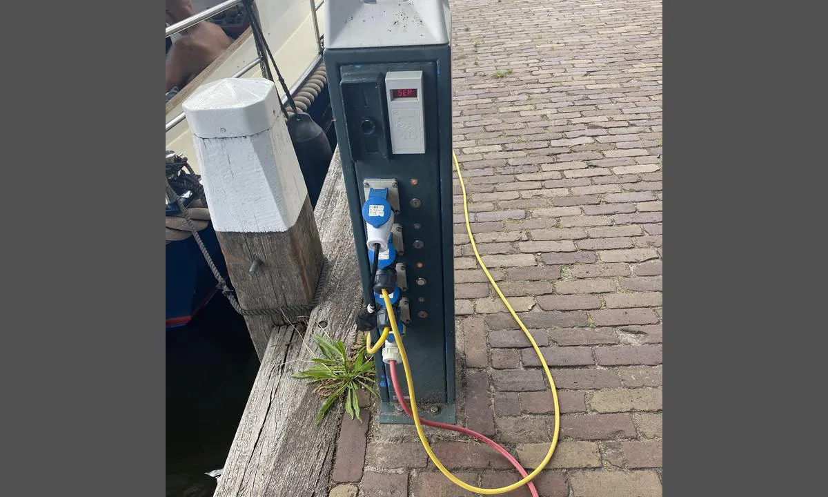 Lemmer binnenhaven: {"base": "da", "no": "Det koster 1 euro for ca 1 kWh", "se": "Det kostar 1 euro f\u00f6r ca 1 kwh", "en": "It costs 1 euro for approximately 1 kWh", "da": "Det koster 1 euro for ca 1 kwh", "fr": "Cela co\u00fbte 1 euro pour environ 1 kWh", "de": "Es kostet 1 Euro f\u00fcr ca. 1 kWh", "es": "Cuesta 1 euro por aproximadamente 1 kwh", "it": "Costa 1 euro per circa 1 kWh", "pt": "Custa 1 euro por aproximadamente 1 kwh", "nl": "Het kost 1 euro voor ca 1 kwh", "pl": "Kosztuje 1 euro za oko\u0142o 1 kWh", "uk": "\u0426\u0435 \u043a\u043e\u0448\u0442\u0443\u0454 1 \u0454\u0432\u0440\u043e \u0437\u0430 \u043f\u0440\u0438\u0431\u043b\u0438\u0437\u043d\u043e 1 \u043a\u0412\u0442\u00b7\u0433\u043e\u0434", "ro": "Cost\u0103 1 euro pentru aprox. 1 kWh", "tr": "Yakla\u015f\u0131k 1 kwh i\u00e7in 1 euro maliyetindedir.", "el": "\u039a\u03bf\u03c3\u03c4\u03af\u03b6\u03b5\u03b9 1 \u03b5\u03c5\u03c1\u03ce \u03b3\u03b9\u03b1 \u03c0\u03b5\u03c1\u03af\u03c0\u03bf\u03c5 1 kwh", "cs": "Stoj\u00ed to 1 euro za cca 1 kWh.", "hu": "1 eur\u00f3ba ker\u00fcl kb. 1 kWh", "fi": "Se maksaa noin 1 eurosta 1 kWh:sta", "bg": "\u0426\u0435\u043d\u0430\u0442\u0430 \u0435 1 \u0435\u0432\u0440\u043e \u0437\u0430 \u043e\u043a\u043e\u043b\u043e 1 kwh", "sr": "Ko\u0161ta 1 evro za oko 1 kwh", "et": "See maksab umbes 1 euro 1 kWh eest", "lv": "Tas maks\u0101 1 eiro par apm\u0113ram 1 kWh", "lt": "Tai kainuoja 1 eur\u0105 u\u017e ma\u017edaug 1 kWh"}