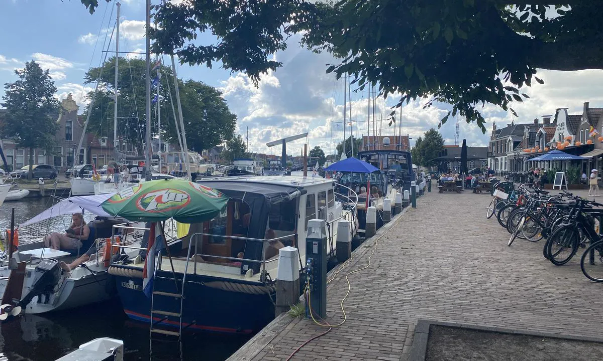 Lemmer binnenhaven: {"base": "no", "no": "Veldig koselig men travel havn i sesongen. Ligger sentralt i sentrum", "se": "V\u00e4ldigt mysig men livlig hamn under s\u00e4songen. Ligger centralt i centrum", "en": "A very cozy but busy harbour during the season. Located centrally in the town center.", "da": "Meget hyggelig men travl havn i s\u00e6sonen. Beliggende centralt i centrum", "fr": "Port tr\u00e8s charmant mais fr\u00e9quent\u00e9 en saison. Situ\u00e9 en plein centre.", "de": "Sehr gem\u00fctlicher, aber gesch\u00e4ftiger Hafen in der Saison. Liegt zentral im Stadtzentrum.", "es": "Puerto muy acogedor pero concurrido en temporada. Situado en pleno centro.", "it": "Molto accogliente ma affollato porto durante la stagione. Situato nel centro della citt\u00e0.", "pt": "<p>Porto muito acolhedor, mas movimentado durante a temporada. Localizado centralmente no centro da cidade.</p>", "nl": "Erg gezellige maar drukke haven in het seizoen. Gelegen centraal in het centrum", "pl": "Bardzo przytulny, ale ruchliwy port w sezonie. Po\u0142o\u017cony centralnie w centrum", "uk": "\u0414\u0443\u0436\u0435 \u0437\u0430\u0442\u0438\u0448\u043d\u0430, \u0430\u043b\u0435 \u0437\u0430\u0439\u043d\u044f\u0442\u0430 \u0433\u0430\u0432\u0430\u043d\u044c \u0443 \u0441\u0435\u0437\u043e\u043d. \u0420\u043e\u0437\u0442\u0430\u0448\u043e\u0432\u0430\u043d\u0430 \u0446\u0435\u043d\u0442\u0440\u0430\u043b\u044c\u043d\u043e \u0432 \u0446\u0435\u043d\u0442\u0440\u0456.", "ro": "Port foarte pl\u0103cut dar aglomerat \u00een sezon. Situat central l\u00e2ng\u0103 centrul ora\u0219ului", "tr": "Sezon i\u00e7inde \u00e7ok hareketli ama \u00e7ok g\u00fczel bir liman. Merkezi yerde, \u015fehir merkezinde yer almaktad\u0131r.", "el": "\u03a0\u03bf\u03bb\u03cd \u03b3\u03c1\u03b1\u03c6\u03b9\u03ba\u03cc \u03b1\u03bb\u03bb\u03ac \u03c0\u03bf\u03bb\u03c5\u03c3\u03cd\u03c7\u03bd\u03b1\u03c3\u03c4\u03bf \u03bb\u03b9\u03bc\u03ac\u03bd\u03b9 \u03ba\u03b1\u03c4\u03ac \u03c4\u03b7 \u03b4\u03b9\u03ac\u03c1\u03ba\u03b5\u03b9\u03b1 \u03c4\u03b7\u03c2 \u03c3\u03b5\u03b6\u03cc\u03bd. \u0392\u03c1\u03af\u03c3\u03ba\u03b5\u03c4\u03b1\u03b9 \u03ba\u03b5\u03bd\u03c4\u03c1\u03b9\u03ba\u03ac \u03c3\u03c4\u03bf \u03ba\u03ad\u03bd\u03c4\u03c1\u03bf.", "cs": "Velmi \u00fatuln\u00fd, ale ru\u0161n\u00fd p\u0159\u00edstav v sez\u00f3n\u011b. Nach\u00e1z\u00ed se p\u0159\u00edmo v centru", "hu": "Nagyon hangulatos, de szezonban forgalmas kik\u00f6t\u0151. K\u00f6zponti fekv\u00e9s\u0171.", "fi": "Eritt\u00e4in viihtyis\u00e4 mutta vilkas satama sesongin aikana. Sijaitsee keskeisell\u00e4 paikalla keskustassa", "bg": "\u041c\u043d\u043e\u0433\u043e \u0443\u044e\u0442\u043d\u043e, \u043d\u043e \u043d\u0430\u0442\u043e\u0432\u0430\u0440\u0435\u043d\u043e \u043f\u0440\u0438\u0441\u0442\u0430\u043d\u0438\u0449\u0435 \u043f\u0440\u0435\u0437 \u0441\u0435\u0437\u043e\u043d\u0430. \u041d\u0430\u043c\u0438\u0440\u0430 \u0441\u0435 \u0446\u0435\u043d\u0442\u0440\u0430\u043b\u043d\u043e \u0432 \u0446\u0435\u043d\u0442\u044a\u0440\u0430.", "sr": "\u0412\u0435\u043e\u043c\u0430 \u043f\u0440\u0438\u0458\u0430\u0442\u043d\u0430 \u0430\u043b\u0438 \u043f\u0440\u043e\u043c\u0435\u0442\u043d\u0430 \u043b\u0443\u043a\u0430 \u0443 \u0441\u0435\u0437\u043e\u043d\u0438. \u041d\u0430\u043b\u0430\u0437\u0438 \u0441\u0435 \u0443 \u0446\u0435\u043d\u0442\u0440\u0443 \u0433\u0440\u0430\u0434\u0430", "et": "V\u00e4ga hubane, kuid hooajal tiheda liiklusega sadam. Asub kesklinnas.", "lv": "\u013boti jauka, bet ros\u012bga osta sezonas laik\u0101. Atrodas centr\u0101.", "lt": "Labai jaukus, bet u\u017eimtas uostas sezono metu. Randasi pa\u010diame centre"}