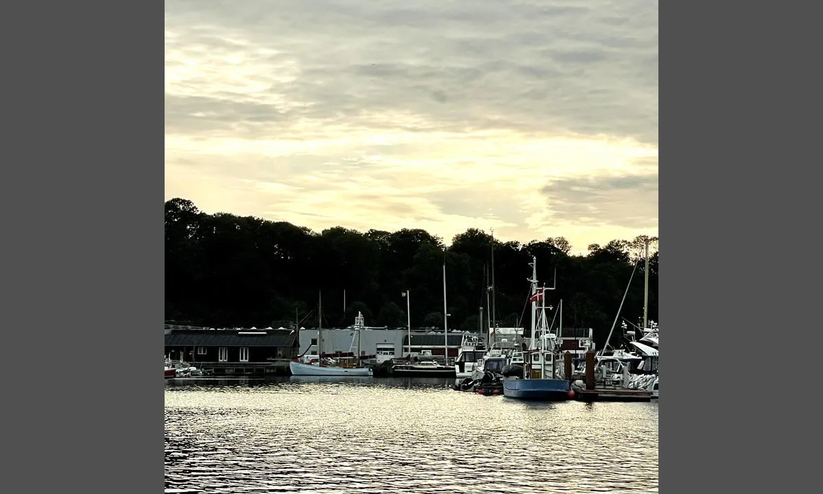 Lemvig Havn: {"base": "se", "no": "Bildet tatt vestover fra flytebryggen.", "se": "Bilden tagen v\u00e4sterut fr\u00e5n flytbryggan.", "en": "The picture taken westward from the floating dock.", "da": "Billedet taget vestp\u00e5 fra flydebroen.", "fr": "Image prise vers l'ouest depuis le ponton flottant.", "de": "Das Bild wurde westlich vom Schwimmsteg aufgenommen.", "es": "La imagen tomada hacia el oeste desde el muelle flotante.", "it": "Immagine scattata verso ovest dal pontile galleggiante.", "pt": "Imagem tirada para o oeste a partir do pont\u00e3o.", "nl": "De foto genomen naar het westen vanaf de drijvende steiger.", "pl": "Zdj\u0119cie zrobione na zach\u00f3d z pomostu p\u0142ywaj\u0105cego.", "uk": "\u0417\u043e\u0431\u0440\u0430\u0436\u0435\u043d\u043d\u044f, \u0437\u0440\u043e\u0431\u043b\u0435\u043d\u0435 \u043d\u0430 \u0437\u0430\u0445\u0456\u0434 \u0456\u0437 \u043f\u043b\u0430\u0432\u0443\u0447\u043e\u0433\u043e \u043f\u0440\u0438\u0447\u0430\u043b\u0443.", "ro": "Imaginea a fost f\u0103cut\u0103 spre vest de pe pontonul plutitor.", "tr": "Foto\u011fraflar y\u00fczer iskeleden bat\u0131ya bak\u0131larak \u00e7ekilmi\u015ftir.", "el": "\u0397 \u03b5\u03b9\u03ba\u03cc\u03bd\u03b1 \u03c4\u03c1\u03b1\u03b2\u03ae\u03c7\u03c4\u03b7\u03ba\u03b5 \u03b4\u03c5\u03c4\u03b9\u03ba\u03ac \u03b1\u03c0\u03cc \u03c4\u03b7\u03bd \u03c0\u03bb\u03c9\u03c4\u03ae \u03c0\u03c1\u03bf\u03b2\u03bb\u03ae\u03c4\u03b1.", "cs": "Obr\u00e1zek po\u0159\u00edzen\u00fd sm\u011brem na z\u00e1pad z plovouc\u00edho mola.", "hu": "A k\u00e9p nyugatra k\u00e9sz\u00fclt az \u00fasz\u00f3m\u00f3l\u00f3r\u00f3l.", "fi": "Kuva otettu l\u00e4nteen kelluvasta laiturista.", "bg": "\u0421\u043d\u0438\u043c\u043a\u0430\u0442\u0430 \u0435 \u043d\u0430\u043f\u0440\u0430\u0432\u0435\u043d\u0430 \u043d\u0430 \u0437\u0430\u043f\u0430\u0434 \u043e\u0442 \u043f\u043b\u0430\u0432\u0430\u0449\u0438\u044f \u043a\u0435\u0439.", "sr": "\u0421\u043b\u0438\u043a\u0430 \u0441\u043d\u0438\u043c\u0459\u0435\u043d\u0430 \u043a\u0430 \u0437\u0430\u043f\u0430\u0434\u0443 \u0441\u0430 \u043f\u043b\u0443\u0442\u0430\u0458\u0443\u045b\u0435\u0433 \u043f\u0440\u0438\u0441\u0442\u0430\u043d\u0430.", "et": "Pilt tehtud ujuvkailt l\u00e4\u00e4nde.", "lv": "Att\u0113ls uz\u0146emts uz rietumiem no peldo\u0161\u0101s piest\u0101tnes.", "lt": "Vaizdas \u012f vakarus nuo pl\u016bduriuojan\u010dio tiltelio."}